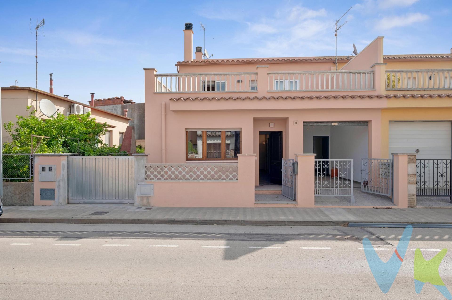 Ven a conocer esta casa pareada en la urbanización "Camp del Enginyers" en Vilafant, un rincón residencial con encanto, a tan solo un paseo del centro de Figueres. Una casa que te ofrece tranquilidad, rodeada de comodidades, con la posibilidad de disfrutar de la Costa Brava a solo un paso, donde se mezclan la serenidad de un entorno residencial y la proximidad a la animada vida de la ciudad, encontrarás tu espacio ideal. Este hogar no solo te brinda espacio, sino también la posibilidad de vivir una vida conectada. Desde aquí, podrás caminar hacia las tiendas, los restaurantes y los servicios que ofrece Figueres. Además, la estación del AVE, que te conecta rápidamente con Barcelona y Francia, está muy cerca, convirtiendo esta casa en una base perfecta tanto para residentes locales como para aquellos que buscan una segunda residencia en una ubicación estratégica. Descripción técnica. Esta casa pareada de tres niveles ofrece una distribución inteligente y amplia que se adapta a diversas necesidades familiares. Planta principal:. Comedor: Un gran espacio que invita a compartir momentos en familia y con amigos. Cocina: Amplia y luminosa, equipada con una chimenea que añade calidez y carácter. Dormitorio: Un dormitorio doble en esta planta, ideal para personas con movilidad reducida o como despacho. Baño completo: Cómodo y bien distribuido. Zona de lavado: Práctica y accesible, situada junto al garaje. Garaje: Espacioso, con capacidad para un vehículo y acceso directo a la casa. Planta superior:. Dormitorios: Cuatro dormitorios dobles, todos ellos con espacio suficiente para el descanso y el almacenaje. Baño completo: Funcional, al servicio de los dormitorios. Terraza: Una gran terraza que se convierte en el lugar perfecto para disfrutar del sol y del aire libre. Sótano:. Espacio diáfano: Un generoso espacio de aproximadamente 100 m², ideal para adaptarlo a tus necesidades: un gimnasio, una sala de juegos, o un taller. Exterior:. Patio enlosado: Un espacio exterior de fácil mantenimiento, perfecto para disfrutar del aire libre sin complicaciones. Esta casa es una oportunidad única para quienes buscan la comodidad de vivir cerca de la ciudad sin renunciar a la tranquilidad de un entorno residencial. Ya sea como primera vivienda o como una residencia vacacional, ofrece un equilibrio perfecto entre calidad, ubicación y espacio.