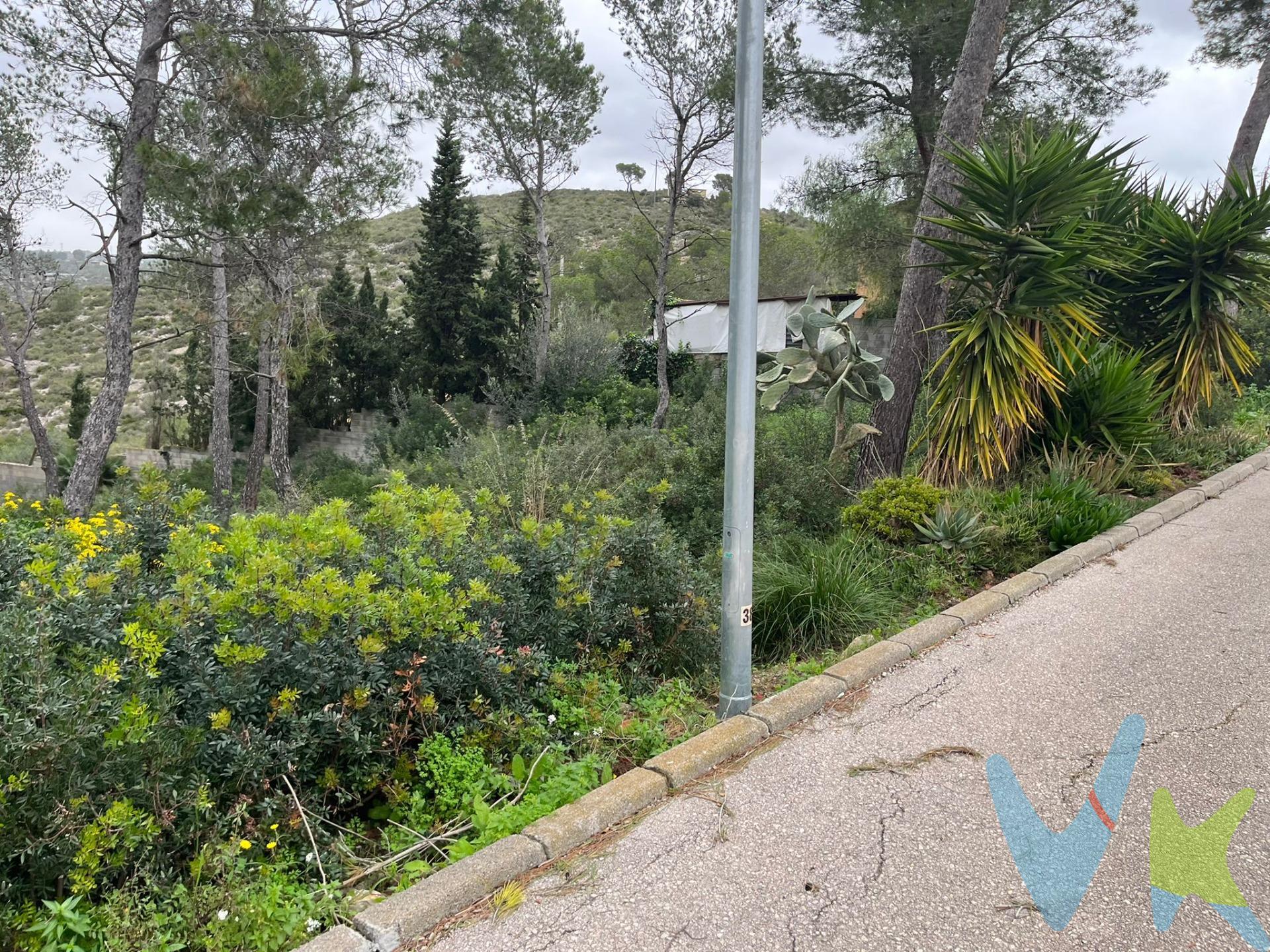 Terreno llano en venta en Vora Sitges (Canyelles) – Construye la casa de tus sueños. ¿Quieres construirte la casa de tus sueños en una zona tranquila, rodeada de naturaleza y a pocos minutos de Sitges?. Este terreno en Vora Sitges, Canyelles, es una oportunidad única para hacerlo realidad. Se trata de una parcela llana de 744 m², muy cómoda para edificar y con vistas despejadas que aportan privacidad y un entorno privilegiado. Datos urbanísticos (clave R6b):. Edificabilidad: 55% → 409 m² construibles. Ocupación máxima: 30% → 223 m². Ocupación para construcción auxiliar: 5% → 37 m². Alturas permitidas: (Sótano opcional) + Planta baja + 1 planta piso. Esta parcela ofrece espacio y versatilidad para diseñar una vivienda amplia, luminosa y completamente adaptada a tus necesidades, con jardín, piscina y todas las comodidades que imagines. Un terreno ideal para quienes buscan vivir cerca de Sitges pero en un entorno más tranquilo, natural y con excelentes vistas.