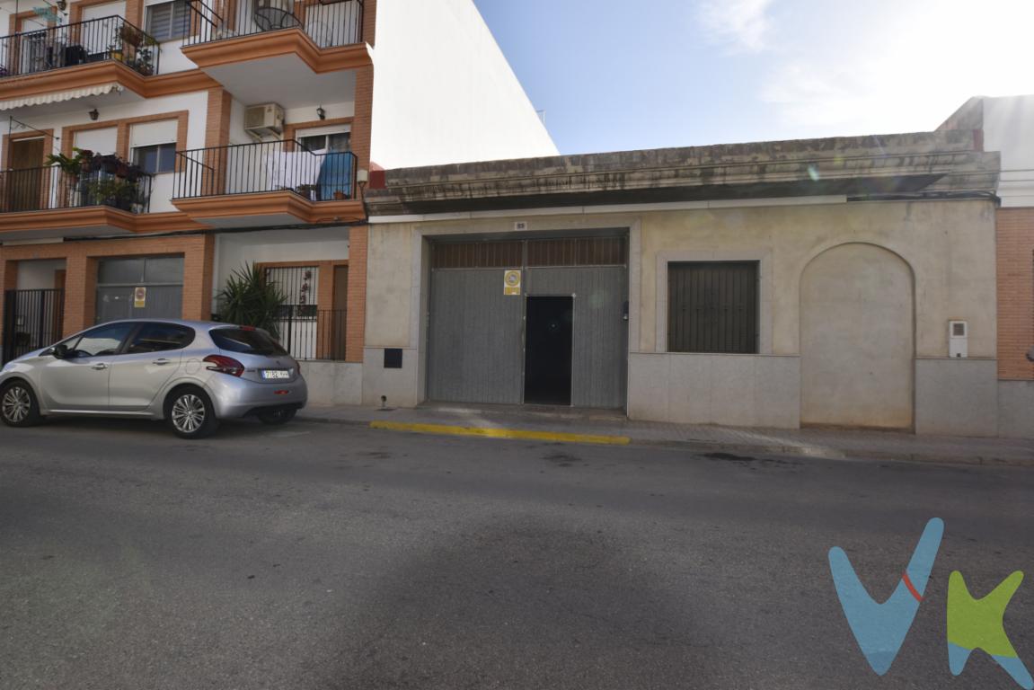 Te proponemos un solar de 236m2 para construir la casa de tus sueños en una de las mejores calles de Rafelbunyol. Las obras ya han empezado, la planta baja está en estructura, además de dos aseos y un vestuario. Por normativa, hay posibilidades de edificar dos alturas más buhardilla, convirtiéndolo en una casa familiar con todo tipo de comodidades y estancias amplias, así como patio, terrazas y buhardilla. Vivirás en Rafelbunyol, municipio de l´Horta Nord, muy cerca de los colegios, de zonas ajardinadas y en una zona de casas unifamiliares. El solar tiene orientación Oeste y una fachada de 10m, ideal para entrada a la casa y de coches, así como una profundidad de 23m para dar rienda suelta a tus necesidades familiares. ¿Te interesa? Llámanos y hacemos realidad tu proyecto.¿Te gustaría enterarte en primicia de nuestros inmuebles en alquiler y venta? En VIVEKU.ES los publicamos con unos días de antelación.Contamos con 30 años de experiencia acreditada y nuestro objetivo es garantizarle un servicio de compra humano, ético, de calidad, fácil y seguro. Nuestro equipo lo integran agentes con la titulación AIR (Agente Inmobiliario Registrado) y Agentes Certificadores de la categoría Premium en certificación de inmuebles y debidamente registrados en el Registro de Agentes de Intermediación de la CV (RAICV 0743). Consulte en nuestras reseñas de Google lo que opinan los clientes que ya han trabajado con nosotros.El precio NO incluye: Impuestos, gastos de Notaría, registro y honorarios de inmobiliaria. 