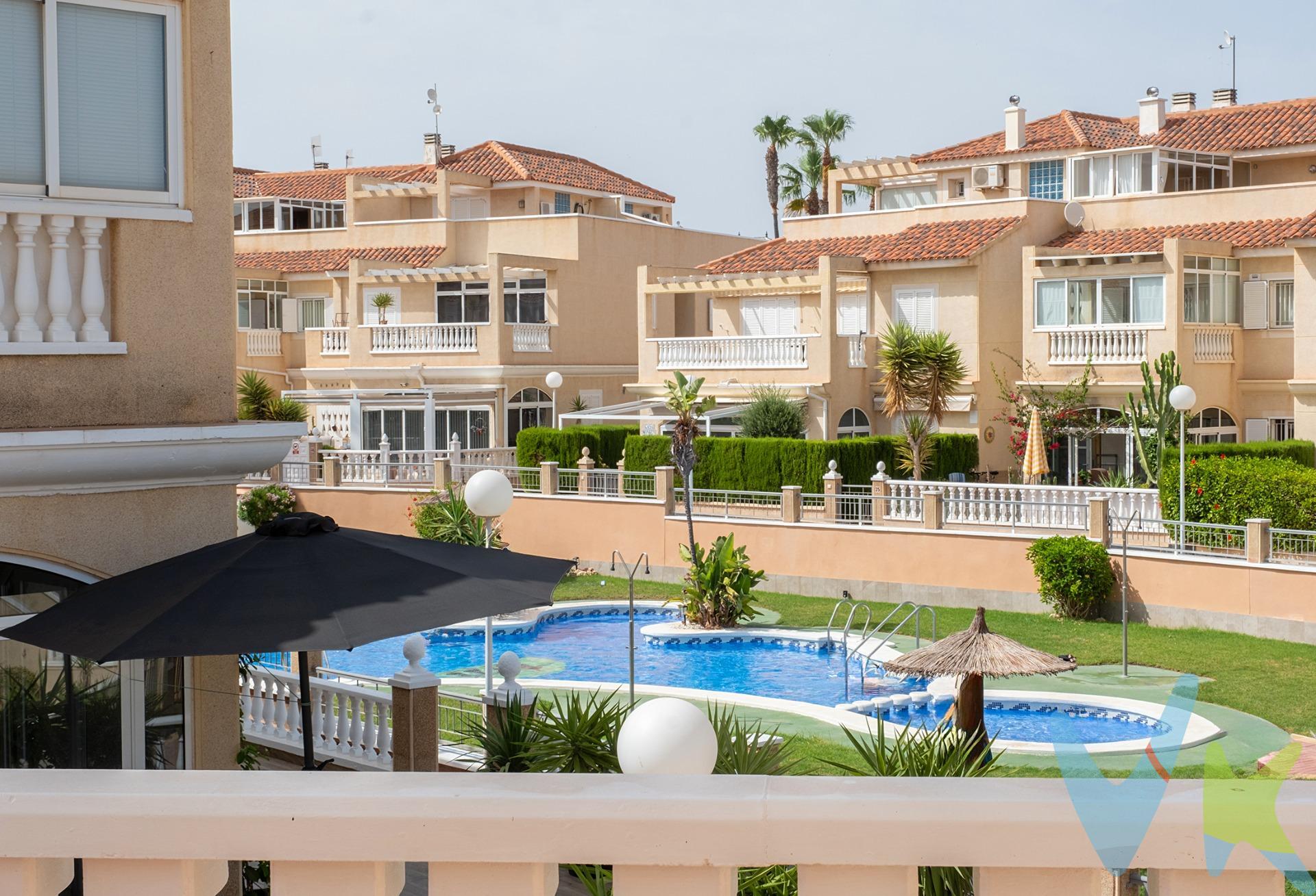 Mocadi Real Estate presenta esta magnífica casa pareada situada en la prestigiosa urbanización Zeniamar, en Orihuela Costa, una vivienda que combina amplitud, comodidad y una ubicación privilegiada, perfecta tanto para vivir todo el año como para disfrutar de unas vacaciones inolvidables. Con 115 m² construidos y 53 m² de jardín privado, la vivienda ofrece una distribución práctica y luminosa. Dispone de dos amplios dormitorios, un despacho independiente ideal para teletrabajar, recibir invitados o convertirlo en un tercer dormitorio, dos baños completos y espacios interiores llenos de luz natural que crean un ambiente cálido y acogedor. Se encuentra en excelente estado de conservación y está lista para entrar a vivir, sin necesidad de realizar reformas. En el exterior destaca su amplio jardín privado, perfecto para desayunar al sol, disfrutar del excelente clima mediterráneo, organizar comidas al aire libre o simplemente relajarse durante todo el año. Además, la vivienda cuenta con una espaciosa terraza en la primera planta y un magnífico solárium en la segunda, ofreciendo múltiples espacios para disfrutar del exterior, tomar el sol, crear una zona chill-out o contemplar las vistas. La urbanización dispone de una espectacular piscina comunitaria, cuidados jardines y un entorno tranquilo, seguro y completamente cerrado, ideal para disfrutar de la privacidad y el bienestar. Su ubicación es otro de sus grandes atractivos. A pocos minutos se encuentran el Centro Comercial La Zenia Boulevard, las reconocidas playas de La Zenia, Playa Flamenca y Punta Prima, prestigiosos campos de golf, supermercados, restaurantes, colegios y todos los servicios necesarios para el día a día. Una oportunidad excepcional para adquirir una vivienda con encanto en una de las zonas más demandadas de Orihuela Costa, ideal como residencia habitual, segunda residencia o inversión con un excelente potencial de revalorización y alquiler.