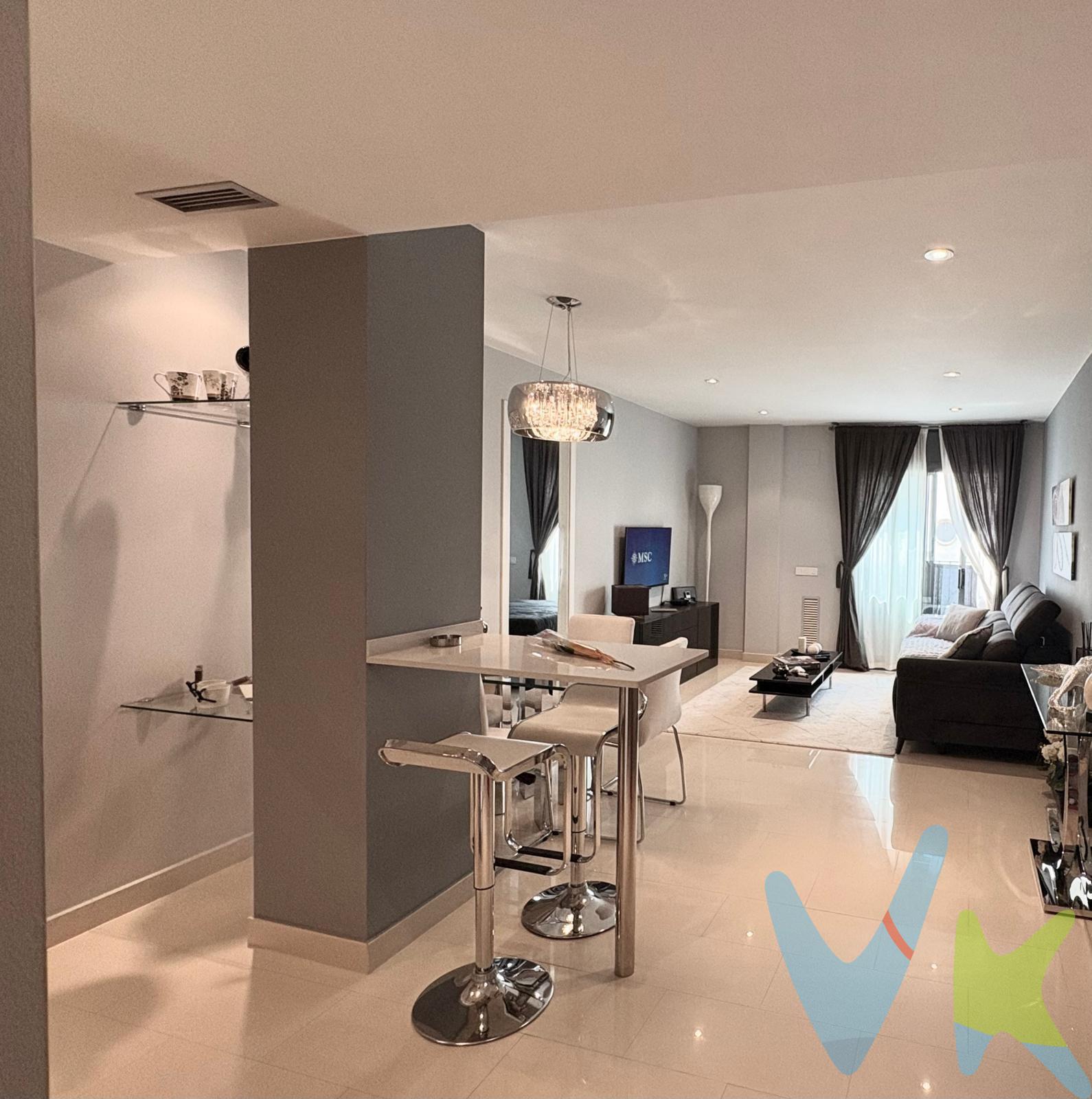 Te presentamos este acogedor estudio, situado en pleno corazón de Sitges, para disfrutar del estilo de vida mediterráneo. Una oportunidad única tanto para quienes buscan un hogar durante todo el año como para aquellos que desean una segunda residencia donde desconectar. La vivienda sorprende desde el primer momento con un amplio y luminoso salón-comedor con cocina tipo office, un espacio abierto que transmite calidez y funcionalidad, ideal para compartir momentos inolvidables. La propiedad dispone además de una generosa habitación tipo suite con baño completo, pensada para el confort y la privacidad. Ubicado a tan solo 100 metros de la playa y a pocos minutos de la estación de tren, permite disfrutar de la cercanía al mar y de excelentes conexiones, sin renunciar a la tranquilidad. Todos los servicios, comercios y opciones de ocio se encuentran a escasos pasos, facilitando un estilo de vida cómodo y dinámico. La vivienda forma parte de una finca con ascensor, en excelente estado de conservación, cuenta con carpintería de acristalamiento climalit y doble ventana, garantizando un ambiente silencioso y acogedor, perfecto para el descanso. ¡Ven a conocerlo!. Cláusula de Transparencia y Desglose de Gastos (Ley 10/2025). Precio no incluye impuestos ni gastos:. Para vivienda de segunda mano en Cataluña: ITP del 10% al 13% según el importe (con posibles tipos reducidos del 5% al 7%), calculado sobre el mayor valor entre el precio de compraventa o el valor de referencia. Gastos de notaría según aranceles (Real Decreto 1426/1989). Gastos de registro según aranceles (Real Decreto 1427/1989). Gastos de gestoría según trámites a realizar. Ejemplo orientativo:. Para una vivienda de segunda mano de 340.000 € en Cataluña: ITP (10%): 34.000 €. Gastos de notaría: aprox. 700 € a 900 €. Gastos de registro: aprox. 300 € a 500 €. Gastos de gestoría: aprox. 300 € a 400 €. Total estimado de gastos: 35.300 € – 35.800 €. Importe final de la operación: 375.300 € – 375.800 €. Honorarios de agencia: incluidos en el precio y a cargo del vendedor. Cédula de habitabilidad: Estudio sin cédula. Certificado de Eficiencia Energética: BTBFY57V1 - Consumo de energía B 43 KWh/m2 - Emisisones B KgCO2/m" año 7. Superficie:. Metros construidos: 63 m² . Metros útiles: 52 m². API: 2400 - AICAT 1.050. . 