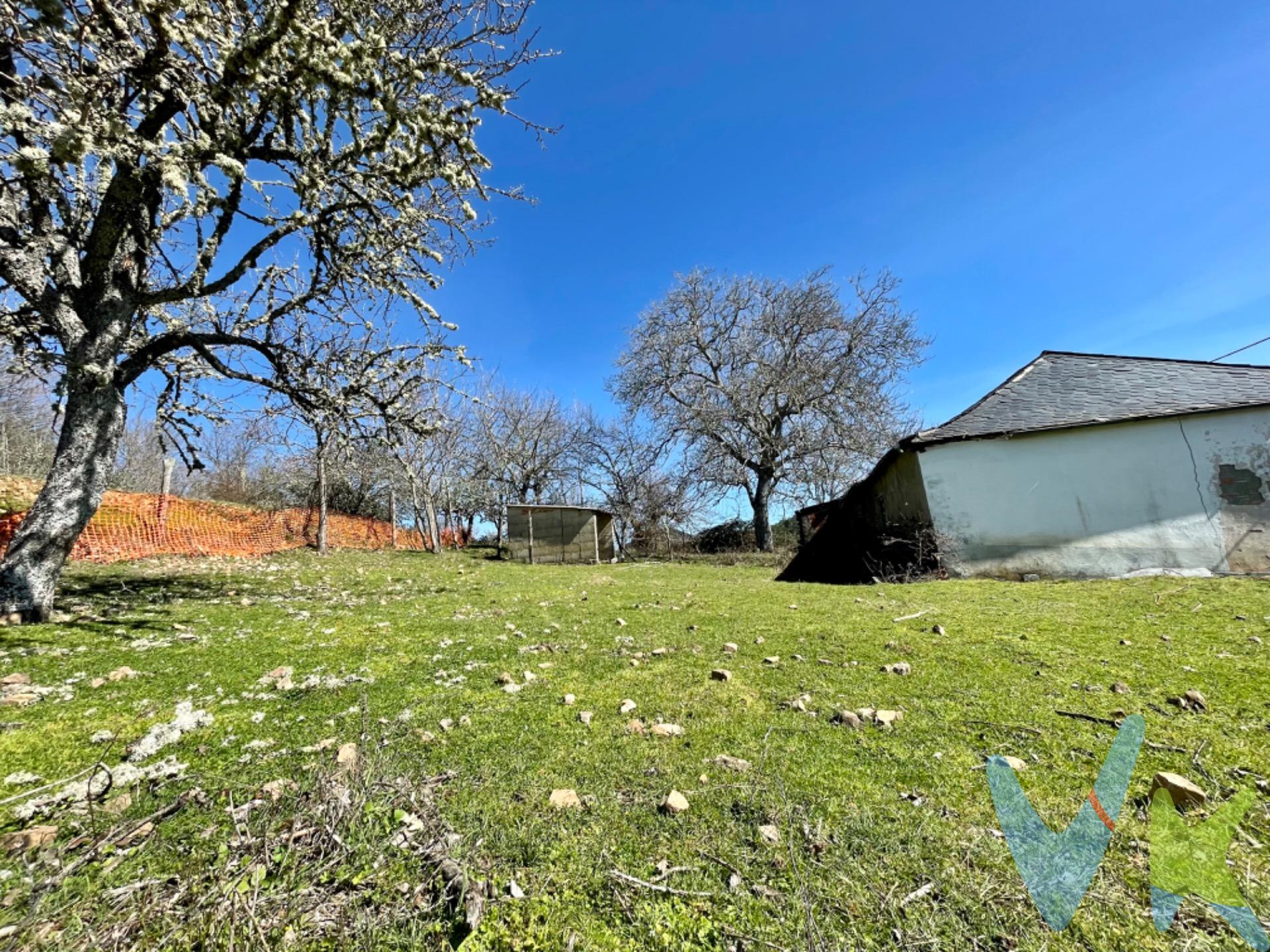 Terreno urbano de 720m2 en Ocero, pequeño pueblo situado a unos 20 minutos de Ponferrada y perteneciente al Ayuntamiento de Sancedo. La parcela está ubicada en una zona elevada del pueblo con facilidad de acceso en calle asfaltada y desde la que presenta una alta calidad paisajística y ambiental. Actualmente podemos encontrar una casa de pueblo de 162m2 en la que se puede optar por reformar o bien demoler para construcción de vivienda. Consúltanos más información. 