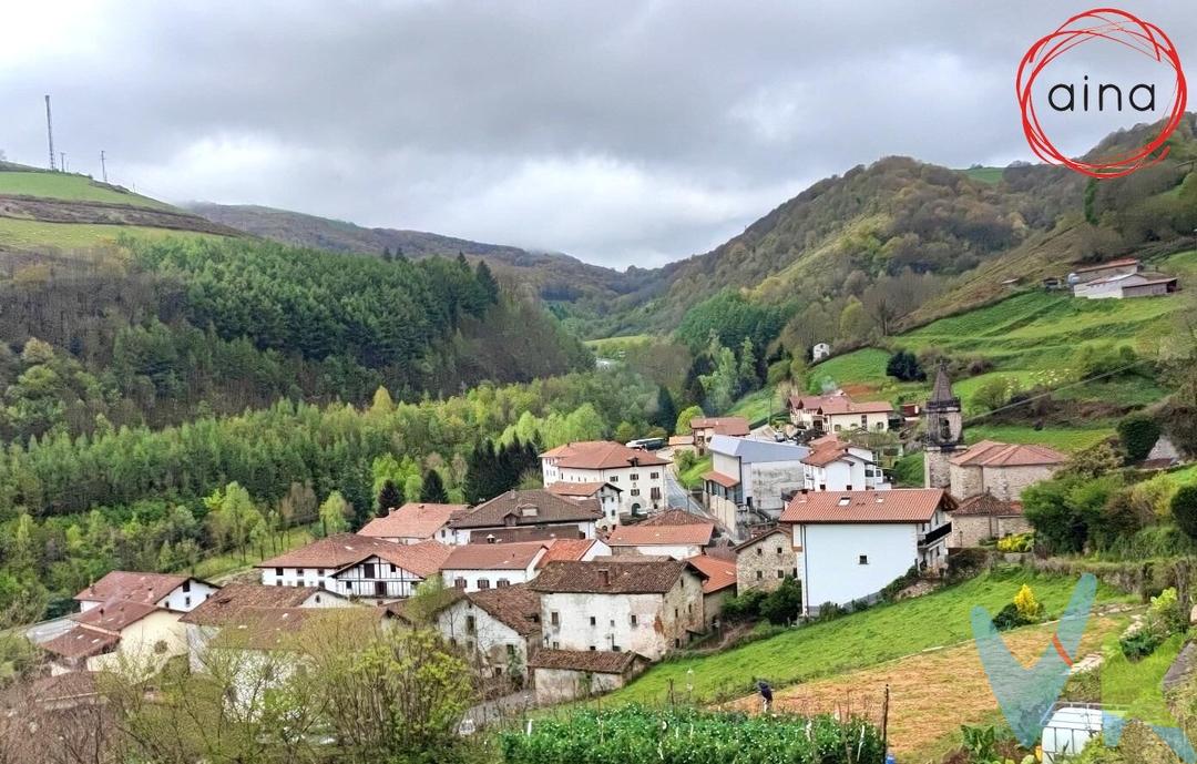 Almandoz es la puerta de entrada al Valle desde el sur. Una situación privilegiada entre Pamplona y la frontera de Behobia, cada vez más cercanas con el desdoblamiento de la Nacional 121. .Es el más alto del valle y tiene un entorno natural imponente. Montañas, riachuelos y bosques hacen de la zona un lugar privilegiado para disfrutar de la naturaleza y desconectar. También de la gastronomía teniendo uno de los mejores restaurantes de la zona \" La posada palacio BEOLA\". El pueblo conserva todo el encanto, salpicado de casas de piedra, palacios de gran empaque y la iglesia presidiendo el caserío. En el centro del pueblo esta la casa \"URTIZBEREA\" Una casa tradicional del año 1800. Conserva la estética original, la calle de acceso es colindante con el parking del restaurante, pero lo mejor está al otro lado: Al sur de la imponente construcción y con salida desde la cuadras,un gran terreno soleado sin edificaciones a la vista, para jardín y huerta o lo que se te ocurra. La casa requiere reforma integral pero la base es inmejorable, gruesas paredes de piedra de la zona, vIgas de roble centenario en muy buen estado, suelos de madera de grandes tablones macizosEl tejado retejado recientemente protege todo el conjunto a la espera de la reforma, que la casa merece. Las posibilidades son infinitas la estructura de la casa es la base perfecta , simétrica y regular, un gran paso central hace de eje del resto de estancias que le rodean, todas exteriores y ventiladas. En la planta baja están las cuadras con doble acceso , en la planta primera la vivienda original y subiendo la fantástica planta bajocubierta, diáfana y con una galería abierta al surSin duda hay que visitar esta propiedad para entenderla ¡Llama y te acompañamos !.