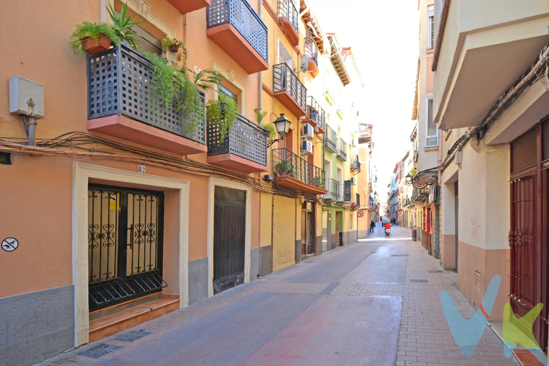 APARTAMENTO PARA ENTRAR A VIVIR EN CASCO HISTORICO - C/ BOGGIERO . FINCA REHABILITADA EN 2002. La vivienda se reformo de manera integral en el año 2004. Consta de 39 m² útiles y es exterior a la calle. Tiene 2 balcones, uno en el salón y otro en el dormitorio. Cuenta con cocina americana totalmente equipada y 1 baño. La calefacción es eléctrica y funciona mediante Split de aire en salón y dormitorio, y el agua caliente con termo eléctrico. . El suelo es de tarima flotante, las puertas de roble y las ventanas de aluminio climalit. Las paredes están alisadas. La finca cuenta con ascensor. La puerta de entrada es blindada. . Gastos de comunidad muy asequibles. . Ideal tanto como inversión como para buscar un hogar en pleno corazón de la ciudad. Ubicado en una zona céntrica y a escasos minutos del Mercado Central, la Basílica del Pilar y la Calle Alfonso, y rodeado de todos los servicios necesarios: supermercados, tranvía, autobuses, centros médicos, comercios, etc.. No te pierdas el reportaje fotográfico y el tour 360º que tenemos preparado para ti. Y si necesitas financiación tambien puedes consultar con nosotros y te asesoraremos sin compromiso. . ¡No dejes pasar esta oportunidad!. Contáctanos para más información o concertar una visita. BUSCAMOS SOLUCIONES🏡. ENCONTRAMOS HOGARES💙. Si necesitas financiación te asesoraremos sin compromiso, consulta con nosotros. IMPORTANTE: El precio no incluye impuestos, gastos de notaría, registro ni honorarios de intermediación. Este anuncio tiene carácter informativo y no es contractual. Puede estar sujeto a errores o modificaciones.