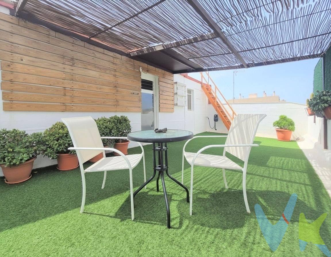 El ÁTICO DE TUS DESEOS,. Y de repente a tu alcance.. Cuando crees que ya es imposible obtener esa vivienda que necesitas, que te de tu espacio, tu aire, tu ritmo, que este cerca del centro porque es por donde te mueves, cuando te has hartado de visitar pisos tanto de venta como de alquiler (ahora ya inaccesibles) y ni cumplen tus expectativas  o están fuera de tu alcance, pues de repente te se presenta esta espectacular ocasión, un precioso inmueble situado en la tercera planta del edificio, sólo una vivienda por rellano, en una acogedora escalera sin ascensor , sin apenas costes de comunidad y con un precioso ático totalmente reformado, con una amplia y espectacular terraza privada, la TERRAZA que tanto has soñado. Espero que te haya gustado el reportaje fotográfico que te hemos presentado en exclusiva para ti, seguro que si. Con toda certeza te habrás preguntado que a donde conduce esa escalera tan bonita de madera situada en la terraza.. ¡Ah! dos cosas para terminar, espero que te hayas proyectado en su diseño interior, en sus muebles,  equipamiento,  electrodomésticos, cortinas..porque se queda prácticamente todo incluido en el precio. Y segunda, te damos la opción de continuar con el alquiler de una plaza de parking privada,  situada en un garaje a escasos metros de la vivienda. Contacta ya con nosotros, que tu nuevo Hogar no se escape esta vez  de entre tus manos, piensa que un día fuiste el primero o primera de entre miles, por eso hoy estás aquí.