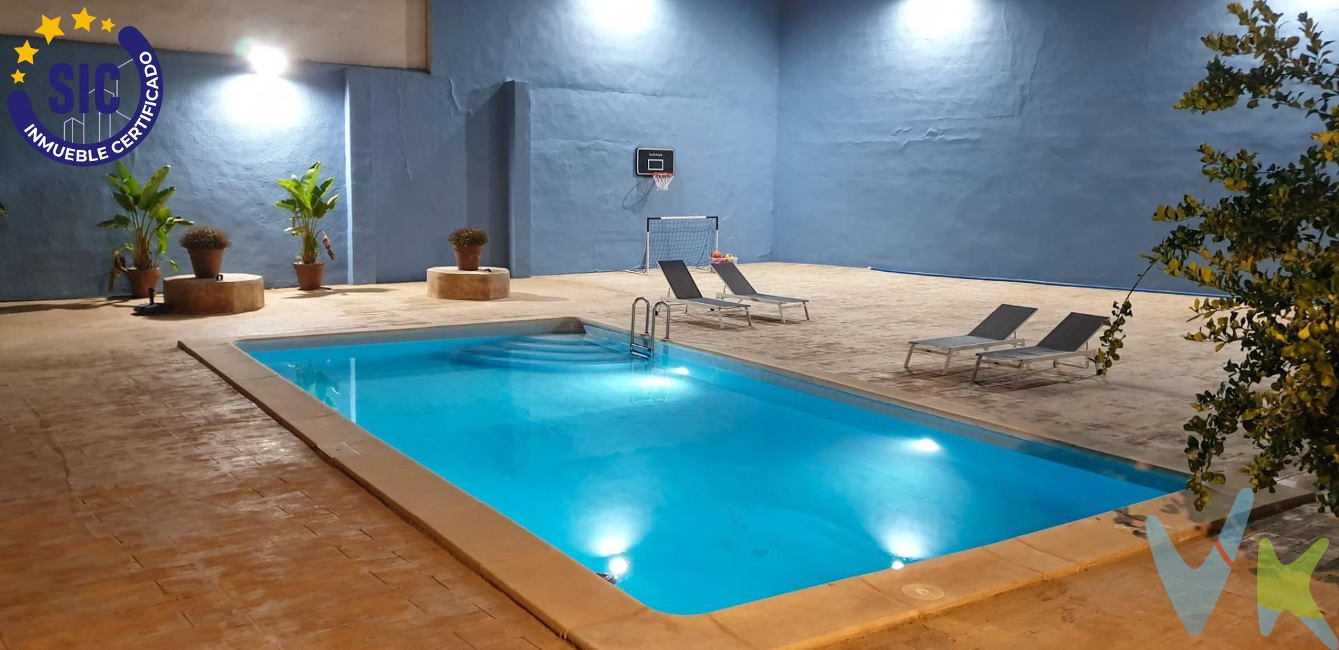Descubre esta joya en el corazón de Godelleta, un lugar ideal para crear recuerdos inolvidables en familia. Sus cinco habitaciones dobles y tres baños ofrecen toda la privacidad y el espacio que necesitas. La casa se ha renovado íntegramente en 2024, con un sistema eléctrico y de fontanería completamente nuevos. La zona exterior es un oasis: una piscina privada con vistas panorámicas te invita a relajarte y escapar del calor. Además si no se quiere entrar mojado a casa para preparar la comida o pasar al baño, la zona de la piscina también dispone de cocina y baño para hacer la vida en el exterior mucho más cómoda. Y para tomar el sol, su terraza solárium 360 es sencillamente espectacular. La propiedad tiene un potencial único: podrías ampliar el espacio habitable a una segunda planta. Cuenta con un amplio garaje para 5 vehículos con doble acceso y calefacción central de gasóleo para el invierno. VENTA:. PVP 460.000€.  Gastos e impuestos no incluidos en el precio. La compra conlleva impuestos y gastos de formalización para el comprador. A título orientativo se informa que en segundas transmisiones el  ITP  con carácter general en  Valencia  es del 9%, pudiendo existir otros tipos impositivos atendiendo a  las circunstancias  personales del comprador u otras circunstancias previstas legalmente. Base imponible del impuesto el mayor valor entre el precio de compraventa, la tasación o el valor de referencia catastral. En cuanto a los gastos de  notaría y registro, en su caso,  suelen oscilar aprox; entre 1,5% y 2,5% (aranceles variables según precio, n.º de copias y complejidad). El comprador elige notario. Si el comprador precisase de  hipoteca: tasación, condiciones y costes bancarios serán según entidad elegida por el comprador, así como los gastos de gestoría, y cualesquiera otros gastos inherentes a la formalización de la compraventa que legalmente correspondan a la parte compradora, salvo pacto expreso en contrario con el vendedor. El consumidor tiene,  conforme a la normativa vigente, a su disposición información y documentación adicional relativa al inmueble y condiciones de la compraventa, que podrá ser consultada en C/Joaquín Costa 4, bajo 46005 Valencia o urbe2@remax.es. Honorarios de mediación inmobiliaria a cargo del  COMPRADOR: (3% del precio final de venta más IVA (21%), salvo otro pacto.); y  de VENDEDOR (según acuerdo con el mismo). . Se informa al consumidor que la agencia actúa como intermediaria inmobiliaria en la operación, estando cualquier eventual compraventa y sus condiciones sujeta a la aceptación expresa del propietario-vendedor y a la posterior formalización del correspondiente contrato.