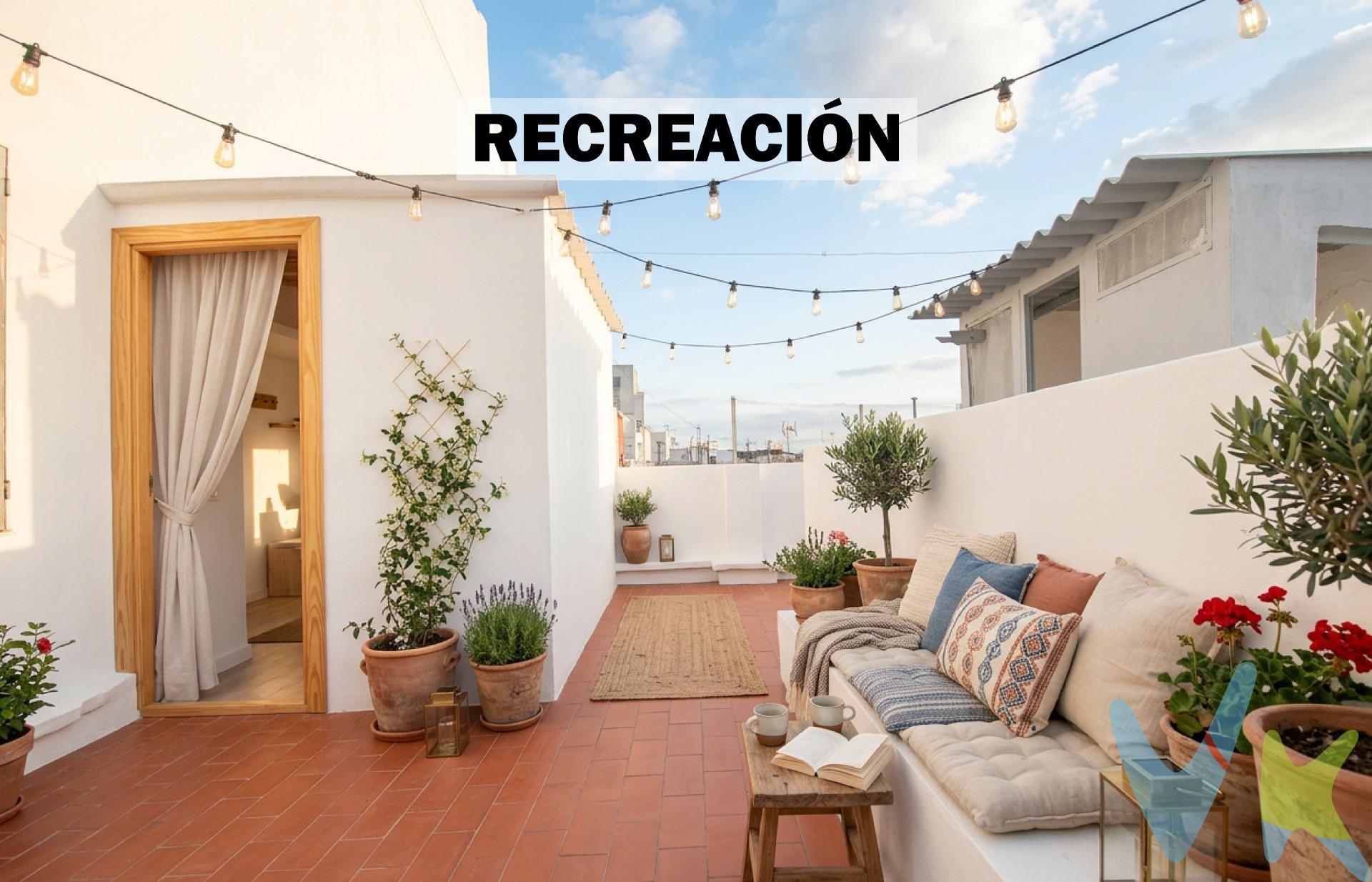 Hay viviendas que simplemente cumplen… y otras que tienen ese algo especial que cuesta encontrar. En plena Avenida al Vedat, en la zona alta de Torrent, se encuentra esta amplia vivienda de 4 habitaciones, 3 de ellas dobles, perfecta para quienes valoran el espacio, la luz y las posibilidades de crear un verdadero hogar. Porque sí… encontrar una terraza privada de unos 15 m², íntima, soleada y sin vecinos observando, es hoy un auténtico lujo. El corazón de la casa es su enorme cocina, un lugar donde imaginar desayunos eternos, comidas familiares y conversaciones interminables. Desde ella accedes a una acogedora antesala que conecta con una habitación y, finalmente, con la joya de la vivienda: una espectacular terraza donde el tiempo parece detenerse.☀️ Sol, privacidad y tranquilidad en pleno centro urbano. Un rincón perfecto para desconectar, leer, cenar al aire libre o disfrutar de las noches de verano sin miradas indiscretas. Además, la terraza cuenta con 2 prácticos trasteros integrados, perfectos para ganar espacio de almacenamiento sin renunciar a amplitud exterior. La vivienda conserva su esencia original, ofreciendo la posibilidad de actualizarla poco a poco y convertirla en una casa totalmente personalizada, manteniendo mientras tanto toda la comodidad para el día a día. Dispone de 1 baño y ventanas combinadas de Climalit y aluminio. Y si la vivienda enamora, la ubicación termina de convencer: situada en una de las zonas más demandadas de Torrent, rodeada de supermercados como Mercadona, comercios, colegios, cafeterías y todo tipo de servicios. La estación de metro Torrent Avinguda se encuentra a aproximadamente 450 metros, facilitando una conexión rápida con Valencia, además de contar con salida cómoda y directa hacia la capital. (). Una vivienda amplia, luminosa y con una terraza que marca la diferencia. Una vivienda que puede convertirse en el hogar que estabas esperando, y si te ha hecho imaginarte viviendo aquí, ya tienes la respuesta. Mobiliario, vehículos y otros elementos decorativos y personales de la propiedad no incluidos. Impuestos, gastos de compraventa, intermediación y financiación no incluidos.