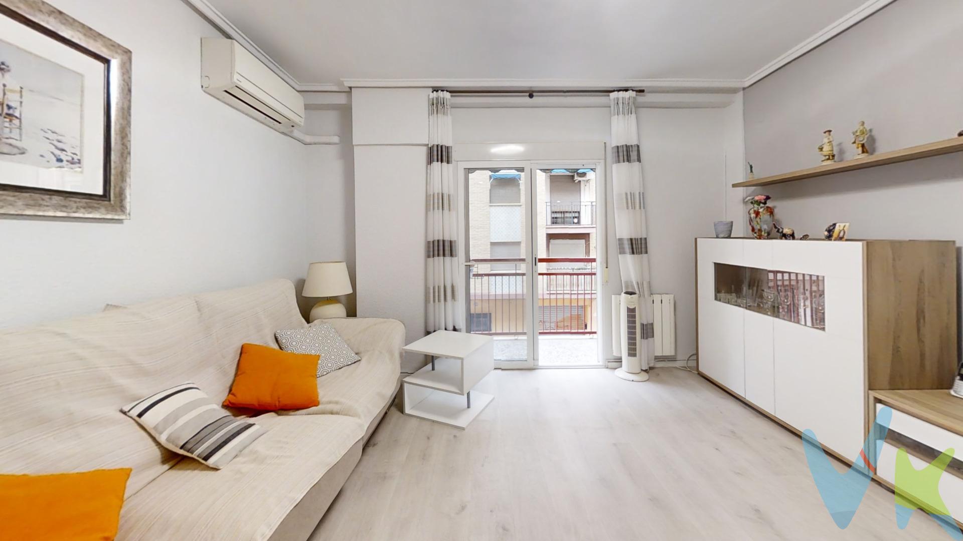 Este luminoso piso de 95 metros cuadrados te ofrece un espacio ideal para disfrutar de la vida urbana. . Con tres acogedores dormitorios, un baño moderno y un amplio salón-comedor que conecta fácilmente con un encantador balcón. Ésta vivienda está diseñada para brindar comodidad, tranquilidad y estilo. La cocina, que cuenta con acceso a una terraza perfecta para tus momentos al aire libre, es el lugar ideal para dar rienda suelta a tu creatividad culinaria. . Además, el suelo de parquet y los armarios empotrados añaden un toque de elegancia y funcionalidad. . Con aire acondicionado por split y calefacción bomba de frío/calor, estarás siempre a gusto en cualquier época del año. Ubicado a pocos minutos a pie de  la parada de metro y del Barrio de  Ruzafa, uno de los barrios más vibrantes de la ciudad, donde tendrás acceso a una amplia oferta cultural, gastronómica y de ocio. . Este piso está en la 1ª planta,  es exterior y cuenta con ascensor, lo que facilita el acceso, incluso para personas con movilidad reducida. . No dejes pasar la oportunidad de visitar este inmueble en buen estado, construido en 1973 y listo para convertirse en tu nuevo hogar. . ¡Contáctanos para más información y ven a verlo!. La venta de ésta propiedad se gestiona mediante contrato de EXCLUSIVA COMPARTIDA, donde más de 150 agencias colaboradoras tienen la ventaja de poder ofrecer a sus potenciales compradores este inmueble, lo que le garantiza un servicio de calidad, un trato fácil, sencillo y sin interferencias de terceros. Por este motivo, se ruega no molestar al propietario, a los ocupantes de la propiedad, a los vecinos o conserjes del edificio o urbanización si los hubiera. Si Usted es agencia inmobiliaria y tiene un cliente para éste inmueble, llámenos, estaremos encantados de colaborar en ésta y otras operaciones. No están incluidos los gastos de compra, honorarios de agencia e impuestos.