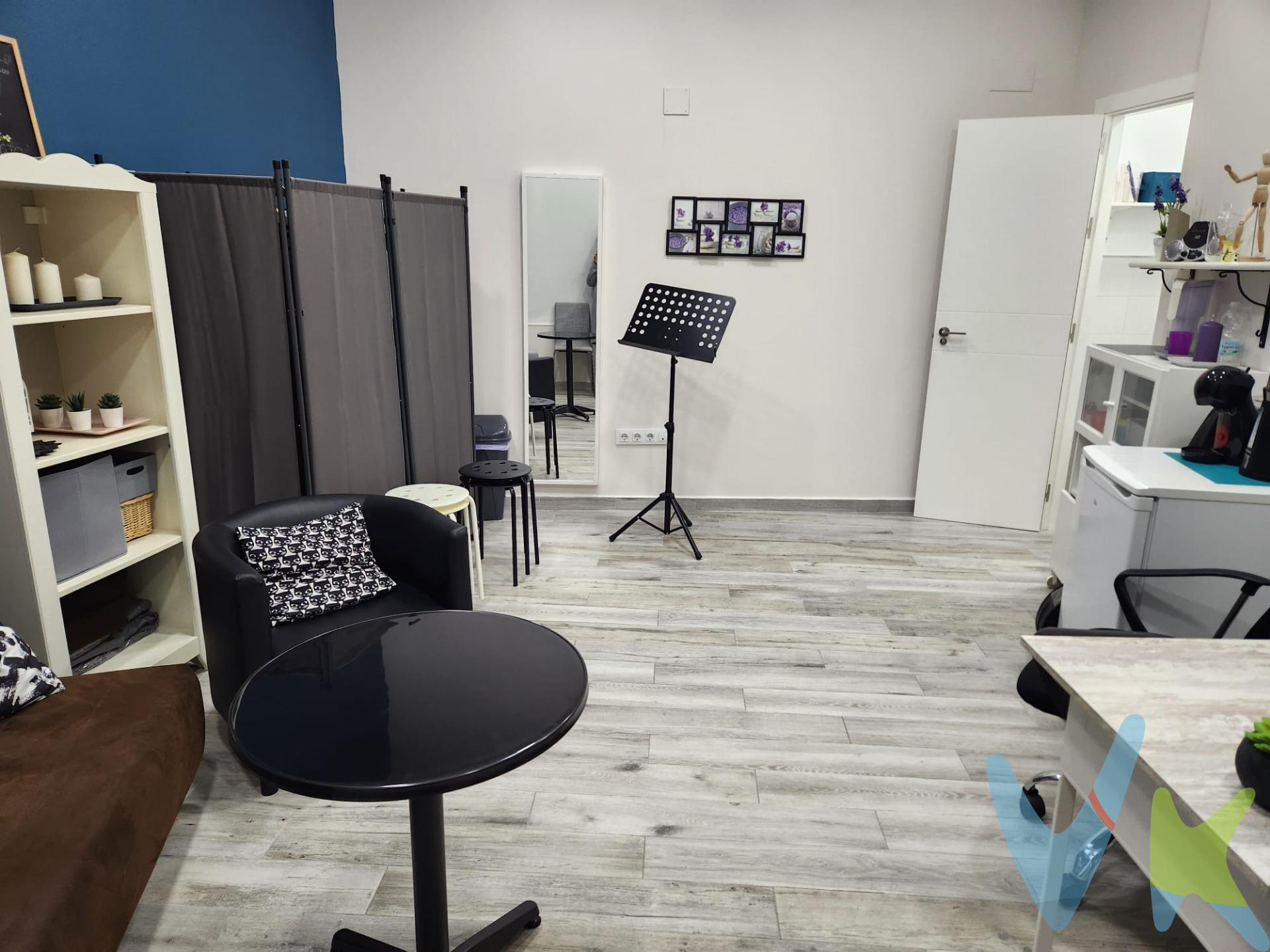 En el corazón de la ciudad, donde el pulso urbano nunca se detiene, se encuentra un local que promete ser el escenario perfecto para el inicio de su sueño empresarial. Totalmente reformado, este espacio irradia una frescura y modernidad que cautivará tanto a emprendedores como a clientes. Al cruzar la puerta, se vislumbra un amplio escaparate de cristal actúa como un potente imán visual. Este gran ventanal invita a los transeúntes a descubrir lo que su negocio tiene para ofrecer, creando una conexión instantánea entre su propuesta y la comunidad. Ubicado en una zona céntrica, brindándole un flujo constante de potenciales clientes. La distribución del espacio ha sido diseñada para adaptarse a diversas necesidades, permitiendo que su creatividad y visión se materialicen sin limitaciones. Imagínese las posibilidades: un acogedor café, una boutique exquisita, o tal vez un innovador estudio de diseño. Este local reformado no es solo un lugar; es la base sobre la cual puede construir la historia de su éxito.  ¡El momento de emprender es ahora!. . Disponemos del Documento Informativo Abreviado (D.I.A.), según Decreto 218/2005, de 11 de octubre. La Agencia Inmobiliaria cuenta además con Seguro de Caución, que garantiza y protege las cantidades económicas entregadas como señal para la reserva. Según lo prevenido en el Decreto 218/2005, de 11 de octubre, se informa al cliente que:. Los gastos notariales, registrales, impuesto de transmisiones patrimoniales (ITP), honorarios de intermediación, gastos financieros y otros inherentes a la compraventa no están incluidos en el precio. Por mandato expreso del propietario, comercializamos este inmueble en exclusiva compartida, lo que le garantiza el acceso a toda la información, a un servicio de calidad, un trato fácil, sencillo y sin interferencias de terceros. Por este motivo, se ruega no molestar al propietario, a los ocupantes de la propiedad o a los vecinos. Muchas gracias por su comprensión. 