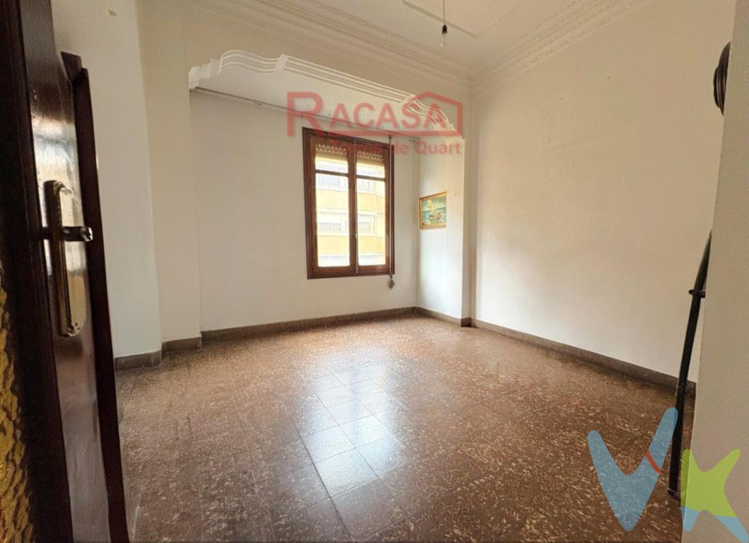 RACASA TORRES DE QUART comercializa en EXCLUSIVA esta vivienda en Arrancapins, situada a metros de San Vicente Martir y a metros de Plaza España. En una zona con todo tipo de servicios a su alrededor, el colegio Agustinos, el supermercado Consum, el centro de salud en Gil y Morte, metro, autobuses y en un edificio clásico. El piso cuenta con una superficie construida con elementos comunes de 115m2, se distribuye en un amplio hall de entrada, 5 dormitorios, amplia cocina, salón comedor y  un baño completo. La vivienda requiere reforma integral, ideal para adaptarlo a gusto del comprador. Vivienda luminosa, con buena ventilación y con techos altos con molduras. Cabe destacar que la vivienda tiene una participación de la antigua vivienda de portería en la última planta del EDIFICIO. No dudes en ponerte en contacto con nosotros para ampliar información y solicitar visita. Estaremos encantados de atenderle.El precio no incluye lo siguiente: honorarios de la agencia inmobiliaria, impuestos (IVA, ITP) y otros gastos de la Compraventa (notaria, gestoría y registro).La oferta está sujeta a cambios de precio o retirada del mercado sin previo aviso. Este anuncio en su conjunto, incluyendo textos, fotos, imágenes o cualquier otro contenido del mismo, no es vinculante dado que la información es ofrecida por terceros y puede contener errores. Se muestra a título informativo y no contractual.Número de Registro de Agentes de Intermediación Inmobiliaria de la Comunidad Valenciana: RAICV-1405.