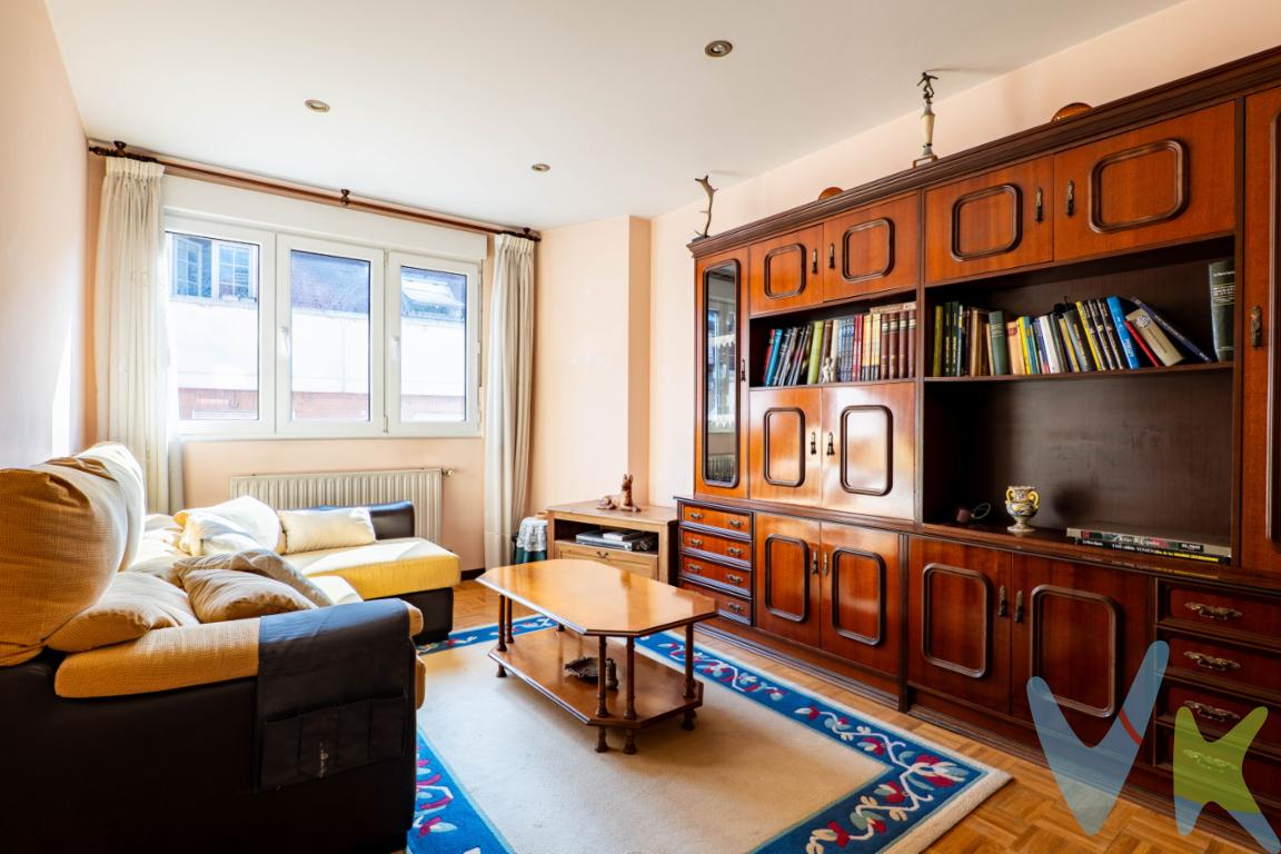 Piso acogedor y bien distribuido en la calle San Matías, en el barrio del Llano. La vivienda cuenta con dos habitaciones, un baño, un salón agradable y una cocina independiente con despensa, ideal para mantener todo organizado sin perder espacio.Al ser exterior, disfruta de buena luz natural durante el día, lo que aporta un ambiente cálido y agradable. Además, incluye trastero y plaza de garaje, dos extras que suman comodidad en el día a día.Una opción práctica y completa, en una zona tranquila y bien comunicada, perfecta tanto para vivir como para invertir.Se informa a los interesados que el precio de venta indicado no comprende el Impuesto de Transmisiones Patrimoniales (ITP) , los gastos asociados a la compraventa (notaría, registro de la propiedad y otros) ni los honorarios de la agencia inmobiliaria a cargo del comprador.