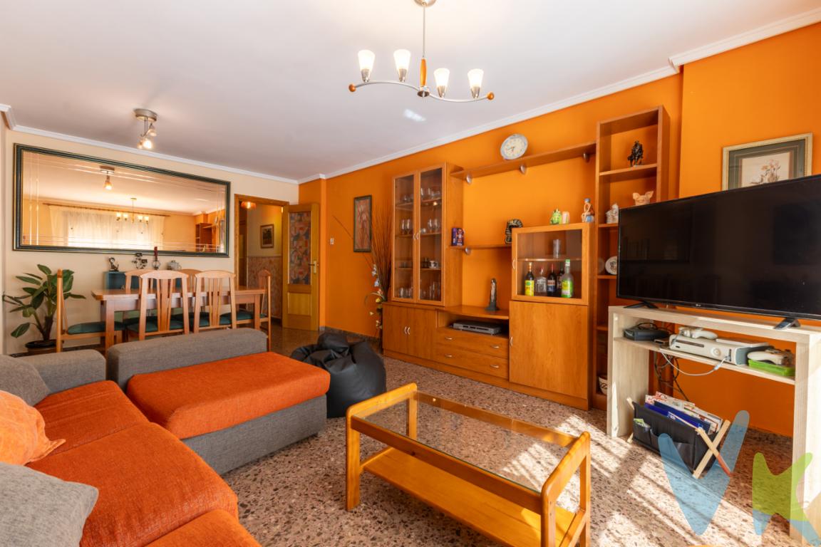 Tu hogar soñado cerca de la playa en Puerto Sagunto.Vivienda de Protección Oficial (VPO).Imagina despertar cada mañana con la luz del sol entrando por las ventanas, desayunar en tu propia terraza y tener la playa a solo unos pasos de casa.Este piso de 112 m² construidos en Puerto Sagunto es mucho más que una vivienda: es calidad de vida.Dispone de 3 dormitorios con armarios empotrados el principal con baño en suite y balcón privado, un segundo dormitorio doble y un tercero individual, además de un segundo baño completo que da servicio a la vivienda.El salón comedor, de casi 22 m², es luminoso y acogedor, ideal para reuniones familiares o momentos de relax.La cocina es independiente, con espacio cómodo de trabajo y salida a una práctica galería que aporta orden y utilidad al día a día.La gran protagonista es su terraza de 15 m², un lugar perfecto para relajarte, compartir momentos con amigos o disfrutar de las noches de verano.Su orientación Este/Sur llena cada estancia de luz natural y sus vistas abiertas y despejadas transmiten calma y amplitud.El piso se vende semi-amueblado, con aire acondicionado Split, armarios empotrados y se encuentra en un edificio con ascensor.Además, está calificado como Vivienda de Protección Oficial (VPO), la normativa establece una serie de requisitos.Entre ellos, que el comprador la destine a residencia habitual y permanente, que no supere límites de ingresos familiares establecidos por ley y que cumpla con la tramitación administrativa correspondiente.Calificacion energetica: E.Una vivienda pensada para enamorarse: amplia, luminosa, bien ubicada y, sobre todo, cerca de la playa.¡Ven a visitarlo y descubre tu próximo hogar en Puerto Sagunto!.REF: 4642.