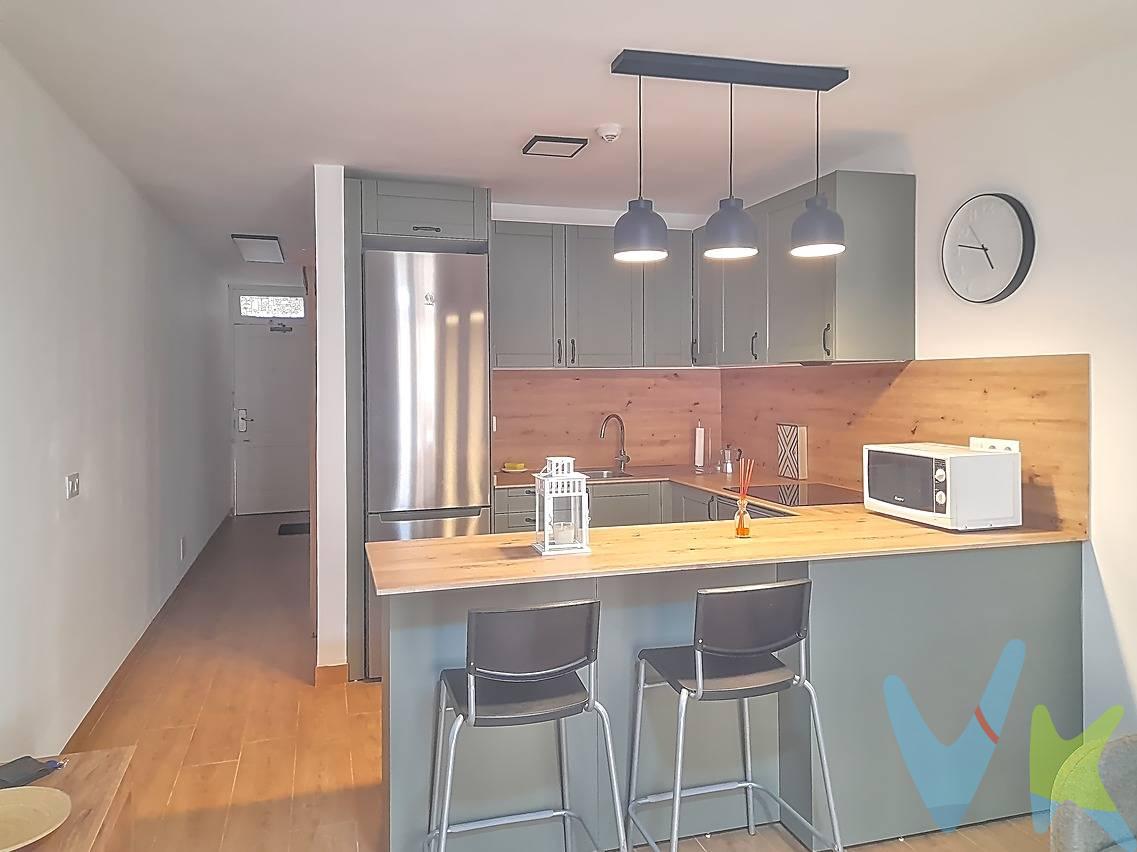Imagínate que estás trabajando y que con cada mes que pasa recibes una cantidad adicional de ingresos en concepto de rentabilidad turística. Te presento este apartamento localizado en la entrada a Playa del Inglés, en el complejo turístico Jardín del Atlántico, cerquita de la Avenida Italia. La zona sur de Gran Canaria en la que el clima, la disposición de todo tipo de servicios y una playa que empieza en las cercanas calitas del Veril y termina en las impresionantes Dunas de Maspalomas, te ofrecen una aglomeración de sensaciones muy diversas, de diferentes conceptos pero a la vez formando un todo unificado de disfrute y placer vacacional, tanto dentro como fuera de esta reformada y acogedora propiedad. Una aglomeración de sensaciones vacacionales que no sólo sientes por el sol y la playa. Sientes que te invitan a disfrutar de ese ambiente multicultural que todo buen cliente de nuestra tierra, de la península o del extranjero, busca y necesita en esta icónica isla llamada Gran Canaria. Una propiedad reformada desde el año 2022 y que quiere ser explotada. Una unidad situada en un complejo turístico de tres estrellas que te ofrece todos los servicios necesarios para tus clientes y tu disfrute personal vacacional en los condicionados y adecuados momentos del año: restaurante, gimnasio, minimarket, jardines con varias piscinas, una de las cuales es de reciente obra junto con un nuevo chiringuito cercano y aire acondicionado que te empapa de una envolvente satisfacción térmica al entrar en el hotel, en los acalorados meses de verano en Playa del Inglés. Situado a poca distancia de todo tipo de servicios, centros comerciales y transporte cercano con acceso rápido a la autopista GC-1, este apartamento ocupa una superficie construida de 48 m2 (unos 43 m2 útiles aproximadamente). . Desde el pasillo de acceso, localizado como lindero exterior de la fachada principal del edificio, atravesamos el umbral principal del apartamento, encontrándonos con el pasillo distribuidor del mismo. La primera sensación que notarás es el acogedor recibimiento de su reforma, tanto en suelo como en puertas, elementos del baño, muebles y encimeras. . A la izquierda, encontrarás el dormitorio con dos camas, amueblado y con un espacioso armario empotrado, listo para que tus clientes se sientan como en su casa de manera práctica y sencilla. Acto seguido y también a mano izquierda, te espera el baño con lavabo, plato de ducha, lavadora ya incluida y una práctica estantería para la colocación de enseres personales, ropa, productos de limpieza u otros. Y al fondo del todo y con una entrada de luz que te da la bienvenida, te espera la cocina americana, completamente equipada y reformada, así como el resto de la sala de estar, con mobiliario completo, aire acondicionado y la entrada al balcón con terraza, preparada y amueblada para que sus vistas directas al jardín con piscina se vean acompañadas de esa paz y tranquilidad tomando un refrigerio, desayunando, comiendo o simplemente disfrutando de genuinos momentos de desconexión, descanso y armonía personal en las reconfortantes tardes y noches dentro de este complejo, en esta cálida zona bajo envidiable clima en la isla de Gran Canaria. Con una cuota comunitaria que incluye todos los servicios de mantenimiento de las zonas e instalaciones principales del hotel, agua fría, agua caliente y suministro eléctrico, este apartamento está actualmente sin contrato ligado a la explotadora, esperando a que alguien como tú le dé una renovada actividad para generar esas sensaciones que todo buen cliente espera escribir en su diario vacacional. Un apartamento que está deseando escribir contigo desde cero una nueva historia digna de contar. Llama y solicita visita para que tú mismo lo puedas comprobar. Este apartamento no te defraudará. P.D.: No quedan incluidos en el precio impuestos, ni gastos de gestión ni de notaría.