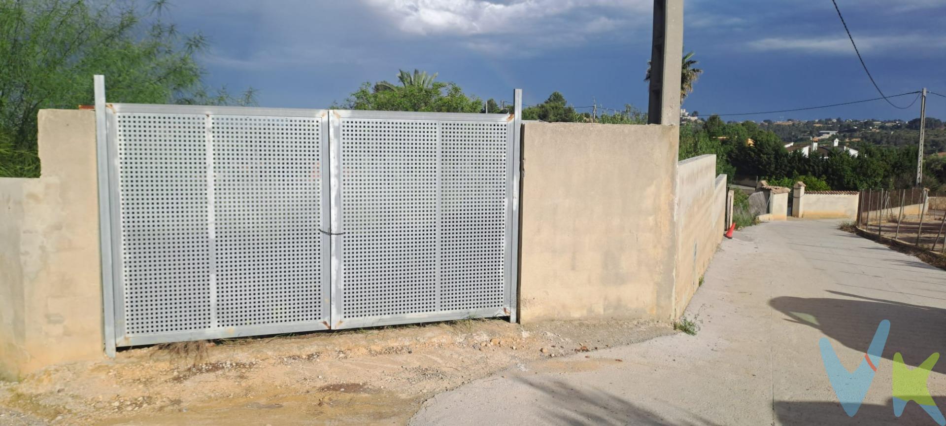 Se ofrece en venta terreno rústico de 569 m² ubicado en la zona de Canyada del Corral, en Torrent, un entorno tranquilo y rodeado de naturaleza, ideal para quienes buscan un espacio donde desconectar y disfrutar del aire libre. La parcela cuenta con un ambiente privilegiado, perfecto para pasar fines de semana, crear una zona de recreo o desarrollar un espacio de descanso en plena naturaleza, manteniendo una buena conexión con Torrent y Valencia. Una oportunidad para disfrutar de la tranquilidad y el entorno natural en una de las zonas más demandadas de los alrededores de Torrent. . INFORMACIÓN LEGAL AL CONSUMIDOR:. El precio indicado no incluye impuestos ni gastos derivados de la compraventa. Gastos a cargo del comprador:. • Impuesto de Transmisiones Patrimoniales (ITP): En segundas transmisiones, el tipo general vigente en la Comunitat Valenciana es del 10% sobre la base imponible, que será el mayor valor entre el precio de compraventa, el valor declarado o el valor de referencia catastral, pudiendo aplicarse tipos reducidos según las circunstancias del comprador. • Honorarios de intermediación inmobiliaria: 4% del precio final de venta + IVA (21%), a cargo del comprador. No incluidos en el precio de venta. • Notaría y Registro de la Propiedad: Los aranceles son oficiales y variables en función del precio y características de la operación. A título orientativo, entre 600 € y 1.000 €. Los gastos se distribuirán conforme a la normativa vigente, salvo pacto en contrario. Las condiciones pueden variar en función de las circunstancias personales y del régimen fiscal aplicable. Otros gastos:. • Gastos de financiación: Tasación, comisiones y condiciones bancarias según la entidad elegida por el comprador. • Gestoría: Servicio opcional, con costes variables en función del proveedor. • Podrán existir otros gastos inherentes a la formalización de la compraventa que correspondan al comprador según normativa vigente. El vendedor asumirá los gastos que legalmente le correspondan, salvo pacto en contrario. El inmueble no se encuentra sujeto, a fecha de publicación, a limitaciones de precio derivadas de normativa de zonas de mercado residencial tensionado. Se facilitará al cliente información detallada y personalizada de todos los costes asociados a la operación, así como la documentación relativa al inmueble, disponible en la sede física de la agencia - Av. Blasco Ibáñez 5 Bajo, 46970, Alaquàs (Valencia) y/o en el medio electrónico habilitado – www.inmueblesvalencianos.net. La agencia actúa exclusivamente como intermediaria en la operación. Cualquier compraventa queda sujeta a la aceptación expresa del vendedor y a la formalización del correspondiente contrato. El presente anuncio tiene carácter meramente informativo y no contractual, pudiendo estar sujeto a errores, cambios o actualizaciones.  . La venta de esta vivienda se gestiona mediante contrato de EXCLUSIVA COMPARTIDA por lo que se trabaja con cerca de 400 Inmobiliarias. . 