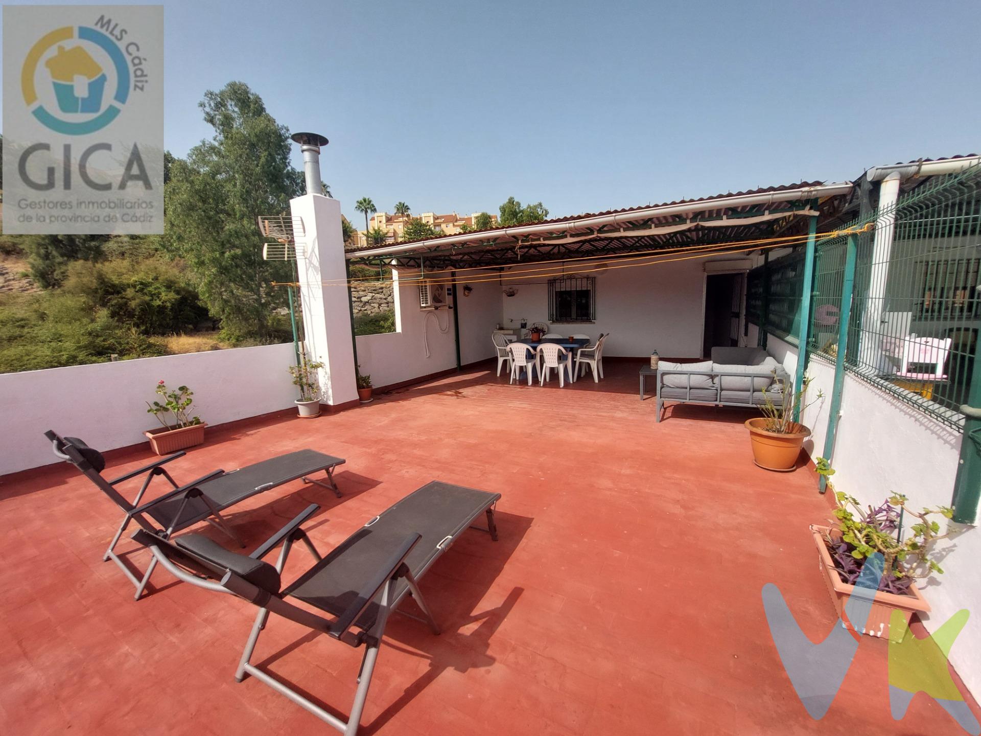 Casa en esquina con garaje para 3 coches y espectacular azotea en La Juliana. Una vivienda con espacio, tranquilidad y múltiples posibilidades. En la zona tranquila de La Juliana, junto a Sotorebolo y situada en una calle muy silenciosa, con zonas peatonales y prácticamente sin tráfico, se encuentra esta fantástica casa en esquina, ideal para quienes buscan amplitud, comodidad y calidad de vida. Su distribución ofrece espacios amplios y muy funcionales:. Distribución. Primera planta:. * 3 dormitorios. * Luminoso salón-comedor con chimenea. * Cocina independiente. * Baño completo. * Balcón. Segunda planta. * Amplia estancia destinada actualmente a lavandería, con posibilidad de despacho, sala de juegos, gimnasio o cuarto dormitorio. * Zona de almacenaje. * Gran azotea parcialmente cubierta, perfecta para reuniones familiares, barbacoas o disfrutar del aire libre durante todo el año. Planta baja:. Uno de los grandes atractivos de la vivienda es su enorme garaje, con capacidad para tres vehículos, techos de gran altura, amplio espacio de almacenamiento y trastero, una característica muy difícil de encontrar en la zona. Calidades:. * Vivienda en esquina. * Ventanas de aluminio con Climalit. * Chimenea en salón. * Aire acondicionado con bomba de calor en salón-comedor. * Excelente estado de conservación. * Lista para entrar a vivir, con posibilidad de actualizar algunos detalles para personalizarla al gusto del comprador. Ubicación. La Juliana esta junto a una de las urbanizaciones residenciales más valoradas de Algeciras, reconocida por su tranquilidad, sus amplias zonas verdes y su excelente calidad de vida. Esta vivienda disfruta de una ubicación privilegiada, junto a Sotorebolo y en una calle con muy poco tránsito de vehículos, ideal para familias o quienes buscan un entorno relajado. Si buscas una casa amplia, con una magnífica azotea, un garaje de grandes dimensiones y ubicada en una zona tranquila, esta puede ser la oportunidad que estabas esperando. Solicita más información o concierta una visita. Estaremos encantados de enseñártela. Información para el comprador. El precio publicado corresponde exclusivamente al precio de venta del inmueble y no incluye impuestos, gastos de compraventa ni honorarios de intermediación. Impuestos: ITP o IVA + AJD, según corresponda. En Andalucía, en las segundas transmisiones el ITP es, con carácter general, del 7%, pudiendo aplicarse tipos reducidos cuando se cumplan los requisitos legalmente establecidos. Base imponible: la mayor entre el precio declarado y el valor de referencia, cuando resulte de aplicación. Gastos de compraventa: notaría, registro y, en su caso, gestoría. Honorarios del comprador: 3% + IVA (mínimo 3.500 € + IVA para inmuebles con precio inferior a 115.000 €). Serán informados y aceptados por escrito antes de la visita y de cualquier gestión vinculada a la compra. Disponemos de Ficha Informativa Abreviada (F.I.A.), conforme al Decreto 218/2005 de la Junta de Andalucía. Comercialización en exclusiva. Se ruega no molestar a propietarios, ocupantes o vecinos. Cualquier gestión deberá realizarse exclusivamente a través de nuestra inmobiliaria.