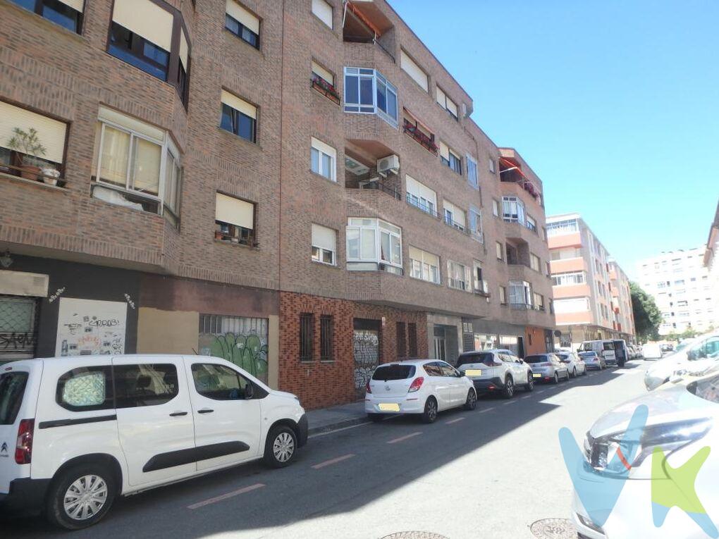 ATENCIÓN INVERSORES Y PARTICULARES - GRAN LOCAL COMERCIAL ROCHAPEA. Presentamos este local lleno de posibilidades en un barrio muy consolidado, ubicado en la Rochapea, en una zona muy próxima al ascensor y al Boulevar. Se ha utilizado como centro parroquial durante muchos años, en la actualidad podría realizarse muchas actividades profesionales por la amplitud del local y la zona en la que se encuentra. Todos los servicios en la puerta, como autobuses, supermercados, comercios, restauración, colegios, etc....
En el precio NO están incluidos gastos impuestos, notaría y registro.