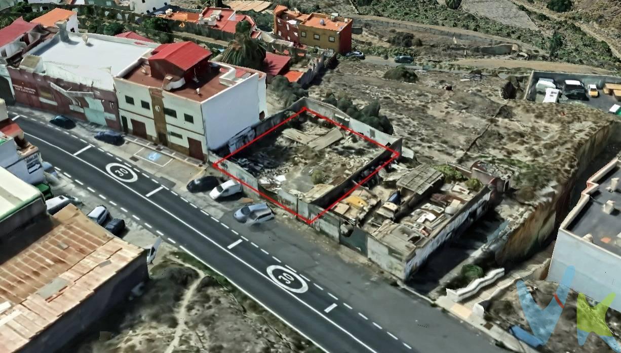 Presentamos una excelente oportunidad de inversión en un solar urbano ubicado en la zona de Las Torres, uno de los barrios con gran potencial y desarrollo dentro de las Palmas de Gran Canaria. Este terreno cuenta con una superficie total de 386 metros cuadrados, lo que ofrece múltiples posibilidades para el diseño y construcción del proyecto ideal según sus necesidades. La parcela se encuentra a tan solo 5 minutos de Guanarteme y otro tanto de la zona comercial de 7 Palmas. Este solar es perfecto para quienes desean plantear desarrollos residenciales adaptados al creciente mercado inmobiliario canario. Los gastos e impuestos derivados de la compraventa no están incluidos en el precio.