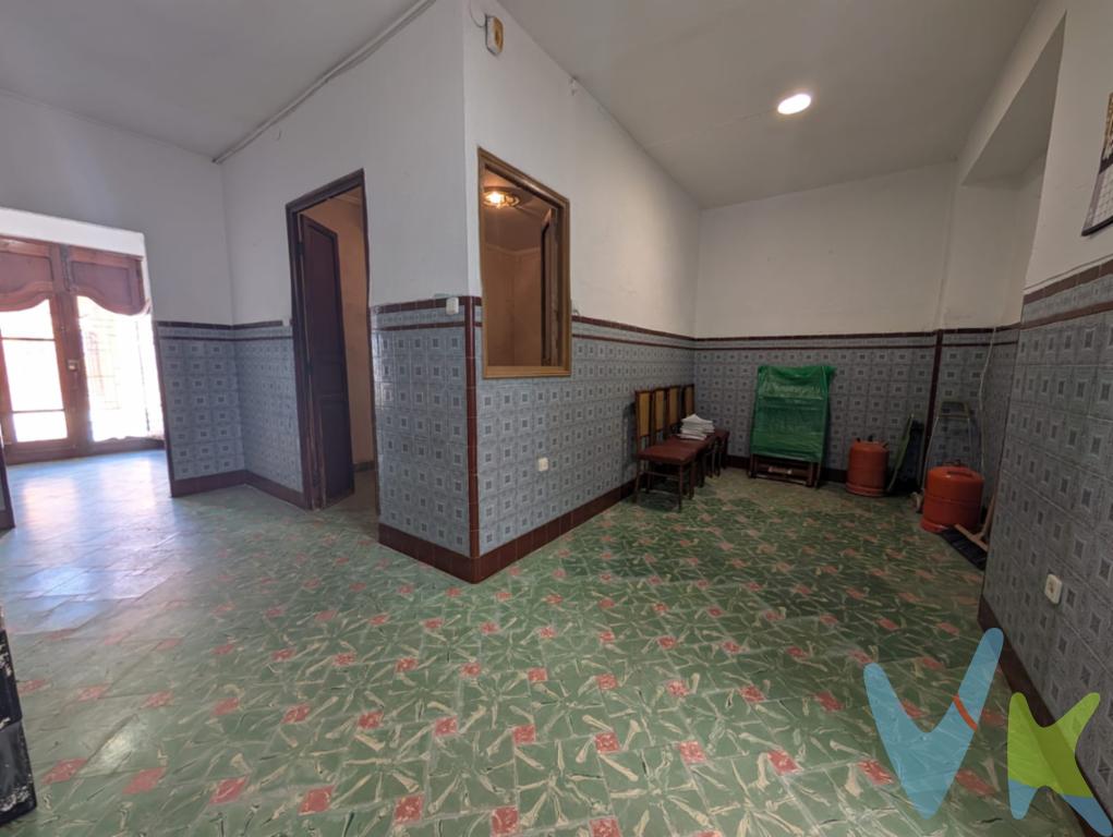 CASA DE PUEBLO INDEPENDIENTE JUNTO A 2 DE MAYO.RODEADA DE TODOS LOS SERVICIOS NECESARIOS: CENTRO MÉDICO, TREN, AUTOBUSES, COLEGIOS, SUPERMERCADOS, COMERCIOS DE BARRIO, CENTRO ALAQUÁS, ETC... DISTRIBUCIÓN: 81MTS² CONSTRUIDOS- 1 HABITACIÓN DE MATRIMONIO EXTERIOR - 1 HABITACIÓN DOBLE INTERIOR - SALÓN COMEDOR- COCINA INDEPENDIENTE - DESPENSA  - BAÑO CON DUCHA- PATIO DE 6MTS2 - TERRAZA DE 16MTS2 (ARRIBA). TRASTERO FACHADA: 5,85MTSPROFUNDO: 22MTSMTS² DE SUELO: 82MTS² APROX IDEAL PARA REFORMAR A GUSTO LOS IMPUESTOS, GASTOS DE NOTARÍA, REGISTRO Y GASTOS DE AGENCIA NO ESTÁN INCLUIDOS EN EL PRECIO DE VENTA. 