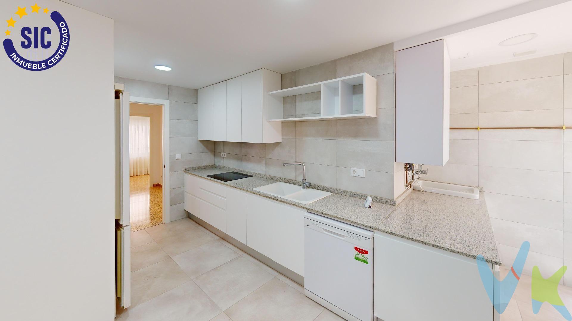 🏙️ Vivienda Reformada en el Centro de Castellón con Garaje, Trastero y Balcón – ¡Lista para Entrar a Vivir!. ¿Buscas una vivienda con todas las comodidades en el corazón de Castelló de la Plana?. Esta propiedad te ofrece espacio, luz y ubicación, además de plaza de garaje y trastero incluidos, algo cada vez más difícil de encontrar en el centro. 📍 Ubicación premium: Zona Plaza  La Paz, con todos los servicios a pie: comercios, transporte público, colegios, centros médicos y zonas verdes. 🛠️ Características destacadas:. 125,77 m² construidos / 99,49 m² útiles. Balcón con acceso desde el salón-comedor. 3 dormitorios: uno tipo suite con baño privado. 2 baños completos. Cocina independiente totalmente equipada. Salón comedor de casi 29 m² con balcón. Garaje y trastero incluidos en el precio. Primera planta real con altura de segunda (tiene entresuelo). 🔧 Reformado recientemente – entra a vivir sin necesidad de obras. ☀️ Orientación norte, edificio con ascensor y fachada caravista. 🏢 Comunidad: solo 58 €/mes. 📊 IBI: 397 €/año. 🏷️ Precio: 209.500 €. ✅ Extras incluidos:. Aire acondicionado y calefacción. Armarios empotrados. Videoportero. Gas ciudad. Acceso a terraza comunitaria en azotea. 📞 No dejes escapar esta oportunidad de vivir con todo en el centro. Llámanos y agenda tu visita hoy mismo.