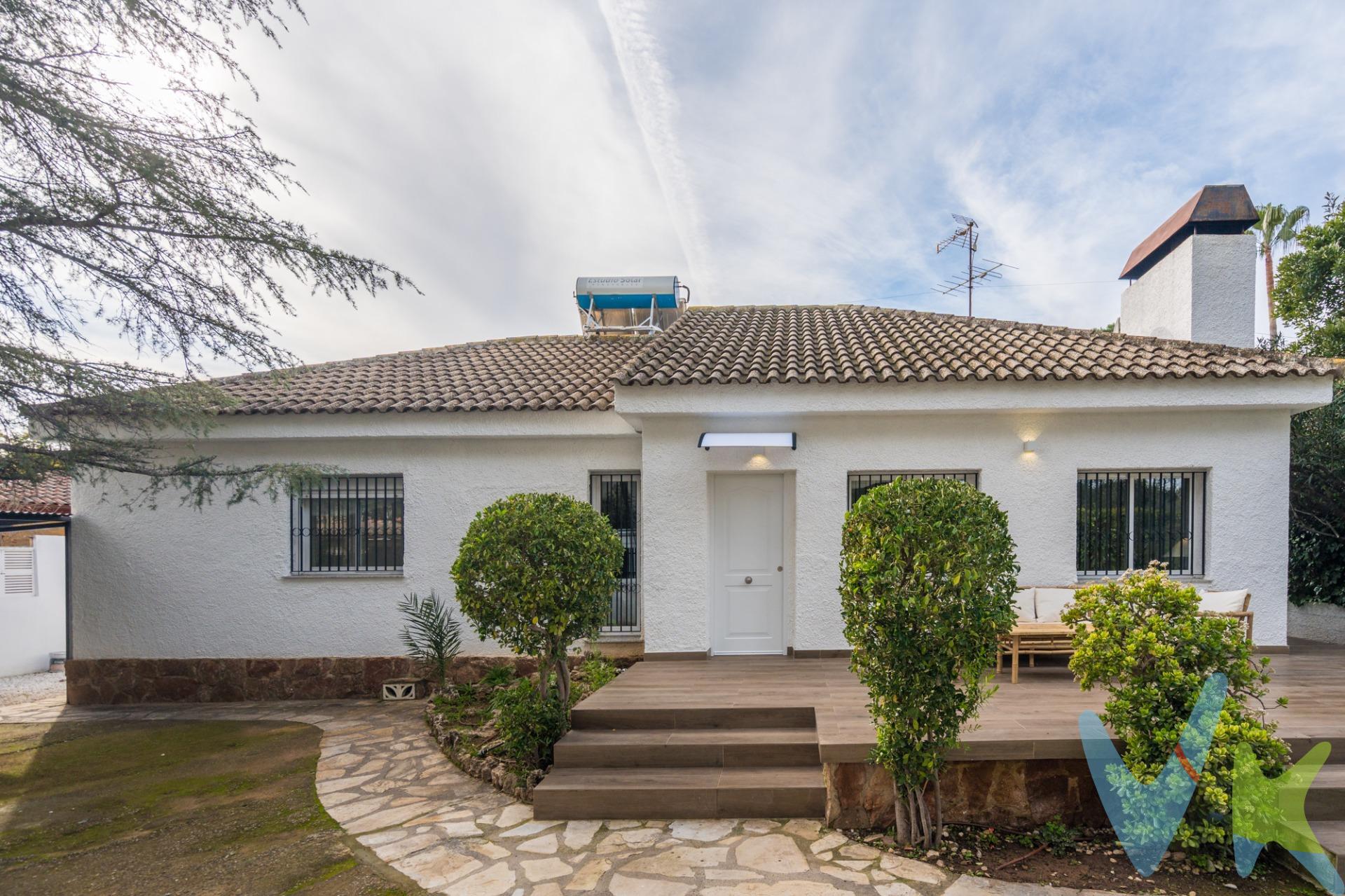 Muy cerca del centro de La Cañada, donde la tranquilidad residencial convive con la comodidad de tenerlo todo a mano, se encuentra esta vivienda unifamiliar esquinera recien reformada que invita a bajar el ritmo y a disfrutar de una auténtica calidad de vida. Rodeada de vegetación y bañada por la luz natural durante todo el día, la casa ha sido recién reformada y está lista para recibir a su nuevo propietario. Su ubicación es uno de sus grandes valores: a pocos minutos se encuentran tiendas de barrio, cafeterías, la estación de metro de La Cañada, así como supermercados, parques, polideportivo, colegios e instituto, lo que permite disfrutar de un entorno natural sin renunciar a todos los servicios necesarios para el día a día. Asentada sobre una parcela esquinera, la vivienda se desarrolla cómodamente en una sola planta, ideal para una vida práctica, cómoda y sin barreras. El interior ofrece un espacio distribuido de forma funcional y acogedora, con salón-comedor, cocina, un dormitorio principal con baño en suite y dos habitaciones adicionales. Destaca la terraza acristalada, perfecta para disfrutarla durante todo el año, y la chimenea, que aporta calidez y confort en los meses de invierno. El exterior tiene un encanto especial, con jardín consolidado, piscina, casita auxiliar en el jardín, terraza descubierta con acceso directo a la vivienda y cochera metálica para un vehículo. Todo ello rodeado de verde, silencio y una agradable sensación de privacidad. La vivienda está pensada para el presente y el futuro, incorporando placas solares y acumulador de agua solar, combinando sostenibilidad, eficiencia energética y ahorro. Un hogar donde la naturaleza, la comodidad y la cercanía a todos los servicios se unen para ofrecer algo más que una casa: un lugar donde empezar una nueva etapa y crear recuerdos. -------. Por mandato expreso del propietario, comercializamos este inmueble en exclusiva, lo que le garantiza el acceso a toda la información, a un servicio de calidad, un trato fácil, sencillo y sin interferencias de terceros. Por este motivo, se ruega no molestar al propietario, a los ocupantes de la propiedad o a los vecinos. Muchas gracias por su comprensión. Si usted es agente inmobiliario y tiene un cliente para este inmueble, llámenos.