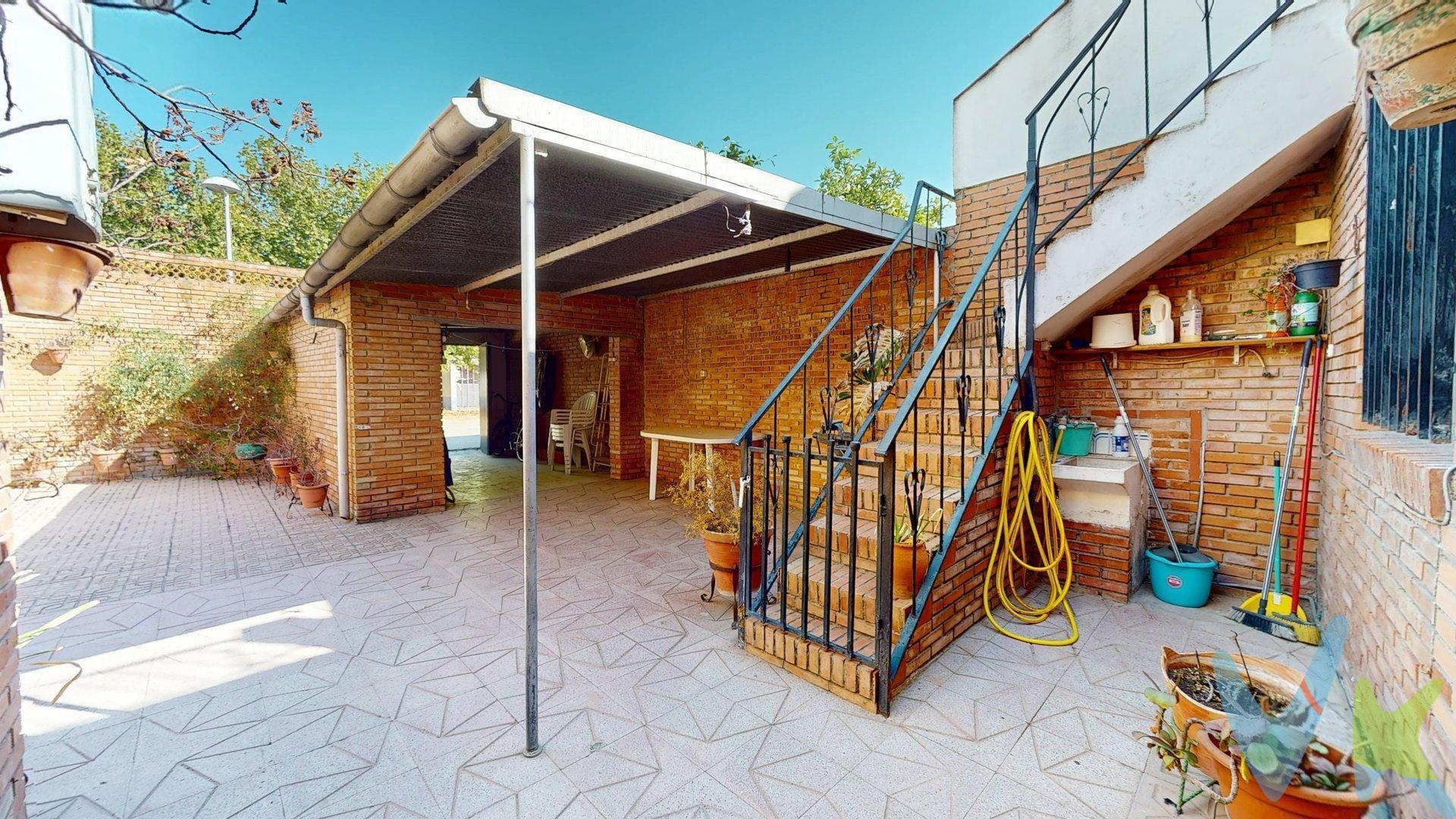 Magnífica casa en una sola planta, con acceso por dos calles y amplio patio. Presentamos esta estupenda vivienda de una sola planta, con una superficie total de 213 m², que destaca por su acceso a dos calles, una por la parte delantera de la casa y otra por la zona del garaje y el patio, lo que le aporta gran comodidad y funcionalidad. La propiedad ofrece una distribución práctica y confortable, compuesta por tres dormitorios, salón-comedor de paso, cuarto de baño completo con placa de ducha, acogedora salita y una amplia cocina independiente. En el exterior, dispone de un gran patio o terraza, perfecto para disfrutar del aire libre con familia o amigos, además de un garaje con acceso desde la calle. La vivienda cuenta también con una planta superior destinada a azotea, que ofrece múltiples posibilidades de aprovechamiento. No dejes pasar esta magnífica oportunidad. Solicita tu visita y descubre todo el potencial de esta encantadora casa de una sola planta. INFORMACIÓN IMPORTANTE:. En cumplimiento de la normativa vigente, tenemos a disposición del cliente la ficha informativa de segunda o ulteriores transmisiones de vivienda. Los precios indicados no tienen caducidad, pero pueden ser alterados sin previo aviso. Los gastos de la compra, según ley (notaría, registro e impuestos), no están incluidos en el precio. Los honorarios de la agencia son del 2% más el 21% de IVA, los cuales tampoco están incluidos en el precio indicado.. . 