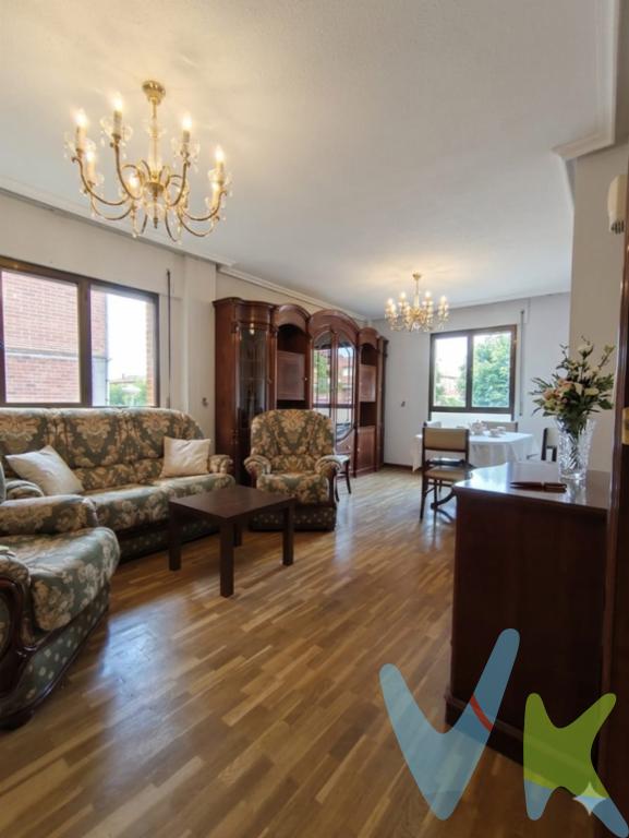 Si buscas una vivienda cómoda, luminosa y lista para convertirse en tu nuevo hogar, esta puede ser la oportunidad que estabas esperando.Te presentamos este amplio piso situado en Sahagún, una localidad con todos los servicios necesarios para el día a día y una excelente calidad de vida.La vivienda se distribuye en:?? 3 habitaciones de buen tamaño, ideales para familias, teletrabajo o disponer de espacio extra para invitados.?? Amplio salón-comedor, una estancia muy luminosa y acogedora, perfecta para disfrutar de reuniones familiares o momentos de descanso.?? Cocina independiente, espaciosa y completamente equipada, con capacidad para almacenamiento y zona de trabajo cómoda.?? Baño completo con bañera y ventana, aportando ventilación e iluminación natural.Aunque se trata de una planta baja, destaca por su gran luminosidad gracias a su buena orientación y distribución.Además, la vivienda incluye:? Plaza de garaje en el mismo edificio.? Trastero, ideal para almacenar bicicletas, herramientas o todo aquello que necesites tener siempre a mano.Una vivienda práctica, cómoda y funcional, perfecta tanto como residencia habitual como inversión.? No dejes pasar esta oportunidad. Contacta con ALQUIASTUR para recibir más información o concertar una visita. Estaremos encantados de enseñártela. Gastos e impuestos no incluidos en el precio. A título orientativo, en segundas transmisiones, el comprador abonará el Impuesto sobre Transmisiones Patrimoniales (ITP).  La base imponible será el mayor valor entre precio de compraventa, tasación o valor de referencia catastral. Gastos de notaría y registro aranceles variables según precio, número de copias y complejidad.El comprador escoge libremente notario. El vendedor asume, por ley, los gastos que le correspondan, salvo pacto en contrario. Si se precisa hipoteca: Tasación, condiciones y costes bancarios según entidad elegida por el comprador; así como los gastos de gestoría y cualesquiera otros inherentes a la formalización de la compraventa. De acuerdo con la ley, no se incluyen en el precio otros gastos o tributos que legalmente correspondan al comprador. Honorarios de intermediación inmobiliaria a cargo del vendedor y honorarios de mediación inmobiliaria a cargo del comprador no incluidos.El consumidor tiene derecho, conforme a la normativa vigente, a disponer de información y documentación adicional relativa al inmueble y condiciones de la compraventa. La agencia actúa exclusivamente como intermediaria en la operación. Cualquier compraventa y sus condiciones quedan sujetas en todo caso a la aceptación expresa del vendedor del inmueble y a la posterior formalización del correspondiente contrato. El presente anuncio tiene carácter meramente informativo; la información suministrada se corresponde con la disponible a la fecha de publicación, pudiendo variar en función de las circunstancias o actualizaciones legales, contractuales y fiscales.