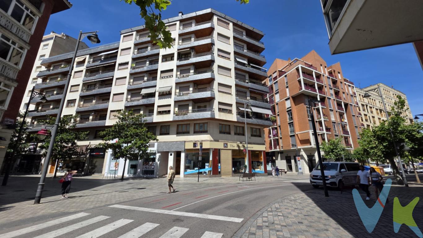 Vivienda  completamente exterior, señorial, amplia y con dos accesos, en buena altura en el centro de Logroño que de origen contaba con cuatro dormitorios y en la actualidad se divide en 3 habitaciones con armarios empotrados, su amplio salón con balcón grande, cocina con espacio de almacenaje y dos baños completos, uno con bañera y otro con plato de ducha. De una superficie útil de 135 metros cuadrados. En la parte superior del edificio le corresponde un trastero de más de 30 metros que cuenta con ventana y luz natural. Gran armario despensa en el recibidor, chimenea, aire acondicionado, ventanas y suelos de madera, toldos y en total dos amplios balcones, uno con salida desde su primera habitación y el otro con salida desde el salón. En el primer sótano del parking del mismo edificio y con acceso desde el piso al garaje comunitario, se ofrecen como opcionales dos amplias plazas de garaje. El portal está renovado, tiene dos ascensores y cuenta con portero físico. La calefacción es central con contadores individuales. 