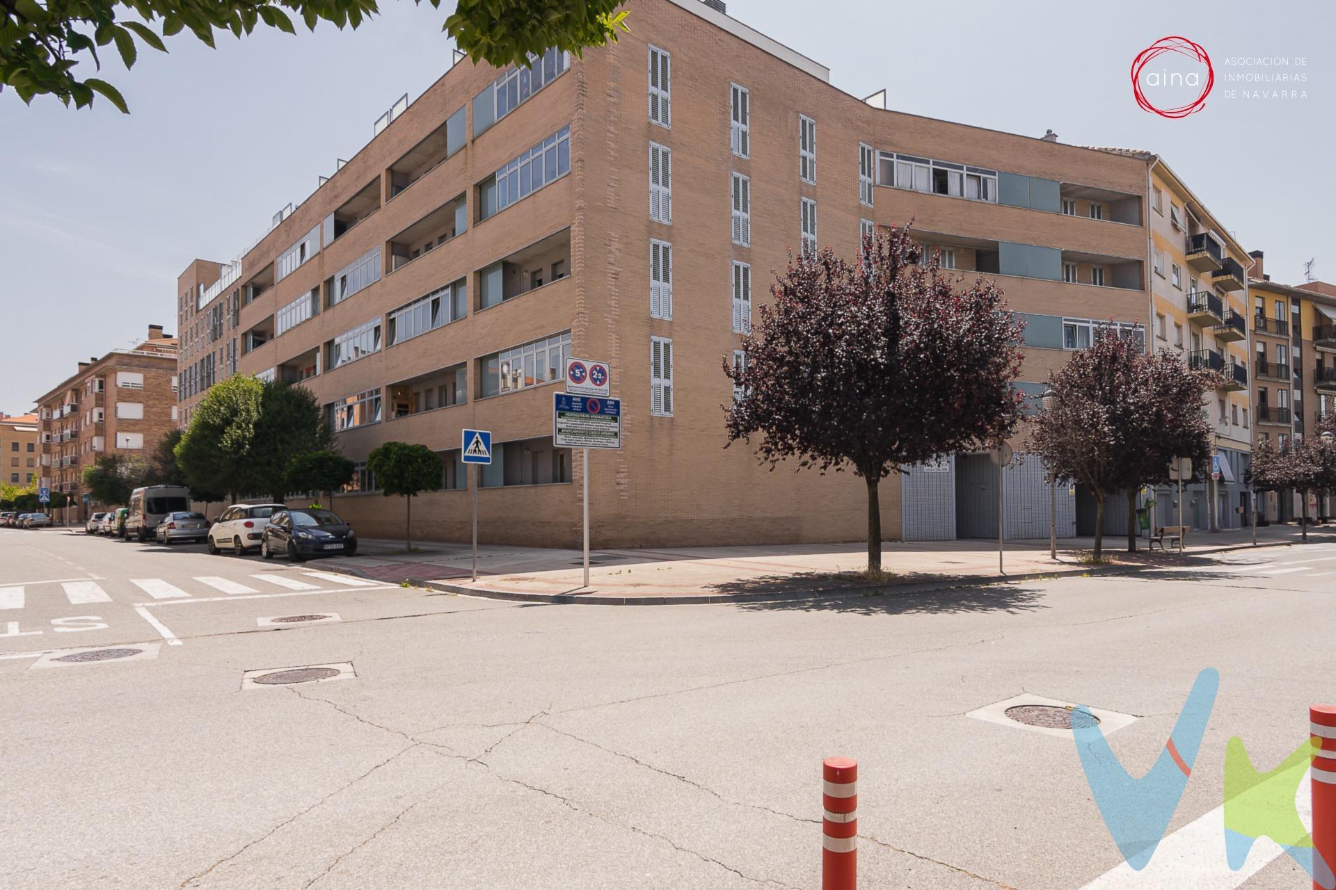 Bonito y luminoso duplex en Ansoáin. Ubicado en las última altura del edificio. En la planta de acceso se encuentra el salón, la cocina y un baño completo y en la planta de arriba tenemos las 3 habitaciones y otro baño. Ambas plantas tienen un balcón corrido al que tienen acceso todas las estancias. Se vende amueblado con muebles a medida de buena calidad. Dispone de garaje y trastero. Zona interior con jardín comunitario.