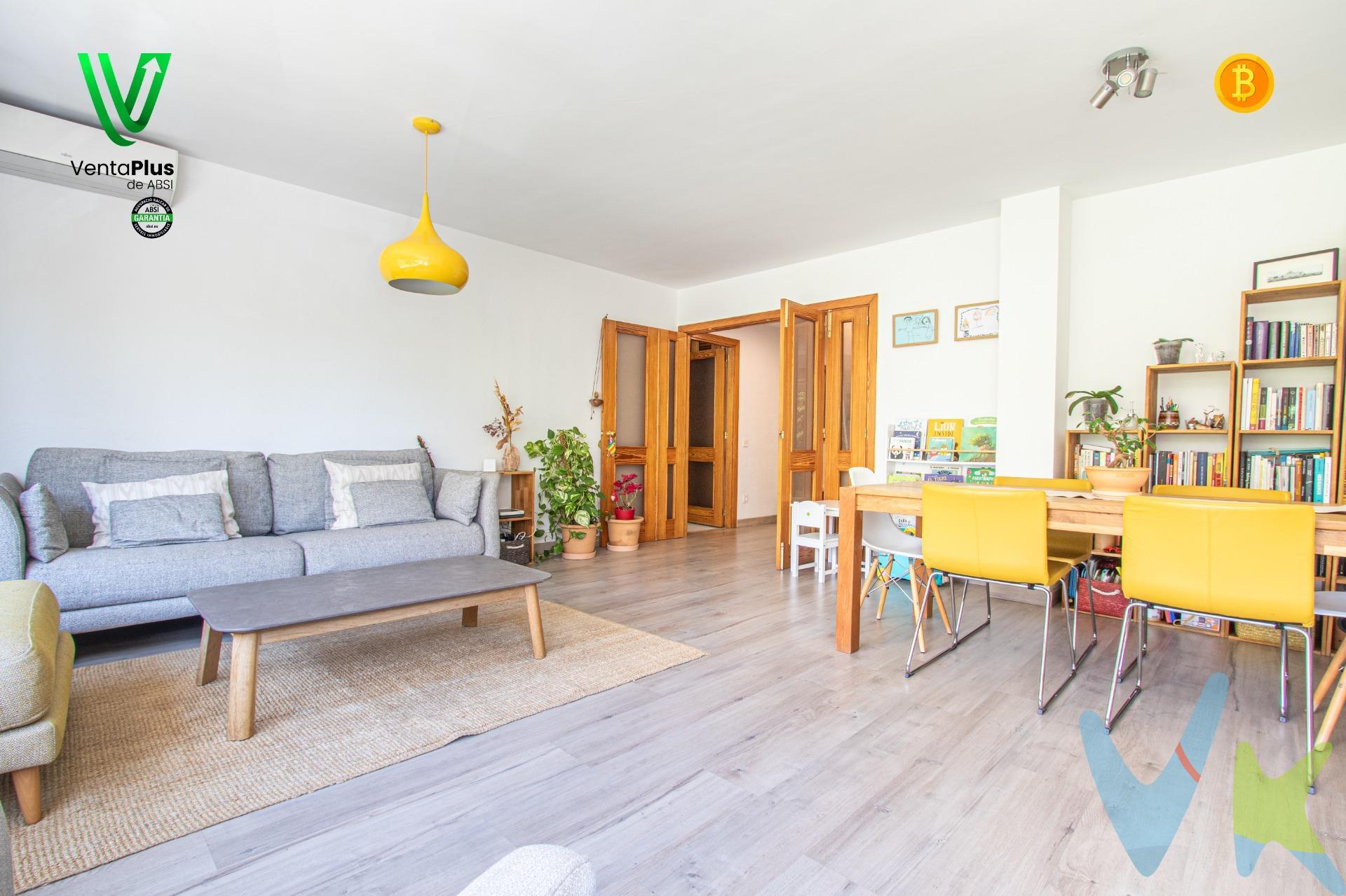 Hay momentos en la vida en los que sabes que ha llegado la hora de crecer, de buscar algo mejor para ti y los tuyos. Más espacio, más comodidad, mejor entorno. Y este piso en Son Españolet, junto al exclusivo Palma Sport Tennis Club, es exactamente ese salto de calidad que tu familia merece.  .  Ubicado en uno de los barrios más valorados de Palma, este hogar combina tranquilidad, servicios, naturaleza y cercanía a colegios, todo pensado para una vida cómoda y equilibrada.  .  Con 120 m² construidos (95 útiles), esta vivienda ofrece amplitud y calidez en cada rincón. El salón comedor de 26 m², con grandes ventanales, se convierte en el corazón de la casa, perfecto para compartir momentos en familia.  .  ✨ Una distribución práctica y pensada para disfrutar:.  .  3 habitaciones dobles con armarios empotrados, ideales para familias que necesitan más espacio.  .  2 baños completos con bañera, uno en suite en la habitación principal.  .  Cocina funcional, lista para acompañar tu día a día.  .  Aire acondicionado frío/calor en salón y dormitorio principal.  .  Ventanas de aluminio con climalit para tu confort durante todo el año.  .  El edificio cuenta con ascensor, y tienes la opción de adquirir una plaza de parking por 35.000 €, algo que suma comodidad a tu día a día.  .  La zona es simplemente ideal: colegios de prestigio cerca, parques, supermercados, transporte público, y un ambiente familiar que invita a quedarse. Son Españolet no solo es una buena zona.. es un lugar donde se vive bien.  .  💛 Si estás en ese momento de buscar una casa mejor, más adaptada a vuestras necesidades de hoy, esta puede ser la elección perfecta.  .  📞 Llámanos y te la enseñamos sin compromiso. Puede que este piso sea el siguiente capítulo en tu historia familiar. 🎥 Solicita nuestra contraseña del Tour Virtual para hacer una visita virtual.  .  ✅ Este inmueble ha sido certificado por ABSI (Asociación Balear de Servicios Inmobiliarios), lo que significa que la agencia comercializadora ha supervisado la documentación necesaria para la compraventa y que el inmueble forma parte de la bolsa de propiedades en multiexclusiva ABSI.  .  🏢 Inmobiliaria inscrita en el Registre Oficial d’Agents Immobiliaris de les Illes Balears.  NÚMERO REGISTRO: GOIBE747077/2024.  