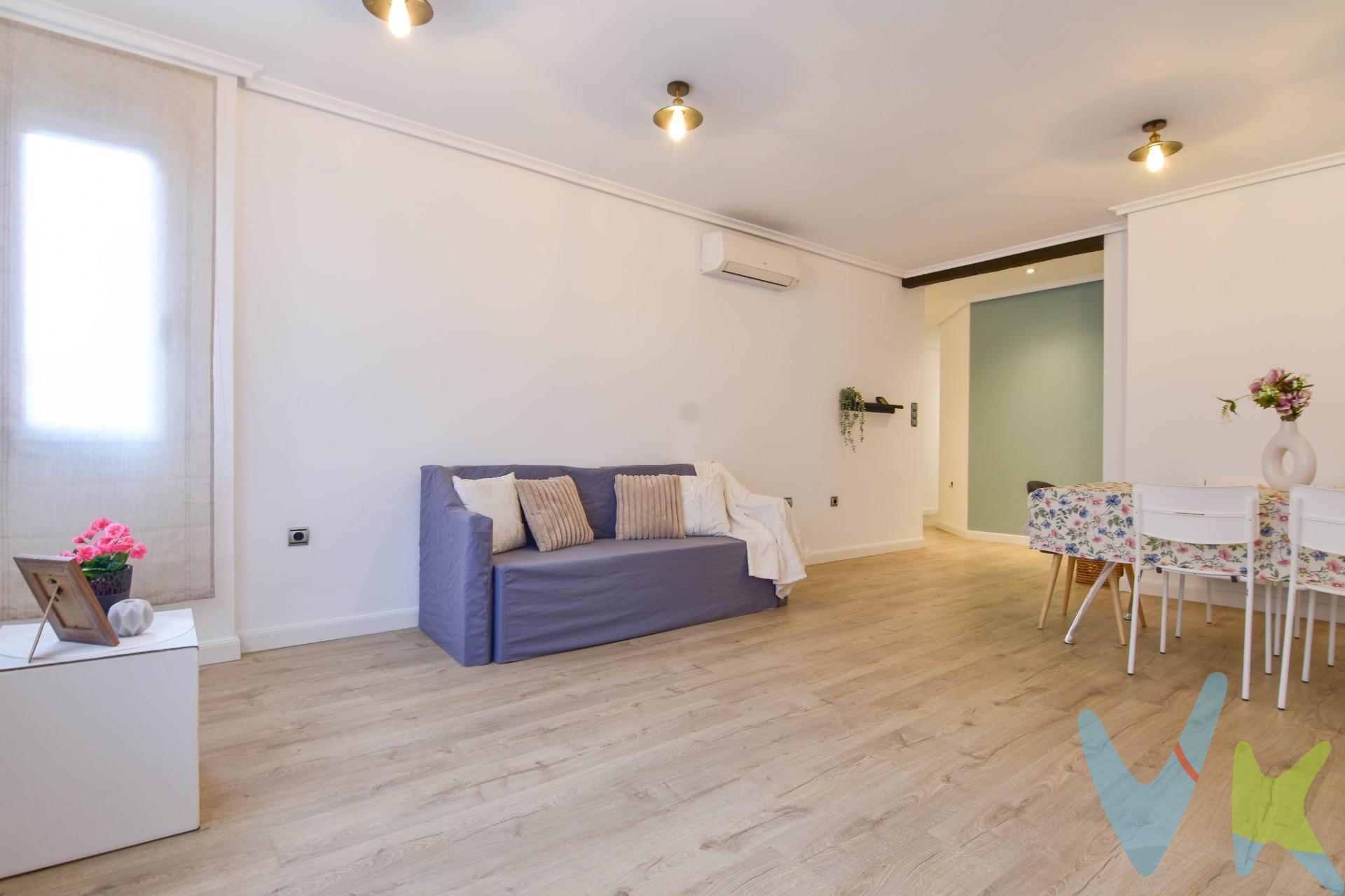 Hay viviendas que se compran… y otras que se sienten. En el corazón de Paiporta, a tan solo dos pasos del Ayuntamiento de Paiporta, se encuentra esta joya discreta que forma parte de una finca familiar con alma: solo tres vecinos, uno por planta. Un edificio íntimo, tranquilo, de los que ya no se construyen. . Imagina abrir la puerta y descubrir un hogar completamente transformado en 2020. Una reforma integral pensada para vivir con comodidad, con estilo y con esa sensación de “aquí quiero quedarme”. Todo está listo. No hay obras, no hay esperas. Solo traer tus cosas y empezar tu nueva etapa, es una 2ª altura sin ascensor. . La vivienda ofrece tres dormitorios llenos de luz, espacios versátiles que pueden convertirse en habitaciones infantiles, despacho o ese vestidor que siempre quisiste. Un baño completo moderno y funcional, más un aseo adicional que aporta comodidad en el día a día. El corazón de la casa es su cocina: acogedora, práctica, pensada para compartir.  Un espacio donde las mañanas empiezan con café y las noches terminan con conversaciones largas. Y como extensión natural, una terraza perfecta para desconectar, para colocar unas plantas, para disfrutar del aire libre sin salir de casa. La ubicación es simplemente perfecta: céntrica, con todos los servicios a pie, comercios, colegios y transporte. Este no es solo un piso reformado. Es tranquilidad en una finca familiar. Es comodidad en pleno centro. Es el lugar donde empezar tu próxima historia. Nota: Agencia Registrada con el Nº 1395 en el Registro Obligatorio de Agentes Inmobiliarios de la Comunitat Valenciana, consultable en la web de la Generalitat Valenciana. La oferta está sujeta a cambios de precio o retirada del mercado sin previo aviso. La información contenida en el presente anuncio se facilita a título meramente informativo y no contractual, los datos, descripciones, superficies, imágenes y cualquier otro contenido del mismo pueden estar sujetos a errores u omisiones al ser facilitados por terceros. El precio de venta publicado no incluye los honorarios de intermediación inmobiliaria, ni los impuestos legalmente aplicables (IVA o ITP), ni los gastos derivados de la compraventa, tales como notaría, registro y gestoría, ni aquellos derivados de la financiación, en caso de existir. Por mandato expreso del propietario, este inmueble se comercializa en régimen de exclusiva, garantizando al interesado un acceso completo a la información y una gestión profesional, transparente y sin interferencias de terceros. Se ruega no molestar al propietario, a los ocupantes del inmueble ni a los vecinos. Agentes inmobiliarios con cliente interesado pueden contactar con la agencia para colaborar. Nuestro departamento financiero puede conseguir tu financiación. ¡Consúltanos!