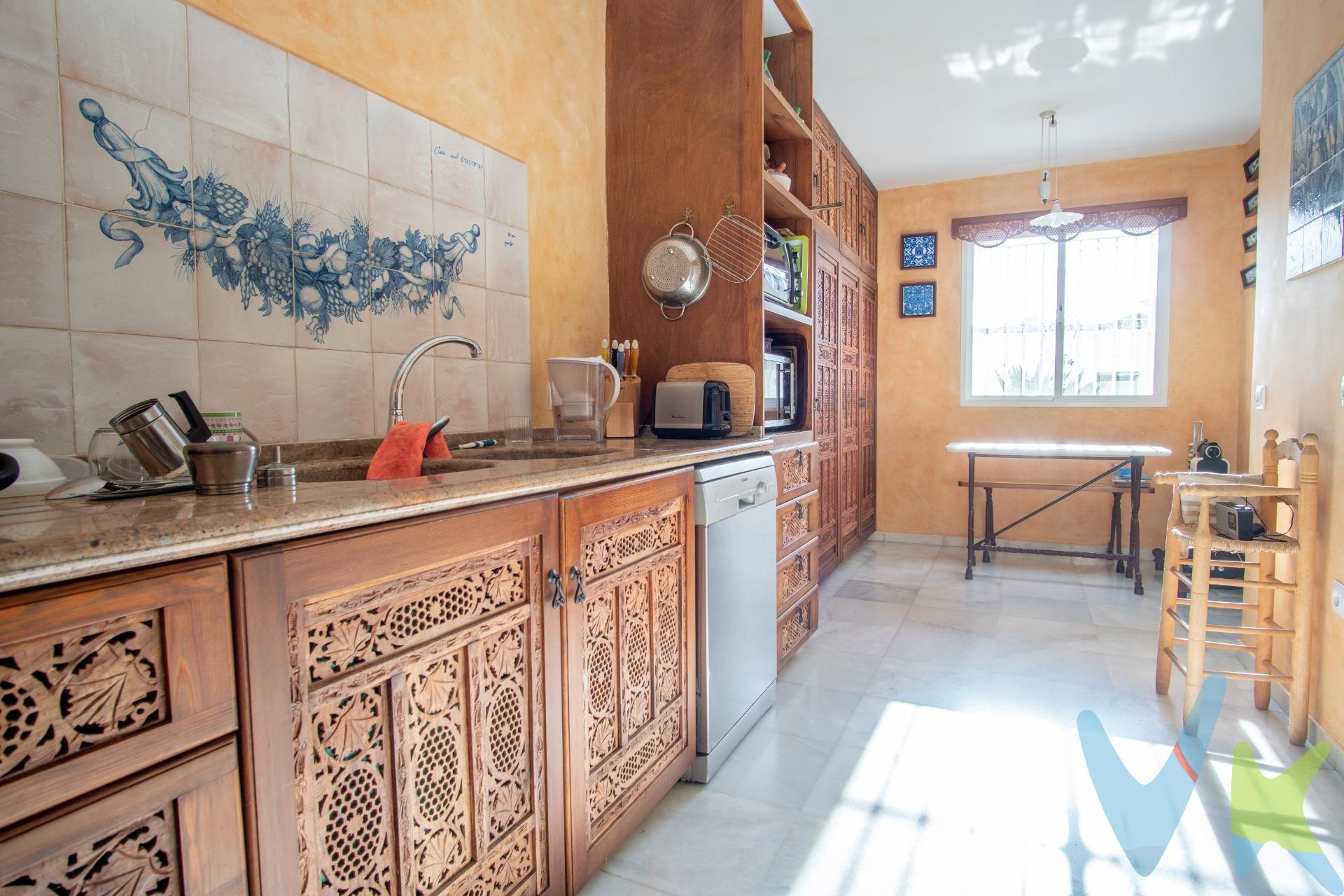 Vivienda Unifamiliar de 179 metros cuadrados construidos sobre parcela de 500 m2, con porche cubierto de 30 metros ya garaje para dos coches y moto. Un hogar lleno de encanto, luz y naturaleza en un enclave único. Bienvenido a este precioso chalet independiente de inspiración andaluza, donde la calidez, la luz y el entorno natural se unen para crear un hogar único. Cada rincón ha sido pensado para disfrutar de la vida con comodidad y emoción. 🌞 Luz y orientación perfecta:. Disfruta de la luz natural desde el amanecer hasta el atardecer:. 	•	El salón, porche y terraza del dormitorio principal están orientados al sur, bañándose de sol durante todo el día. 	•	La cocina, entrada y uno de los dormitorios de la planta superior miran al este, recibiendo el cálido sol de la mañana. 🌿 Un exterior que enamora:. 	•	Amplio jardín con césped natural, frutales y una coqueta fuente que añade frescura y tranquilidad. 	•	Porche cubierto de 30,30 m², perfecto para desayunar al sol o disfrutar de veladas al aire libre. 	•	Terraza privada en el dormitorio principal, un rincón íntimo para contemplar los atardeceres. 🏠 Un interior con alma:. 	•	Amplio salón-comedor de 41,92 m², luminoso y acogedor, con acceso directo al porche. 	•	Cocina funcional, que sorprende con sus puertas de estilo indio, talladas en madera, un toque exótico y lleno de personalidad. 	•	Dormitorio principal con acceso directo a una terraza soleada y privada. 	•	Buhardilla de madera, perfecta como zona de juegos, lectura o rincón creativo. 	•	Baños con encanto andaluz, decorados en blanco y azul, que evocan tradición y frescura. 📍 Ubicación inmejorable:. Este hogar se encuentra en un enclave privilegiado:. ✅ A pocos metros del Parque Natural, ideal para paseos, deporte y desconexión. ✅ Junto al tranvía y la parada de bus, que te conecta en minutos con la ciudad y Cádiz y Chiclana. ✅ A la entrada de la ciudad, con todos los servicios a tu alcance y fácil acceso. 🌟 Extras que marcan la diferencia:. ✅ Orientación sur y este: luz natural y calidez todo el día. ✅ Jardín y porche ideales para disfrutar en familia. ✅ Cocina única, con encanto y carácter. ✅ Ubicación privilegiada, naturaleza y ciudad en un solo lugar. ✅ Posibilidad de dividir la vivienda en dos chalets pareados, cumpliendo la normativa municipal, ofreciendo una excelente opción tanto para familias como para inversores. Este no es solo un chalet. Es un hogar para vivir emociones, crear recuerdos y disfrutar de la vida. Ven a descubrirlo y déjate enamorar. 📞 Llámanos y agenda tu visita. Este hogar está esperando por ti.