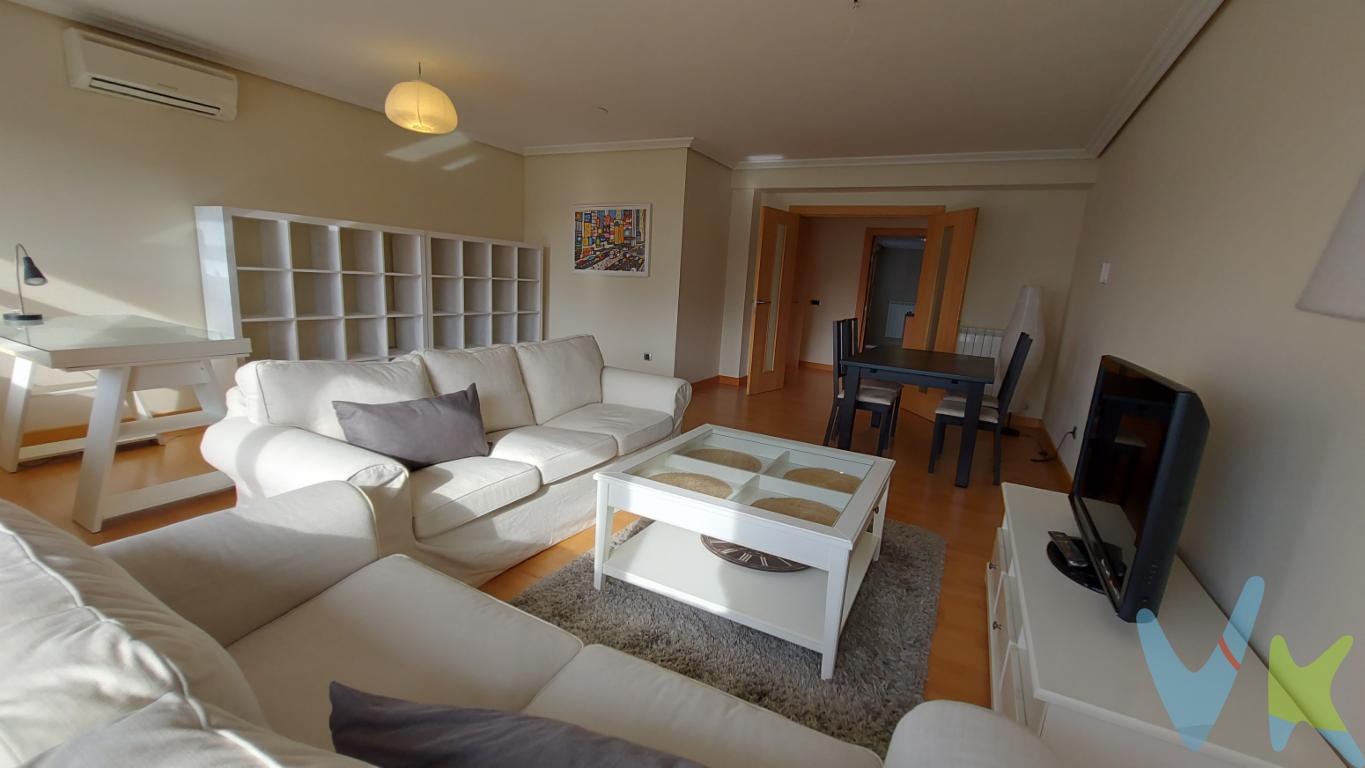 Vivienda a estrenar de 114 m² útiles en Parque Las Gaunas de Logroño con vistas a parque inmejorables.¡Descubra su próximo hogar en la vibrante zona de San Adrián en Logroño! Les ofrecemos un magnífico piso en venta, ubicado en una sexta planta, que combina amplitud y modernidad. Construido en 2008, este edificio cuenta con las comodidades contemporáneas que toda familia desea.Ubicado en un entorno privilegiado, este piso destaca con sus 114 m² de espacio útil, que se distribuyen con elegancia y funcionalidad. Al ingresar, un recibidor le da la bienvenida a un hogar que irradia calidez. La sala de estar, amplia y luminosa, se convierte en el lugar ideal para disfrutar de momentos inolvidables con la familia y los amigos. Desde aquí, se accede al balcón, un rincón perfecto para relajarse y disfrutar de vistas despejadas mientras toma un café.La cocina, independiente y totalmente equipada, es un espacio pensado para los amantes de la gastronomía, donde preparar sus mejores platos será un verdadero placer. Junto a ella, un pequeño espacio de lavandería añade practicidad al día a día. Siguiendo el pasillo, encontrará tres habitaciones (antes eran 4), todas ellas de generosas dimensiones. La habitación principal destaca por su luminosidad y cuenta con un armario empotrado que optimiza el espacio. Las otras dos, igualmente amplias, son ideales para los miembros más jóvenes de la familia o para utilizarlas como despacho o estudio.El inmueble cuenta con dos modernos baños completos, uno de ellos en suite, equipados con acabados de calidad que proporcionan un toque de sofisticación al hogar. Además, el piso dispone de un trastero amplio, ideal para almacenar todo aquello que no se utiliza frecuentemente, ayudando a mantener todas las áreas del hogar organizadas.Una de las grandes ventajas de este piso es la plaza de garaje incluida en el precio, una comodidad invaluable en la ciudad. El edificio, de moderno diseño, está dotado de un ascensor, garantizando fácil acceso a todas las plantas y facilitando la vida diaria.La ubicación del inmueble es envidiable. Está cerca de paradas de autobús, lo que proporciona conexiones rápidas con el resto de Logroño, facilitando así los trayectos al trabajo o al colegio. San Adrián es una zona con ambiente acogedor, con comercios, parques y todos los servicios necesarios al alcance. Este piso ofrece un estilo de vida moderno y cómodo en una de las zonas más demandadas de la ciudad.Con todas estas características, es difícil no enamorarse de esta propiedad. Le invitamos, por tanto, a realizar una visita para que pueda maravillarse con cada rincón de este extraordinario piso. Es la oportunidad perfecta para aquellas familias que buscan un hogar de calidad, en una zona estratégica y bien comunicada. No deje pasar esta oportunidad única de vivir en un piso que lo tiene todo. ¡Esperamos su visita y estamos seguros de que quedará encantado! 