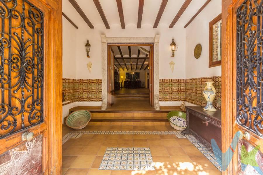 Descubre esta impresionante casa y saborea la magia de lo antiguo unida a todas las comodidades de hoy en día. Esta casa tiene tres orientaciones distintas y por sus ventanas entrará permanentemente una abundante luz natural que alegrará tu día a día. Tu familia y tú disfrutaréis en sus enormes dormitorios y estancias, de sus tres salones repartidos en las diferentes plantas y de 5 cuartos de baño actualizados. Todo ello con ese aire rústico tan especial. Los techos abuhardillados te harán maravillarte con sus vigas de madera (han sido revisadas cada 2 años para evitar su deterioro). Del salón principal, en la planta baja y de 70 m2, saldrás a una terraza sombreada por una parra espectacular: tiene 250 años y se respetó cuando se construyó la casa actual, hace 45 años. De la casa anterior se respetaron los azulejos árabes originales y los dinteles de mármol, estos últimos enplazados en el hall de entrada. La vivienda se sitúa en Quart de Les Valls, en un agradable y pintoresco pueblo rodeado de montañas, a 30 km de Valencia y 8 km de la playa. Dispone de todos los servicios (colegio, ambulatorio, biblioteca, piscina) y permite hacer estupendas excursiones a toda la zona del Vall de Segó. Ven a conocer esta casa: te deslumbrará. ..................... Por mandato expreso del propietario, comercializamos este inmueble en exclusiva, lo que le garantiza el acceso a toda la información, a un servicio de calidad, un trato fácil, sencillo y sin interferencias de terceros. Por este motivo, se ruega no molestar al propietario, a los ocupantes de la propiedad, a los vecinos o conserjes del edificio o urbanización si los hubiera. Muchas gracias por su comprensión. Si usted es agente inmobiliario y tiene un cliente para este inmueble, llámenos: estaremos encantados de colaborar.