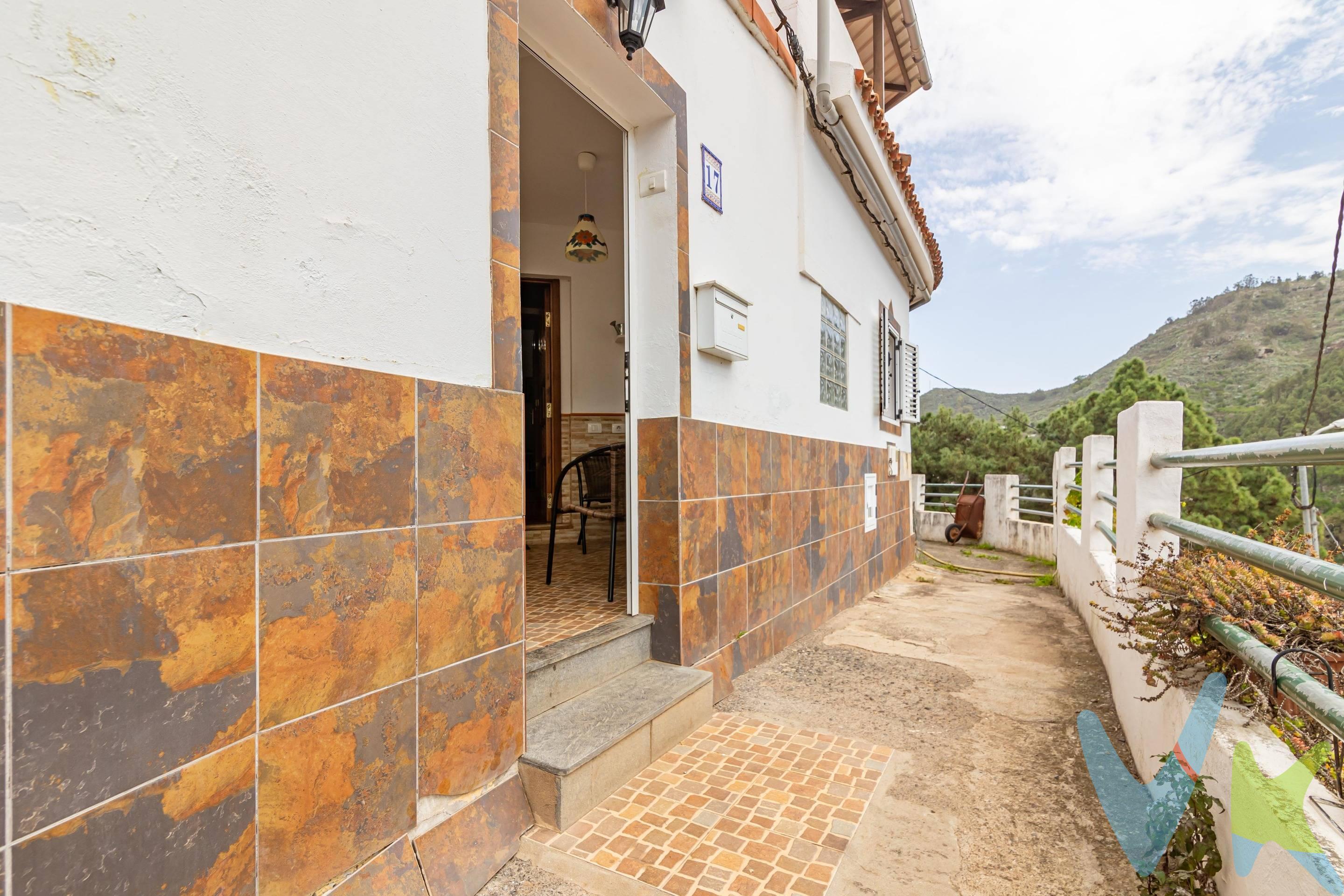 ​VENDEMOS, en Teror, una bonita casa, abierta, con una gran terraza, que combina una parte techada y una parte al aire libre. La terraza nos invita a entrar en la vivienda, o podemos dirigirnos a la bodega, la zona de barbacoa, la despensa o el baño en cueva, que se utiliza para las comidas familiares, reuniones o, simplemente cuando estás en la terraza. La vivienda, data desde el siglo pasado. Conserva los techos a dos aguas en la parte central de la misma, girando el resto, alrededor de la misma, además la vivienda cuenta con cuarto lavadero y azotea. . Conjuntamente a la casa, vendemos dos terrenos, ambos inscritos en el Registro de la Propiedad, uno de 320m2 y otro de casi 100m2 que tiene, en la actualidad, viñas y un cuarto de aperos. DETALLES EXTRA DE ÉSTA PROPIEDAD:. La vivienda no cuenta con garaje. Tiene wifi. Es una vivienda que se desarrolla, fundamentalmente en una planta, muy luminosa y con bonitas vistas, bien ventilada y que cuenta con varias cuevas añadidas, entre ellas un baño, una despensa, una bodega y un cuarto de juegos, la vivienda principal y de más uso es en casa de teja y azotea. ​Zona de ocio. Jardín. Espacio para plantar en terreno anexo con dos cuevas vírgenes (ahora con vegetación), que dan a la carretera principal. Terraza con barbacoa, comedor y horno​, zona de almacenaje y aseo. ​Todas las fincas están inscritas en el Registro de la Propiedad. Los terrenos que componen la venta están definidos en levantamiento topográfico. . NOTA: En el precio no entra impuestos ni gastos de notaría y registro.-