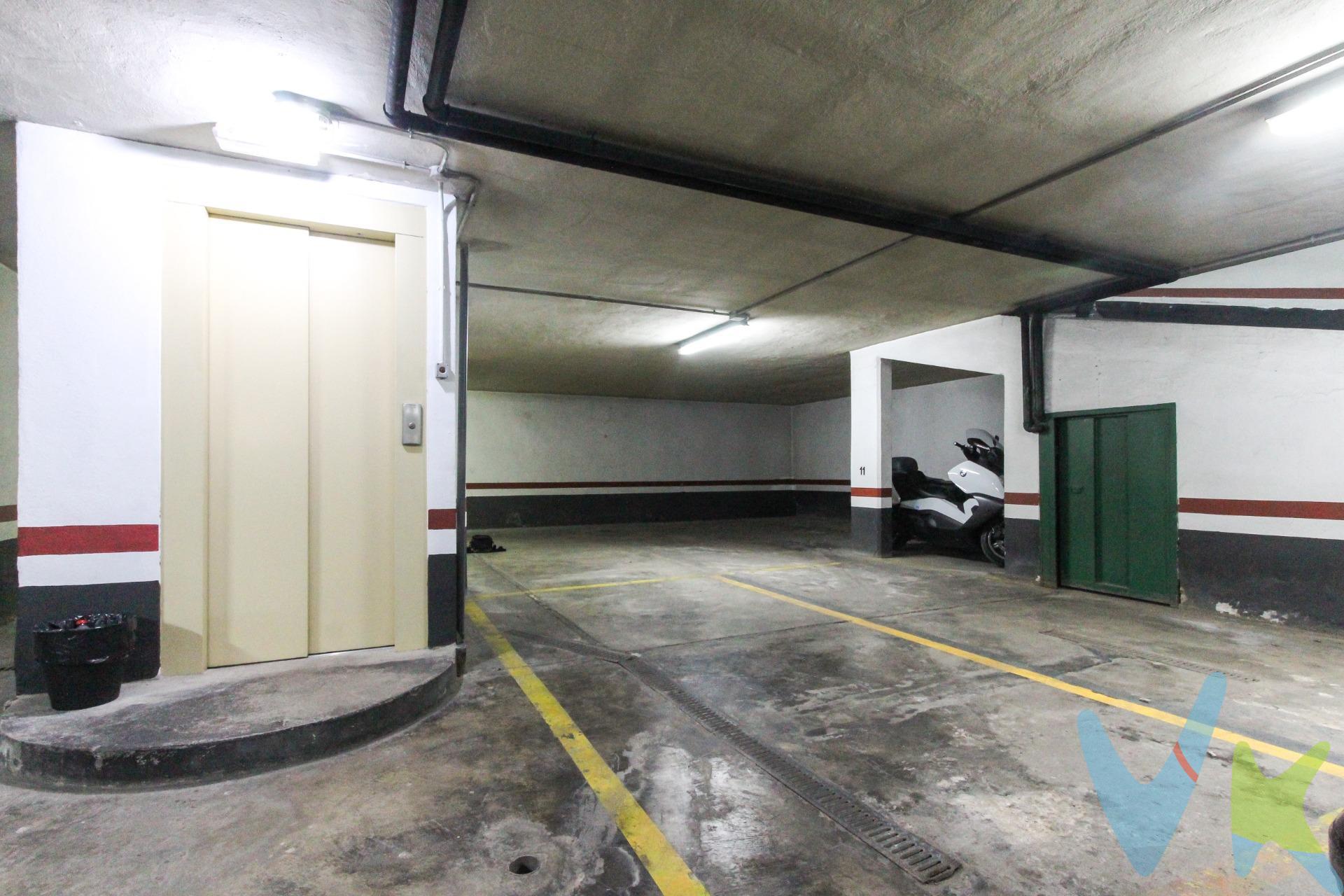 Explora la conveniencia y la amplitud con la plaza de garaje que RE/MAX Urbe 2 tiene disponible para ti. Situada en la prestigiosa Avenida Reino de Valencia, esta plaza ofrece un espacio generoso con medidas de 2,23 metros de ancho por 4,40 metros de largo. . Con esta dimensión, tendrás espacio más que suficiente para estacionar tu vehículo cómodamente y maniobrar sin problemas. Ya sea que busques un lugar para tu coche, moto o bicicleta, esta plaza de garaje te brinda la comodidad y la seguridad que necesitas. ¡No dejes pasar esta oportunidad de garantizar un espacio protegido para tu vehículo en una ubicación privilegiada!. La descripción del presente inmueble e imágenes tienen mero carácter informativo y en ningún caso carácter contractual, pudiendo ser modificados por la inmobiliaria comercializadora sin que ello implique responsabilidad alguna frente a terceros. En el precio de venta a público, esta propiedad NO incluye los gastos de adquisición (Notario, registro, gestión, honorarios, etc…). 
