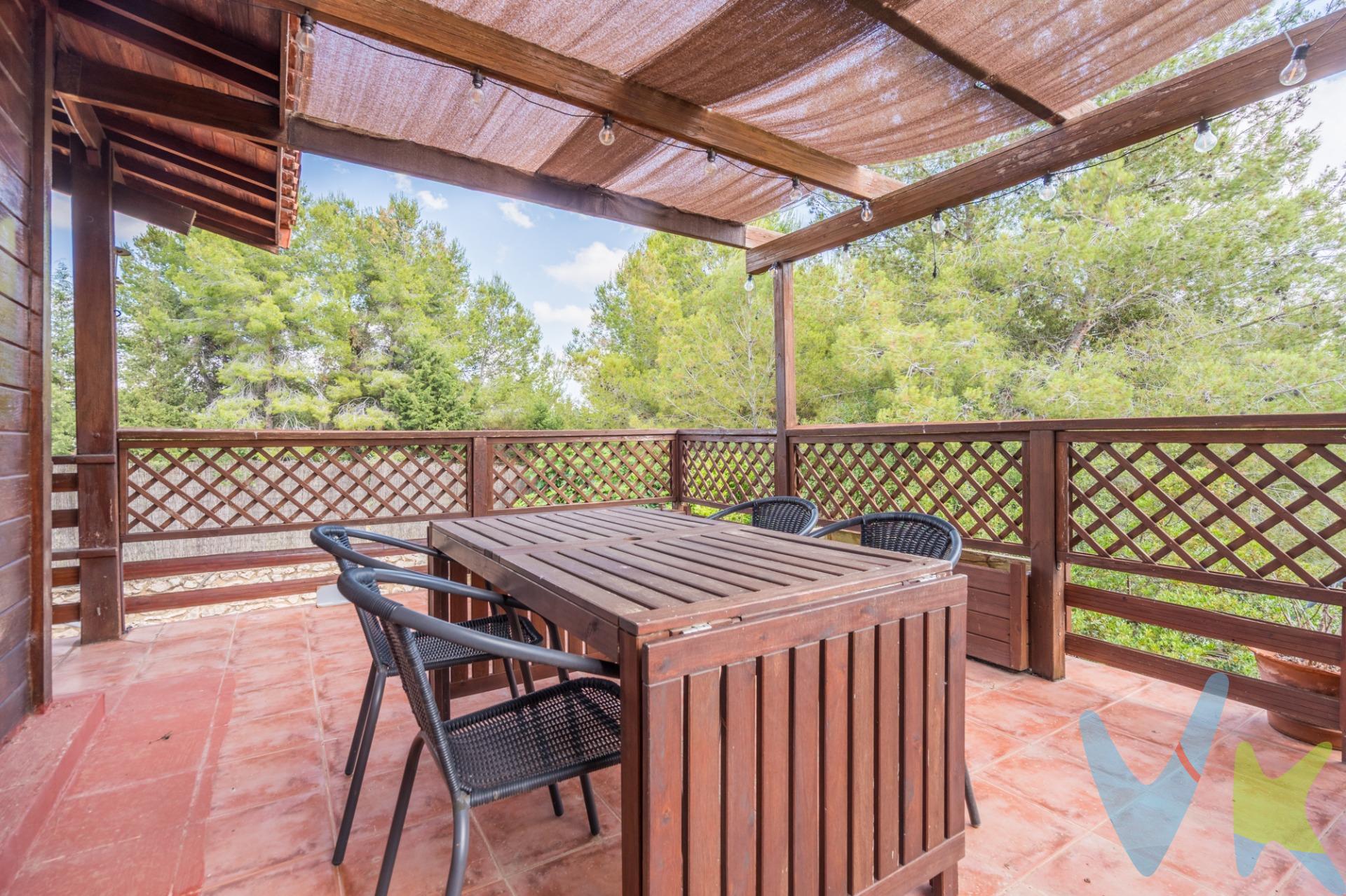 ¿Buscas un hogar con alma, exclusividad y rodeado de naturaleza sin renunciar a la comodidad?. Te presentamos una propiedad verdaderamente excepcional en Cumbres de Calicanto. Una acogedora vivienda de 121 m² construidos en una sola planta, edificada íntegramente en madera maciza tropical de Maçaranduba (de 5 a 8 cm de grosor). Esta madera, con certificado ecológico FSC, es un auténtico "fósil viviente": es más densa que el hormigón, ignífuga, inmune a insectos y aporta una calidez y energía incomparables al hogar. Con techos abovedados de más de 4 metros de altura y suelos porcelánicos, la casa fusiona a la perfección la elegancia contemporánea con el encanto rústico. Es un espacio que emana paz, bienestar y una energía única. ¡Como vivir en un cuento!. Cuenta con una cómoda distribución: 2 amplios dormitorios y 2 baños completos con ducha (uno en suite), amplio  salón-comedor muy luminoso y cocina office totalmente funcional con lavadero independiente. También tienes un estudio independiente de 20 m² en la parte inferior ideal para acoplarlo a tus necesidades ( teletrabajar con total privacidad ó montar una zona de juegos para niños, incluso un gimnasio..), además de una amplia zona de trastero/almacenaje. Dispone de aire acondicionado, ventiladores de techo, calefacción de calor azul y ventanas Climalit con mosquiteras, para tener el máximo confort durante todo el año. Olvidate de buscar sitio para aparcar, ya que la parcela dispone de  porche cubierto con capacidad para 2 o más vehículos. Además tiene un  sistema ecológico de fosa séptica que recicla las aguas grises y negras devolviéndolas limpias al jardín. Un paraíso lleno de vida y canto de pájaros. Disfruta de esta  vivienda orientada al sur y  asentada sobre un espectacular terreno de 918m2 con vistas panorámicas y  protegidas a la Hoya de Buñol con un precioso jardín mediterráneo silvestre rodeado de olivos, higueras, limoneros, lavanda y romero.  Zona de huerto ecológico, paellero tradicional valenciano y varias terrazas para disfrutar del clima. Ubicada en una calle sin tráfico, muy tranquila, con vecinos multiculturales y excelentes. Es el lugar ideal si buscas desconectar, estando a un paso de todo en coche:.  A 15 minutos de Chiva.  A 20 minutos del Aeropuerto de Manises y del Centro Comercial Bonaire.  A 25 minutos de Torrente.  A 30 minutos del centro de Valencia. La casa está completamente lista para entrar a vivir. ¡Ven a sentir su energía y enamórate de tu próximo hogar!. -----------------------------------------------------------------------------. Por mandato expreso del propietario, comercializamos este inmueble en exclusiva, lo que le garantiza acceso a toda la información y una gestión coordinada de la venta. Por este motivo, rogamos no molestar al propietario, a los ocupantes de la vivienda ni a los vecinos. Muchas gracias por su comprensión y colaboración. Si eres agente inmobiliario y tienes un cliente interesado en este inmueble, llámanos. Estaremos encantados de colaborar.