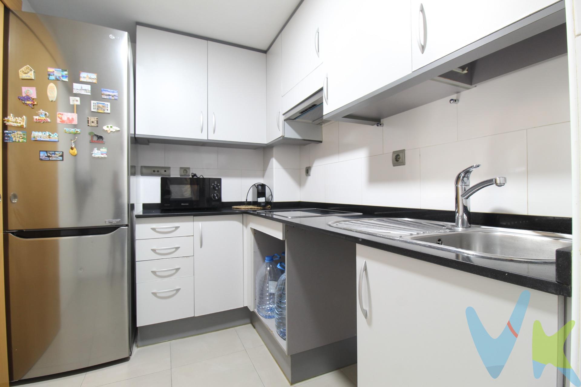 Piso seminuevo en el centro de Les Roquetes – Sant Pere de Ribes. ¿Buscas un piso cómodo, luminoso y bien ubicado?.  Te presentamos esta acogedora vivienda seminueva situada en pleno centro de Les Roquetes, cerca de todos los servicios y comercios. Dispone de 2 habitaciones amplias y muy luminosas, un gran salón-comedor con salida al balcón, y una cocina independiente con acceso a un patio de uso privado, ideal para disfrutar del aire libre o usar como zona de lavado. Se encuentra en un primer piso dentro de una finca con ascensor (actualmente no operativo). Una excelente oportunidad para quienes desean iniciar una nueva etapa en una zona tranquila y bien comunicada.