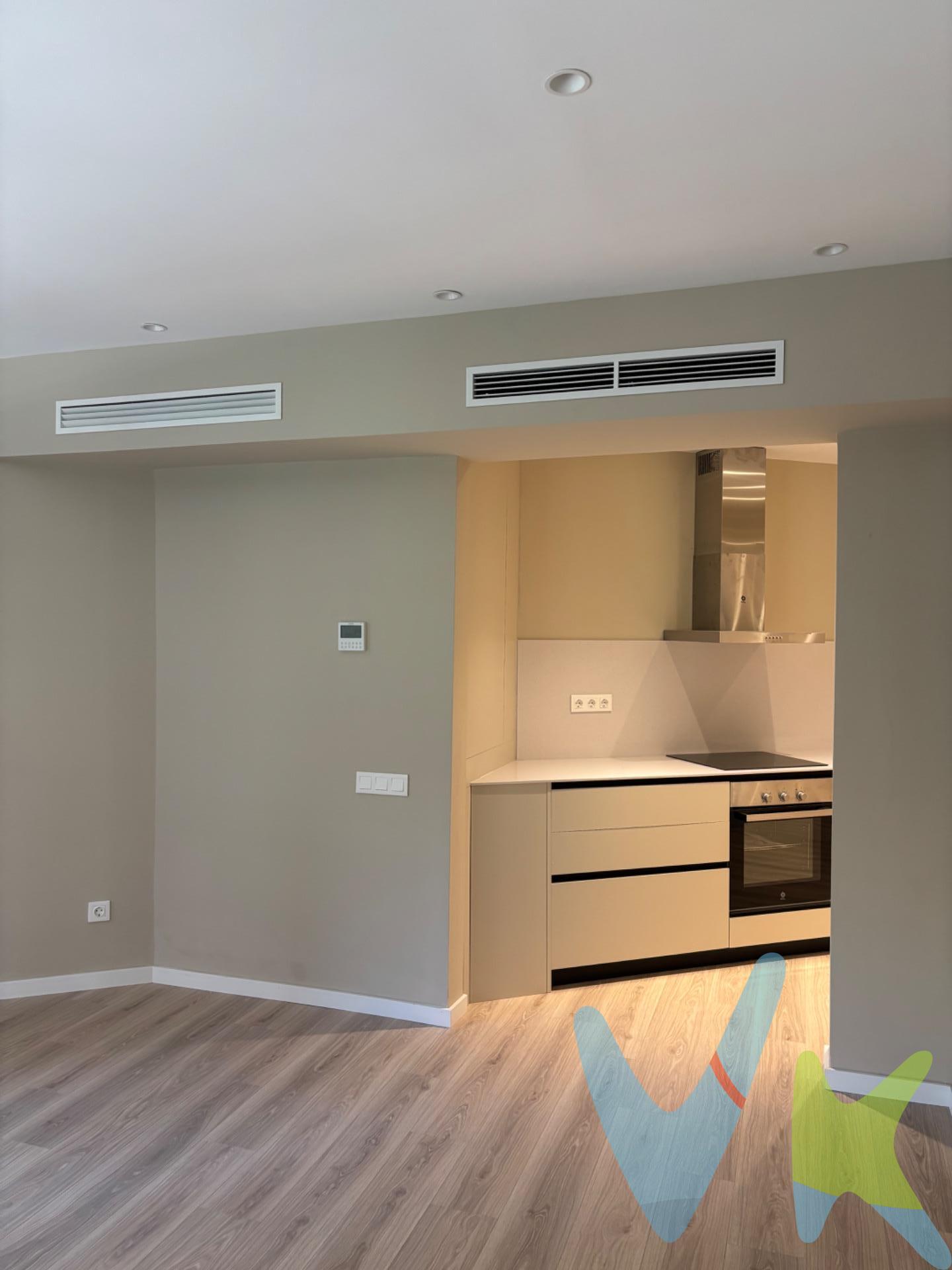 . Te presentamos este acogedor piso recién reformado, listo para estrenar y disfrutar desde el primer día. Situado en una planta entresuelo, con altura real de primera planta, ofrece la comodidad del fácil acceso sin renunciar a la privacidad y la luz natural. La vivienda dispone de dos habitaciones, un baño completo y una agradable zona de día que integra salón, comedor y cocina abierta completamente equipada con electrodomésticos nuevos. La reforma, recién terminada, se ha realizado con materiales de calidad y cuidando cada detalle, creando un hogar funcional, moderno y con un ambiente cálido y confortable. Ubicado entre los barrios de Gràcia y Sant Gervasi, disfrutarás de un entorno lleno de vida, con calles tranquilas, pequeños comercios, cafeterías con encanto y una excelente conexión con el resto de la ciudad mediante metro, autobuses y ferrocarril. Una vivienda ideal para quienes buscan un hogar moderno en un barrio con carácter, o para quienes desean invertir en una zona con alta demanda y excelente calidad de vida.