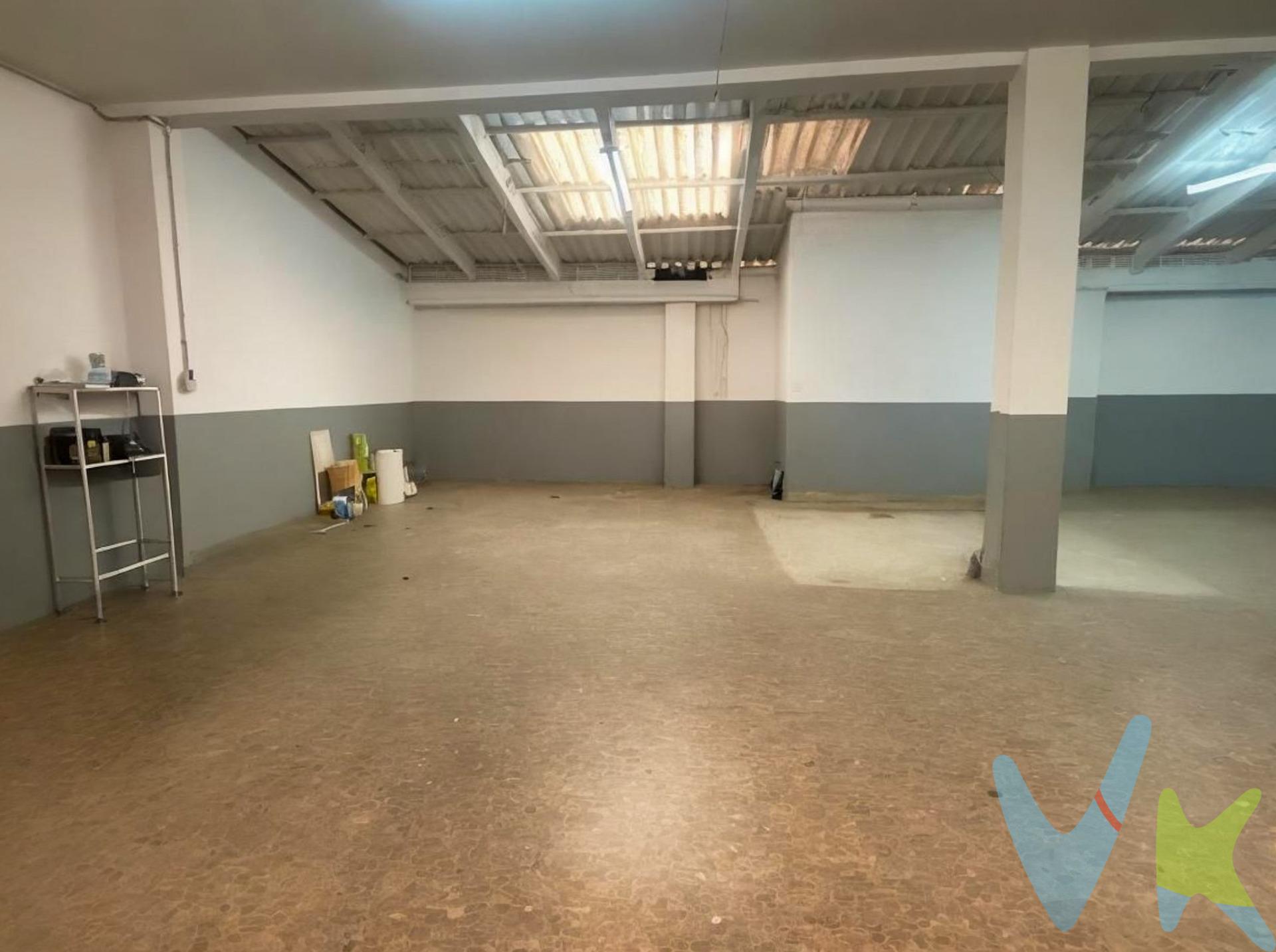 REMAX URBE II presenta en exclusiva . ✨Fantástico local comercial con excelente ubicación en Canals✨. Se vende bajo comercial con +250m2, al lado de la avenida JAIME I. Con dos entradas, una con puerta automática.Con vado de alta, ideal para carga y descarga. Dispone de una oficina en alto, un aseo, parking para 2 coches y espacio diáfano. Por solo 💰 149.000 € 💰. Oportunidades como está no aparecen todos los días. Contactame para mas información o concretar una visita . La descripción del presente inmueble e imágenes tienen mero carácter informativo y en ningún caso carácter contractual, pudiendo ser modificados por la inmobiliaria comercializadora sin que ello implique responsabilidad alguna frente a terceros. En el precio de venta a público, esta propiedad NO incluye los gastos de adquisición (Notario, registro, gestión, honorarios, etc..). 