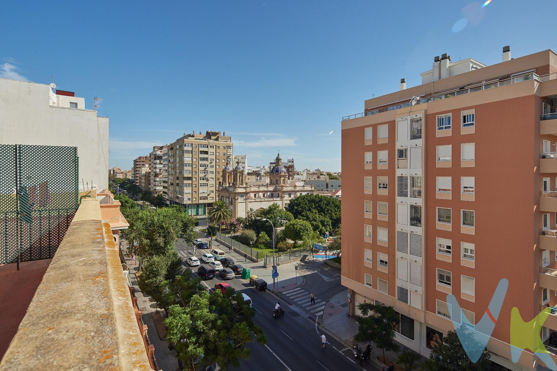 ¿Buscas un lienzo en blanco para crear tu refugio ideal o una inversión de alta rentabilidad? Ponemos a la venta este exclusivo ático situado en el corazón de la avenida principal de Cádiz capital. Una propiedad especial y muy demandada, ideal para quienes desean diseñar su propio espacio a medida con el lujo de disfrutar del sol gaditano durante todo el año. Características principales:. Superficie interior: 30 m² con infinitas posibilidades para diseñar un estudio moderno, funcional y acogedor. Terraza exclusiva: 20 m² de uso privativo. El verdadero tesoro de esta propiedad. Un espacio al aire libre casi tan grande como el interior, perfecto para crear una zona chill-out, un comedor de verano o tu propio solárium. Vistas: Panorámicas y despejadas directamente a la avenida principal. Al ser un ático, disfrutarás de la luz natural desde el amanecer hasta el atardecer y de la tranquilidad de no tener vecinos arriba. Estado: A reformar integralmente (y amueblar). Esto te permite distribuir y decorar cada centímetro a tu gusto, sin tener que pagar por las reformas de otros. El potencial:. Imagina abrir unos grandes ventanales y conectar el salón con la terraza, creando un espacio único de 50 m² donde el interior y el exterior se funden. Es el inmueble perfecto para un apartamento turístico (alta rentabilidad garantizada), una segunda residencia junto al mar, o el primer hogar de una persona independiente o pareja. Ubicación inmejorable:. Vivir en la Avenida de Cádiz significa tenerlo todo a un paso: las mejores conexiones de transporte público al pie del edificio, comercios, supermercados, zonas de ocio y, por supuesto, a escasos minutos caminando de la Playa de la Victoria. No dejes escapar este diamante en bruto. Los áticos con terraza en esta zona vuelan.