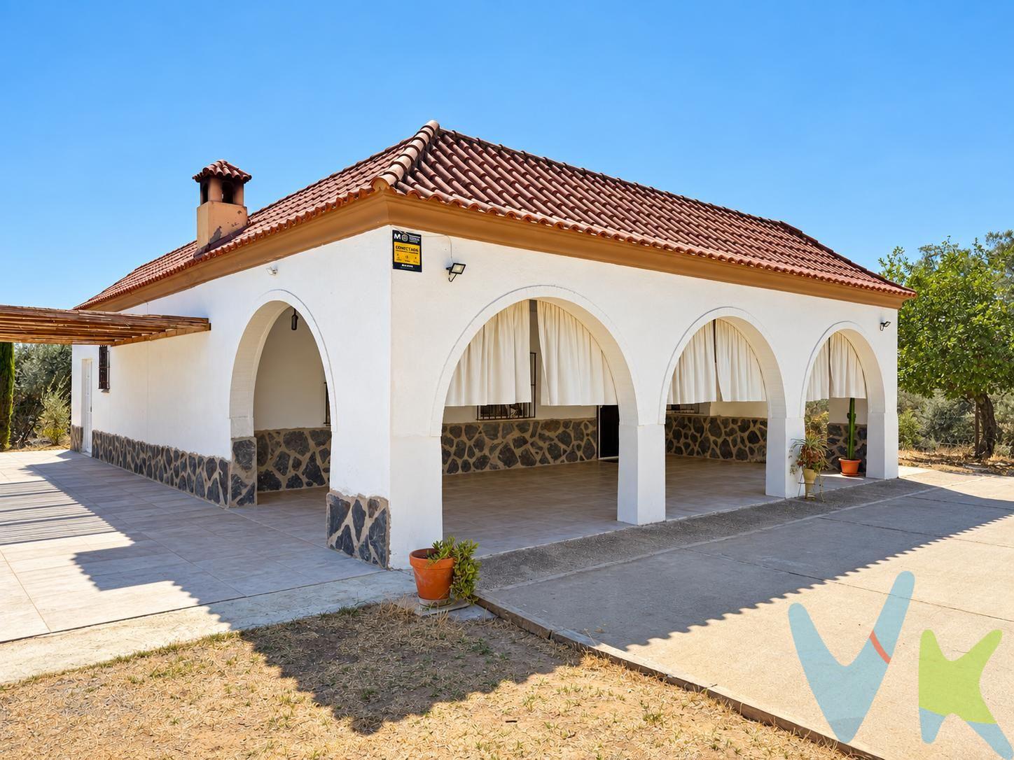 PRECIO DE VENTA: [255.000 + GASTOS] €. Un hogar con todas las comodidades en el campo, a solo 5 minutos de Utrera. Disfruta de la vida en el campo con la comodidad de tener la ciudad cerca. Este chalet se encuentra a unos 5 minutos de Utrera y 20 minutos de Sevilla, con excelente acceso y una parcela de 5.600 m² de superficie gráfica. La vivienda cuenta con aproximadamente 160 m² distribuidos en una sola planta y un amplio porche de 24 m², ideal para desayunar al aire libre, compartir comidas en familia o descansar al terminar el día. El recibidor distribuye la casa entre la zona de dormitorios y las estancias de uso diario. Dispone de un amplio salón con chimenea, cocina espaciosa y una habitación auxiliar, actualmente utilizada como despensa, con salida al exterior y posibilidades para distintos usos. Sus tres dormitorios, uno de ellos con vestidor y baño completo, y un segundo baño completo con plato de ducha ofrecen comodidad para toda la familia. Una escalera exterior permite acceder a la azotea, donde se encuentran las placas solares. En el exterior, tendrás todo lo necesario para disfrutar de tu hogar:. * Piscina de 7,60 × 4,60 metros y ducha exterior. * Zona de barbacoa para reuniones con familiares y amigos. * Zona con olivos, pequeño huerto y gallinero. * Pozo propio, equipo de elevación de agua y aljibe. * Caseta destinada a trastero y almacén. * Caseta independiente para la maquinaria de depuración de la piscina. La finca dispone de agua de pozo y luz de suministro. Un hogar para vivir el campo cada día, con espacio, comodidad y la cercanía de la ciudad. En cumplimiento de las obligaciones de información previstas en la Ley 10/2025, de 28 de diciembre, de servicios de atención a la clientela y transparencia, así como en la normativa sectorial vigente, se hace constar que el precio indicado no incluye los gastos e impuestos inherentes a la adquisición, los cuales se desglosan a continuación:. • Impuesto sobre Transmisiones Patrimoniales (ITP): Se aplicará el tipo impositivo vigente en la Comunidad Autónoma de Andalucía, generalmente el 7% (17.850€), sin perjuicio de tipos reducidos del 3,5%, 1,2% o 1% aplicables según las circunstancias personales del comprador o las características del inmueble). El impuesto se devenga sobre el Valor de Referencia de Catastro o el precio de venta, aquel que resulte superior. • Gastos de Notaría: Los honorarios notariales se calcularán conforme al arancel oficial regulado en el Anexo I, del Real Decreto 1426/1989, de 17 de noviembre, por el que se aprueba el arancel Notarial. • Gastos de Registro: La inscripción en el Registro de la Propiedad se facturará según el arancel oficial establecido en el ANEXO I, del Real Decreto 1427/1989, de 17 de noviembre, por el que se aprueba el arancel Notarial. • Gastos de Gestión (Gestoría): Los honorarios por la tramitación administrativa, liquidación de impuestos e inscripción registral ascienden aproximadamente a [545] € (IVA incluido). • Honorarios Agencia del Vendedor: incluidos en el PVP. • Honorarios Agencia del comprador: La agencia prestará los servicios de información, asesoramiento y acompañamiento previstos en el Encargo de Servicios y en el D.I.A. Si solicita servicios adicionales o personalizados, sus honorarios serán informados previamente, de forma individualizada y por escrito, conforme a la libertad de pactos y a la normativa vigente. NO VINCULADOS AL PRECIO DE COMPRA. Para una información exhaustiva sobre el funcionamiento, tipos impositivos y bonificaciones del ITP en Andalucía, puede consultar el portal oficial de la Agencia Tributaria de la Junta de Andalucía en el siguiente enlace:. https://www.juntadeandalucia.es/organismos/economiahaciendayfondoseuropeos/areas/tributos-juego/tributos/paginas/impuestos-cedidos-transmisiones.html;. Documento D. I. A. a disposición del consumidor según Decreto 218/2005 Junta de. Andalucía