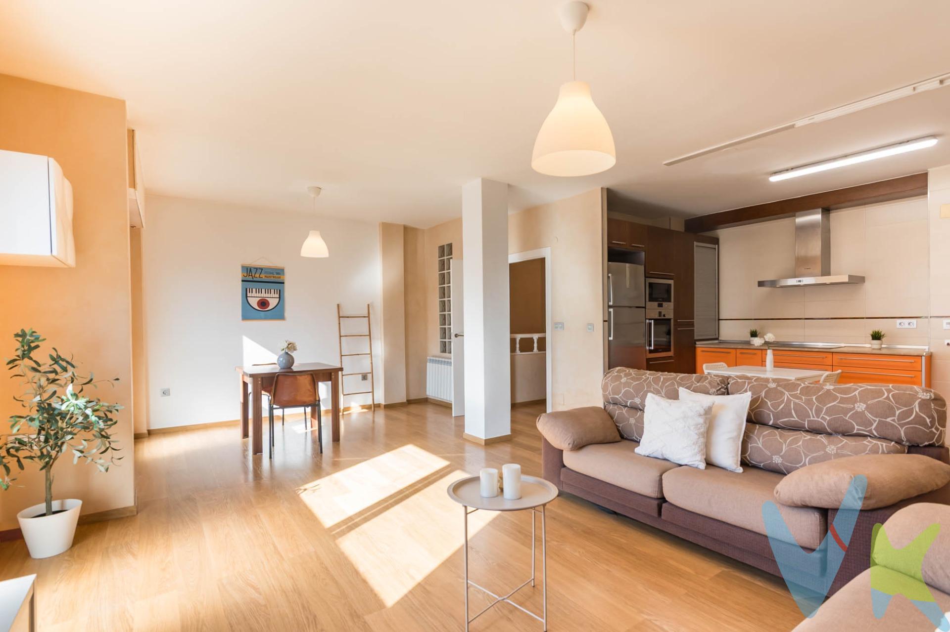 Crea el hogar que siempre has soñado en esta magnífica casa de dos plantas ubicada en el corazón de Molina de Segura, donde la amplitud y luminosidad se combinan para ofrecerte un hogar acogedor. Con una impresionante terraza privada de 55 metros cuadrados, ideal para disfrutar del aire libre y momentos inolvidables con amigos o familia. La propiedad está semi amueblada y cuenta con una cocina totalmente equipada que facilitará tus tareas diarias. Disfruta del confort brindado por tres baños bien distribuidos, así como por las  habitaciones; dispone además de una buhardilla espaciosa que abarca 45 metros cuadrados y puede adaptarse a diversas necesidades: desde oficina hasta sala recreativa. Los tres dormitorios están diseñados pensando en tu comodidad e incluye armario empotrado en uno de ellos, además que uno se ofrece como  un práctico vestidor. Equipamiento moderno como los sistemas individuales tipo split aseguran el bienestar durante todo el año gracias a su orientación sur que permite aprovechar al máximo la luz natural. Las dobles ventanas garantizan tranquilidad al interior al reducir ruidos externos.Añade también la ventaja adicional del garaje privado con capacidad para varios vehículos (90 metros) junto a techos altos (5 metros), lo cual brinda espacio extra perfecto para almacenamiento u otros usos.Esta es sin duda la oportunidad perfecta si buscas combinación ideal entre funcionalidad contemporánea y calidez hogareña.