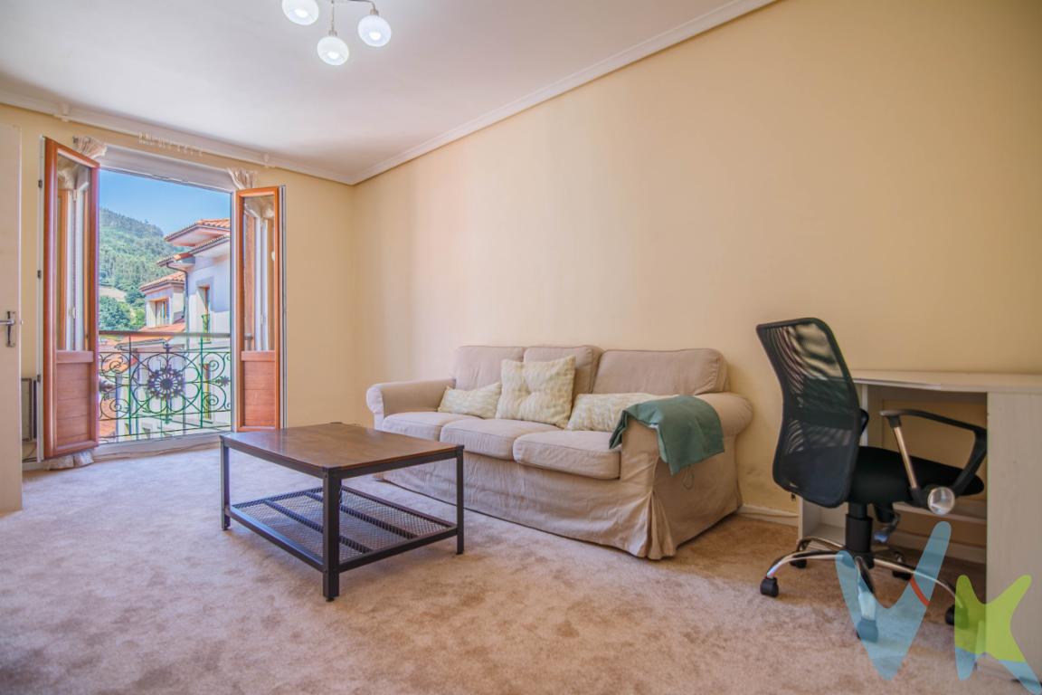Luminosa vivienda en el corazón de Salas con doble acceso independienteEsta espaciosa  vivienda de 112 m² construidos se encuentra en la segunda planta SIN ASCENSOR de un precioso edificio histórico en pleno centro de Salas. Se accede a través de unas escaleras amplias, bonitas y muy bien conservadas. Destaca especialmente por sus techos altos, sus suelos que combinan tarima y cerámica, y sus ventanales de techo a suelo en el salón y la habitación principal, los cuales, junto al hecho de ser una vivienda casi totalmente exterior, le aportan una gran luminosidad. El inmueble ofrece una distribución muy versátil, dividida en dos zonas con entradas independientes desde el descansillo pero con la opción de comunicarse fácilmente por el interior. La zona principal cuenta con salón, cocina, habitación principal y un baño completo con ventana al exterior. La segunda zona, con su propia puerta de acceso, dispone de otras dos estancias, zona de estudio y armario empotrado, lo que la hace ideal como espacio de trabajo, zona de invitados o ampliación de la vivienda. Se vende tal y como se muestra en las fotos y se encuentra en una ubicación inmejorable, con todos los servicios a mano en el centro de Salas y muy bien comunicada: a solo 35 minutos de Oviedo por la A-63 y a unos 30 minutos de la costa asturiana y del aeropuerto. Por su configuración y características, resulta una opción ideal tanto como primera residencia como para inversión.Llámanos para agendar una visita.El precio de venta no incluye los gastos e impuestos derivados de la operación. Corresponden al comprador el pago del Impuesto sobre Transmisiones Patrimoniales (ITP), calculado sobre el valor más alto entre el precio de venta y el valor de referencia catastral, así como los honorarios de notaría y registro según aranceles oficiales, teniendo el comprador libertad para elegir notario. Para consultar los porcentajes del ITP en Asturias puede hacerlo a través de la web oficial de servicios tributarios del Principado de Asturias https://sede.tributasenasturias.es/sites/sede/default/es_ES/Que-quieres-hacer/Transmisiones-Patrimoniales-y-AJD. Asimismo, el comprador asumirá los gastos de tasación y costes bancarios si precisa hipoteca. Por su parte, el vendedor asumirá el pago de la plusvalía municipal y los honorarios de intermediación. Este anuncio es meramente informativo y los interesados tienen derecho a solicitar la documentación adicional del inmueble conforme a la normativa vigente.