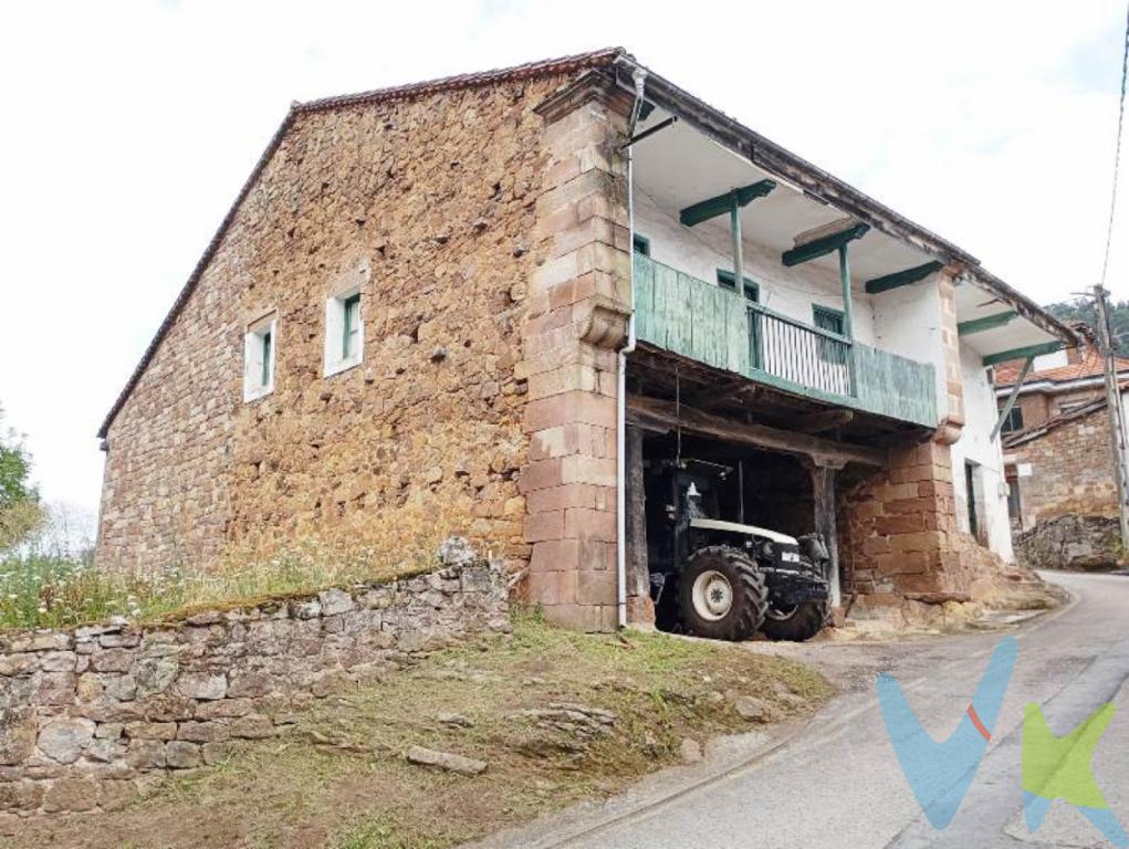 ¡Mucho espacio y jardín de unos 200 m²! Casa independiente para reformar a tu gusto en Yermo (Cartes)Si buscas un proyecto con metros de verdad y la libertad de hacerte la casa 100% a tu medida, esta propiedad te va a encantar.Se trata de una casa de piedra con fachada de sillería, de tres alturas, con cuadra y pajar, independiente y muy espaciosa situada en Yermo (Ayuntamiento de Cartes). Construída sobre una parcela de 450m2. Al no tener vecinos pegados a las paredes ni las limitaciones de un piso, tienes la oportunidad perfecta para tirar tabiques, jugar con los espacios y diseñar la distribución que mejor se adapte a ti y a tu familia. Lo que la hace especial:Independiente y amplia: Olvídate de los espacios reducidos. Aquí hay metros para dar los ambientes que quieras.Reforma integral: Sí, hay que hacerla entera, pero es justo lo que te permite estrenar casa sin tener que conformarte con reformas a medias por no tener suficiente espacio o querer aprovechar cosas hechas.Tu propio jardín: Cuenta con una parcela privada de unos 200 m², genial para poner tu zona de barbacoa, un huerto, espacio para las mascotas o simplemente un buen porche donde disfrutar del aire libre.Ubicación de diez: Estás en la tranquilidad de Yermo, pero a un paso de Cartes para hacer la compra diaria o llevar a los peques al cole. Y si necesitas algo más grande, Torrelavega está al lado, así que lo tienes todo súper a mano.Si tienes ganas de emprender un proyecto con muchísimo potencial en una zona tranquila y muy bien comunicada, ¡llámanos y ven a verla sin compromiso!Gastos e Impuestos no incluidos en el precio. Compra sujeta a ITP. El comprador se hará cargo de los costes de la escritura e inscripción en el Registro de la Propiedad.Más información sobre transparencia, impuestos, gastos y condiciones de compraventa en nuestra web www.activanorte.com 