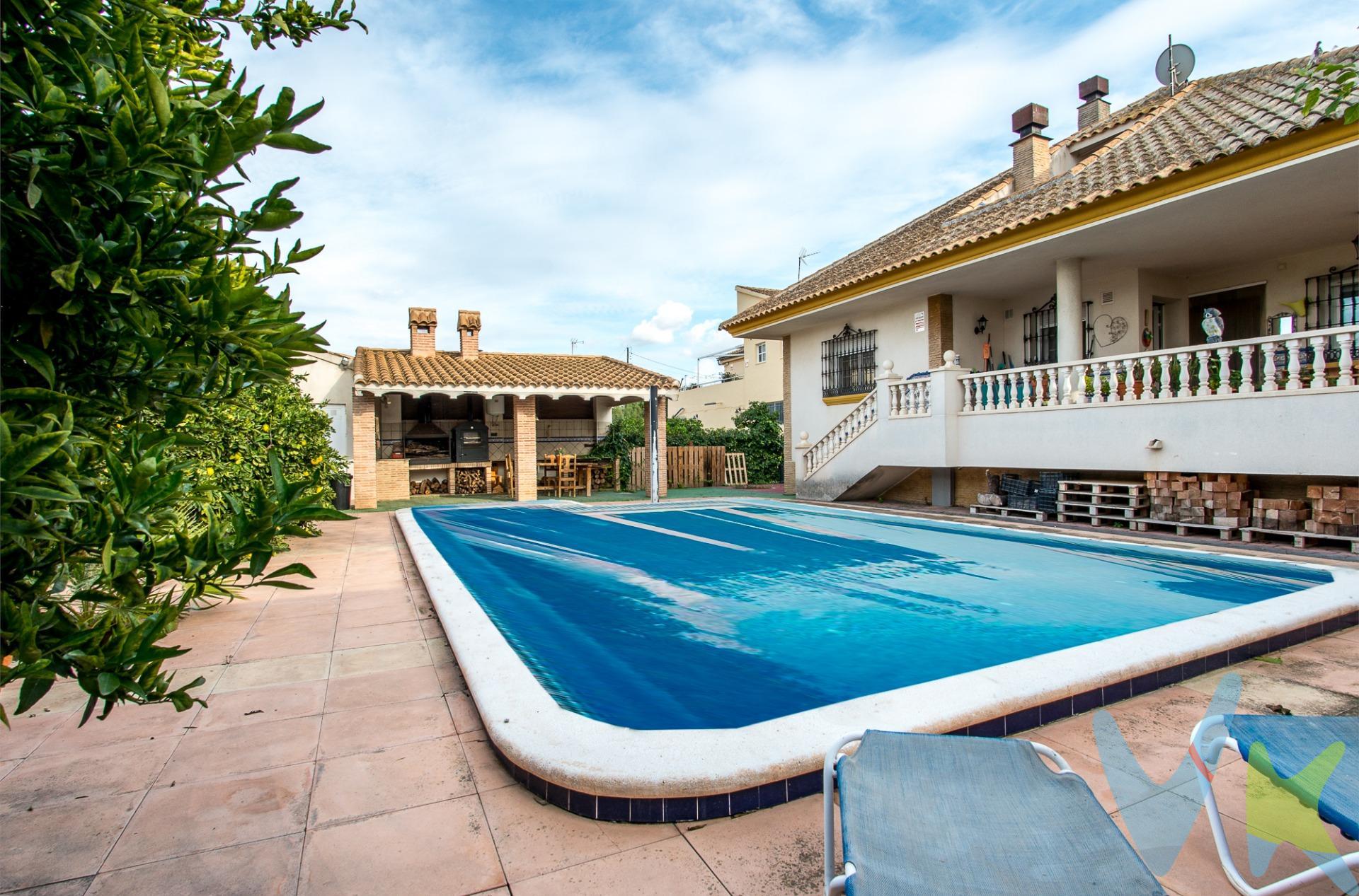 Crea el hogar que siempre has soñado en este impresionante chalet situado a poco más de cinco minutos de grandes avenidas como Juan de Borbón, o la Plaza de los Cubos, al mismo tiempo que nos aporta la tranquilidad y el sosiego de su enclave. Dentro de una parcela de más de 800 metros cuadrados se dispone una grandiosa piscina junto a una gran zona de barbacoa  y cuarto de baño exterior donde disfrutar de momentos especiales en familia, con amigos, o para recrearse en la intimidad y sosiego que proporciona este espacio privilegiado. Los mas de 250 metros útiles con los que cuenta la vivienda principal se distribuyen diferenciando de una forma práctica la zona de día y la de noche; un amplio salón comedor que comunica directamente con el porche de la entrada principal, con una zona donde el sol de la mañana inunda el espacio, y que preside una chimenea para disfrutar en noches de invierno, y otra zona de comedor, estratégicamente comunicada con la cocina, desde la cual podemos salir directamente al porche posterior y a la zona de piscina. Tres amplísimos dormitorios todos ellos con amplios ventanales que comunican con la zona exterior y que dotan de muchísima luz natural a toda la planta baja, y dos cuartos de baño  completan esta planta. Por la escalera que separa ambas zonas de día y noche accedemos a la planta superior, con una buhardilla  totalmente diáfana de casi 40 metros cuadrados, complementada con otras tres habitaciones  de unos 11 metros cuadrados cada una de ellas, habilitadas para diferentes usos (sala de juegos, despacho, trastero..) además de un cuarto de baño que dota de todo lo necesario a esta planta superior para contar con casi una segunda vivienda  dentro de la principal. Un solárium que da a la zona de la piscina completa esta planta. En la planta sótano, de casi 200 metros cuadrados, tenemos espacio suficiente para infinidad de posibilidades y que los desarrolles de acuerdo a tus necesidades, además de sobrar espacio para garaje de múltiples vehículos. Calidades de primera, entorno natural, grandes espacios..que más quieres saber? llama y pregúntanos!. Para terminar, te queremos comentar algo: ¡Descubre una aventura inmobiliaria que combina calidad, pasión y profesionalidad! La confianza que los propietarios han depositado en nosotros es un testimonio de nuestro compromiso en brindarte un servicio excepcional. Aquí viene el detalle especial: al contactarnos directamente, evitarás molestarlos, nosotros seremos tus intermediarios y te proporcionaremos toda la asistencia necesaria. Estamos aquí para facilitarte la documentación e información que requieras, y te prometemos un trato cálido y sin complicaciones. Te informaremos detalladamente de todos los aspectos, incluyendo gastos de la compra y honorarios de agencia que no están incluidos en el precio, para garantizar tu comodidad y tranquilidad durante todo el proceso. Esa es nuestra esencia, proporcionarte #Calma: “Estado ideal de tranquilidad que tendrás al comprar tu casa con nosotros”. Queremos que sepas que tanto la descripción del inmueble como las imágenes que ves son valiosas referencias informativas, en ningún caso tienen carácter contractual. Asimismo, el precio ha sido designado por la propiedad y no sería vinculante hasta que se formalice en contrato de compraventa. * ¡Oye, agente inmobiliario! Si estás leyendo este texto y te gusta, te desafiamos a ser creativo y sorprendernos con una adaptación original. ¡Nada de copiar y pegar, queremos ver tu ingenio en acción! Así que prepárate para darle un toque único y cautivador a estas palabras. Estamos ansiosos por ver cómo le das vida a este mensaje con tu propia magia inmobiliaria. ¡Adelante, demuéstranos de qué eres capaz!