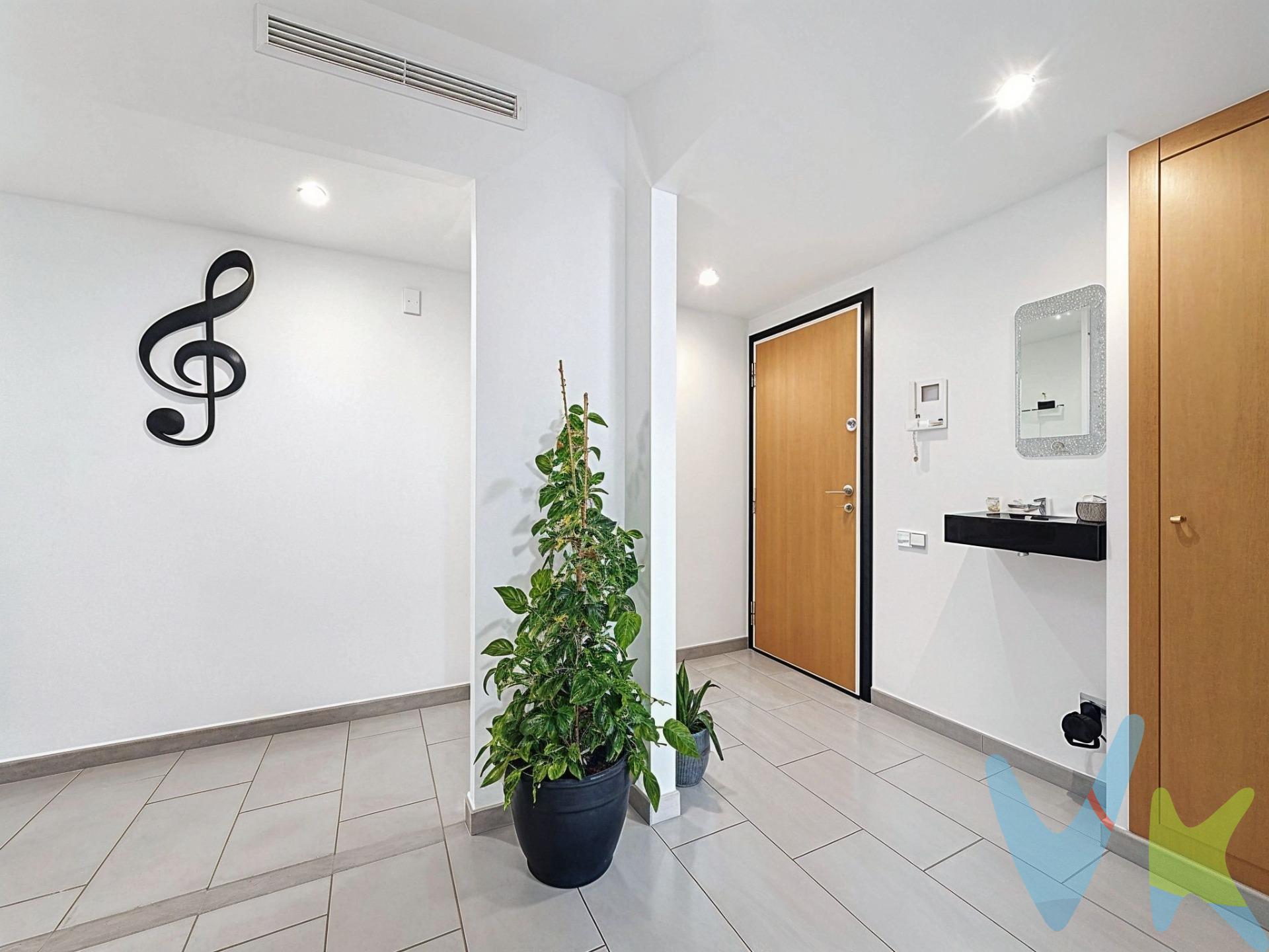 Si buscas una vivienda que combine amplitud visual, una atmósfera de paz absoluta y la comodidad de tenerlo todo a mano, este piso en la calle Porxe de Piles (edificación de 2006) es tu próximo destino. Con 108 m2 útiles perfectamente distribuidos, la sensación de libertad te acompaña en cada estancia. Al entrar, te recibe un salón-comedor inundado de luz natural, el lugar ideal para relajarte tras un día de trabajo. La cocina office, práctica y acogedora, cuenta con una galería independiente que aporta ese desahogo visual y funcional que tanto valoras. Habitación Suite: Un santuario personal que incluye un gran armario vestidor (el sueño de cualquier amante del orden) y un baño privado. Detalles sensoriales: Imagina despertar, abrir el balcón de tu habitación y sentir la brisa matutina, o disfrutar de tu música favorita en toda la casa gracias a la preinstalación de hilo musical. Silencio y Clima: Gracias a las ventanas Climalit, el ruido exterior desaparece, permitiéndote disfrutar del confort térmico del aire acondicionado por conductos en un ambiente de total serenidad. Vivir aquí es ganar calidad de vida. Olvídate del estrés gracias a tu propia plaza de garaje y trastero incluidos. Además, la ubicación es impecable:. 6 minutos de la arena de la playa de Piles para sentir el mar. 8 minutos de la vibrante vida de Oliva y 19 minutos de Gandía. Acceso inmediato a la AP7, conectándote rápidamente con Valencia y Alicante. Estado: Impecable, listo para entrar a vivir. Con videoportero para tu seguridad y acabados que se perciben de alta calidad al tacto y a la vista. Tu nueva vida en Piles comienza con una llamada. Imagina desayunar en tu balcón o estar en la playa en solo 6 minutos. Si buscas calidad de vida y confort real, este es tu sitio. ¡Llámanos hoy mismo y ven a conocer tu próximo hogar!. VENTA:. PVP 175.000€. Gastos e impuestos no incluidos en el precio. La compra conlleva impuestos y gastos de formalización para el comprador. A título orientativo se informa que en segundas transmisiones el ITP con carácter general en  Valencia es del 10%, pudiendo existir otros tipos impositivos atendiendo a las circunstancias  personales del comprador u otras circunstancias previstas legalmente. Base imponible del impuesto el mayor valor entre el precio de compraventa, la tasación o el valor de referencia catastral. En cuanto a los gastos de notaría y registro, en su caso,  suelen oscilar aprox; entre 1,5% y 2,5% (aranceles variables según precio, n.º de copias y complejidad). El comprador elige notario. Si el comprador precisase de hipoteca: tasación, condiciones y costes bancarios serán según entidad elegida por el comprador, así como los gastos de gestoría, y cualesquiera otros gastos inherentes a la formalización de la compraventa que legalmente correspondan a la parte compradora, salvo pacto expreso en contrario con el vendedor. El consumidor tiene, conforme a la normativa vigente, a su disposición información y documentación adicional relativa al inmueble y condiciones de la compraventa, que podrá ser consultada en C/Joaquín Costa 4, bajo 46005 Valencia o urbe2@remax.es. Honorarios de mediación inmobiliaria a cargo del  COMPRADOR: (3% del precio final de venta más IVA (21%), salvo otro pacto.); y de VENDEDOR (según acuerdo con el mismo). Se informa al consumidor que la agencia actúa como intermediaria inmobiliaria en la operación, estando cualquier eventual compraventa y sus condiciones sujeta a la aceptación expresa del propietario-vendedor y a la posterior formalización del correspondiente contrato.