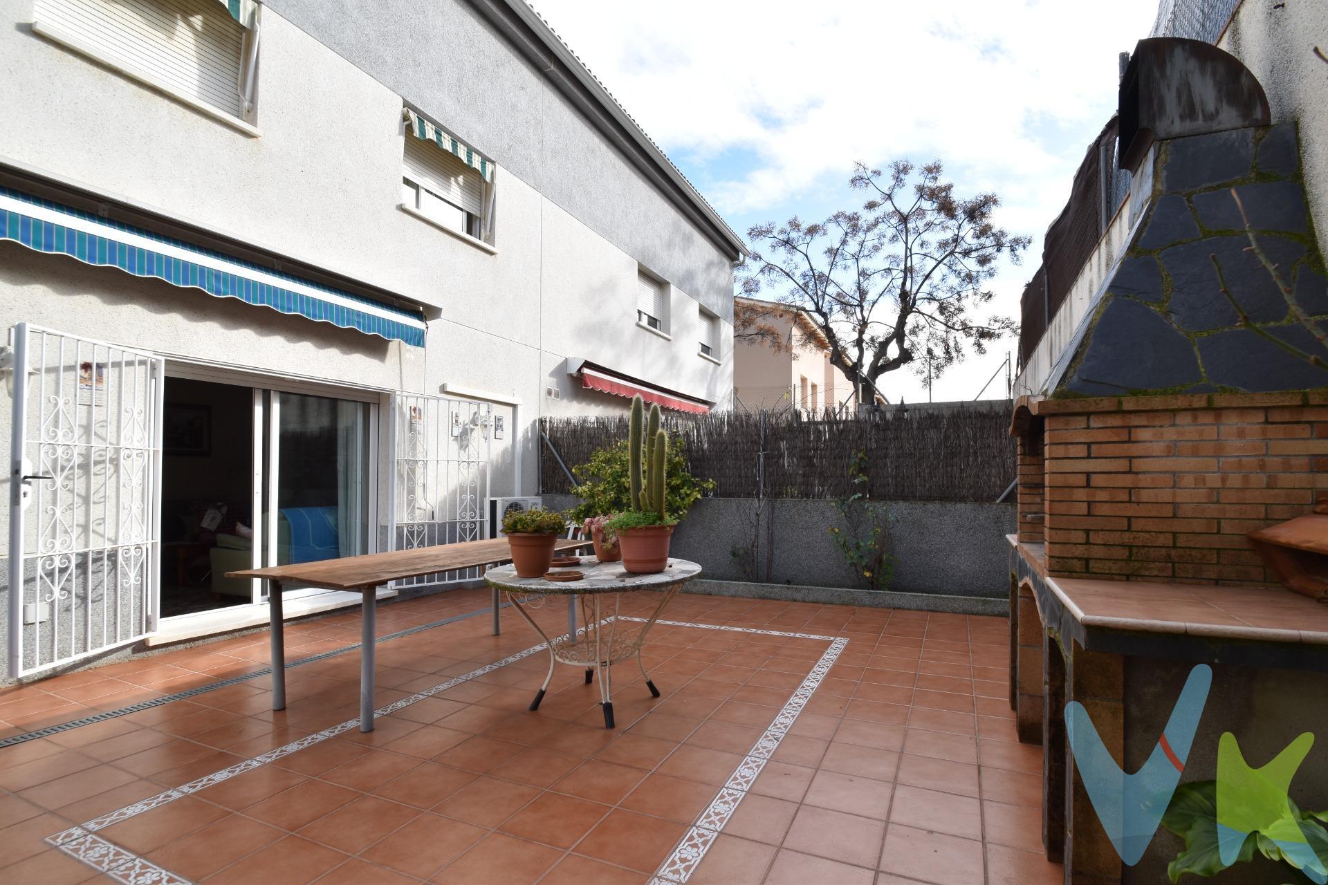 Hay casas que se visitan y casas que se sienten. Esta es de las segundas. Si estás cansado de ver adosadas oscuras o con distribuciones imposibles, esta pieza en zona residencial te va a reconciliar con el mercado inmobiliario. El patio de tus sueños y su barbacoa no es un simple trozo de suelo. Es tu nuevo comedor de verano. Con su barbacoa lista, es el lugar dónde las comidas y las cenas con amigos se alargan hasta las tantas. Aquí tienes 3 dormitorios amplios y un estudio en la buhardilla que es pura luz. ¿Teletrabajo? ¿Gimnasio? ¿Zona de juegos? Tú decides mientras sales al solárium privado a tomar el aire. Garaje para coche y moto (porque sabemos que el espacio nunca sobra), calefacción de gas natural y bomba de frío/calor. Está, literalmente, mejor que nueva. Planta baja ideal para la vida social. Salón-comedor con salida directa al patio. Cocina y baño funcional. Desde la calle acceso al garaje. Planta primera como zona de descanso. 3 dormitorios, balcón/porche y baño completo. Buhardilla o tu rincón de paz con solárium propio. Ubicada en una de las mejores zonas residenciales de Vilanova. ¿Vienes a verla o vas a dejar que otro organice la primera barbacoa? ---. El precio no incluye impuestos (ITP, IVA y AJD), ni los gastos de notario ni los de registro. 