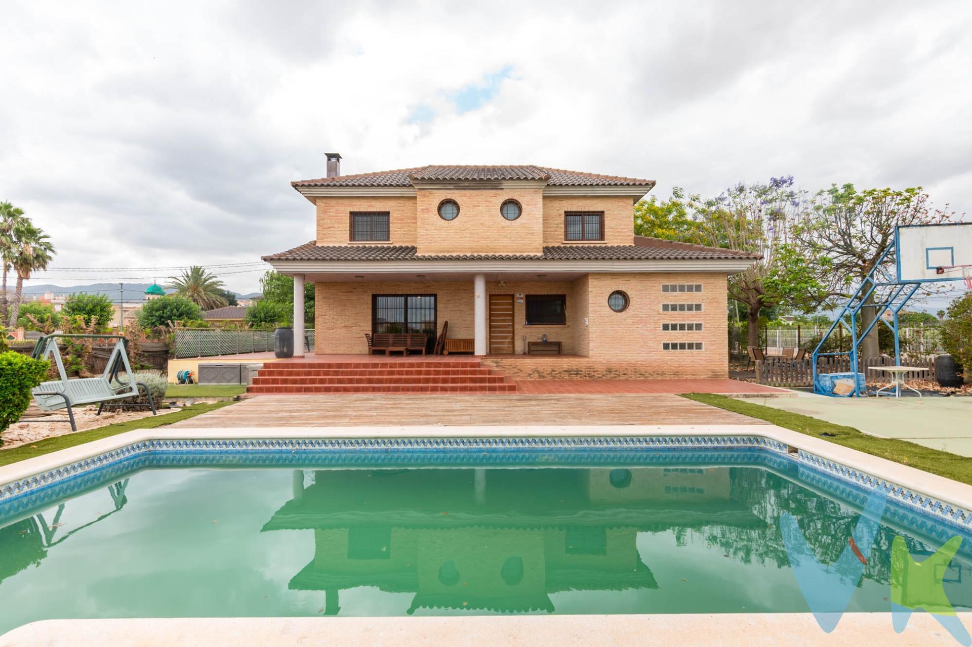 Crea el hogar que siempre has soñado....En una ubicación privilegiada de Aljucer, a solo 5 minutos del centro de Murcia, se encuentra este espectacular chalet independiente de 588 m² construidos sobre una parcela aproximada de 1.700 m². Distribuido en planta principal, gran sótano y buhardilla, ofrece 4 dormitorios, destacando la suite principal con vestidor y baño privado, además de 3 baños en vivienda y 1 baño adicional en garaje. La propiedad combina amplitud, elegancia y confort con maderas nobles, cocina de diseño con isla, aire acondicionado centralizado, calefacción de gasoil y un sistema de 29 placas solares con inversores y baterías. En el exterior, un entorno pensado para disfrutar: piscina privada, amplios jardines, pista de baloncesto, terraza y varios porches. Una vivienda única donde exclusividad, privacidad y calidad de vida se unen en un entorno excepcional. 🔑 Comercialización en multiexclusiva. Por mandato expreso del propietario, este inmueble se comercializa en multiexclusiva, lo que garantiza un acceso completo a la información, un servicio profesional y una gestión ordenada, sin interferencias de terceros. 🤝 Una compra tranquila y bien acompañada. Al contactar directamente con nosotros, evitarás molestias innecesarias a la propiedad. Nos encargamos de toda la intermediación, facilitándote la documentación, la información necesaria y un trato cercano, claro y sin complicaciones. Te informaremos con total transparencia de todos los aspectos de la compra, incluidos gastos y honorarios de agencia para que tomes decisiones con calma y seguridad. Nuestra forma de trabajar se basa en algo muy sencillo:. Calma → la tranquilidad de comprar tu vivienda con acompañamiento profesional en todo el proceso con nosotros. ℹ️ Información legal. La descripción del inmueble y las imágenes publicadas tienen carácter meramente informativo y no contractual. El precio ha sido fijado por la propiedad y podría sufrir variaciones hasta su formalización en contrato de compraventa. A continuación, te informamos de los gastos de compra no incluidos en el precio, para garantizar un proceso claro y tranquilo:. PVP:499.000€. No incluye gastos, impuestos y demás gastos legalmente correspondan al comprador: ITP del 7,75% con carácter general; existen excepciones según normativa aplicable (1). Base imponible el mayor valor entre el precio de venta o el valor referencia catastral. Gastos Notaría y Registro: 1.900€ aprox. según complejidad y aranceles vigentes (2). Financiación: gastos de hipoteca, tasación y gatos bancarios a cargo del comprador, según su necesidad y elección. Servicio doble de intermediación: Honorarios inmobiliaria a cargo del comprador: 3% precio final, más IVA (21%), salvo acuerdo contrario tras negociación, no incluidos en PVP. Operación y condiciones de compraventa sujeta a aceptación expresa del vendedor. Para acceder a información y documentación legalmente exigible por el consumidor: https://www.inmotasa.es/consumidor/. (1) Para una información exhaustiva sobre el funcionamiento, tipos impositivos y bonificaciones del ITP en la Región de Murcia, puedes consultar el portal oficial de la Agencia Tributaria Autonómica en el siguiente enlace: agenciatributaria.carm.es/ITPAJD. (2) Tarifas notariales y registrales reguladas en Anexo I Del Real Decreto 1426/1989 y, Anexo I Del Real Decreto 1427/1989, respectivamente.