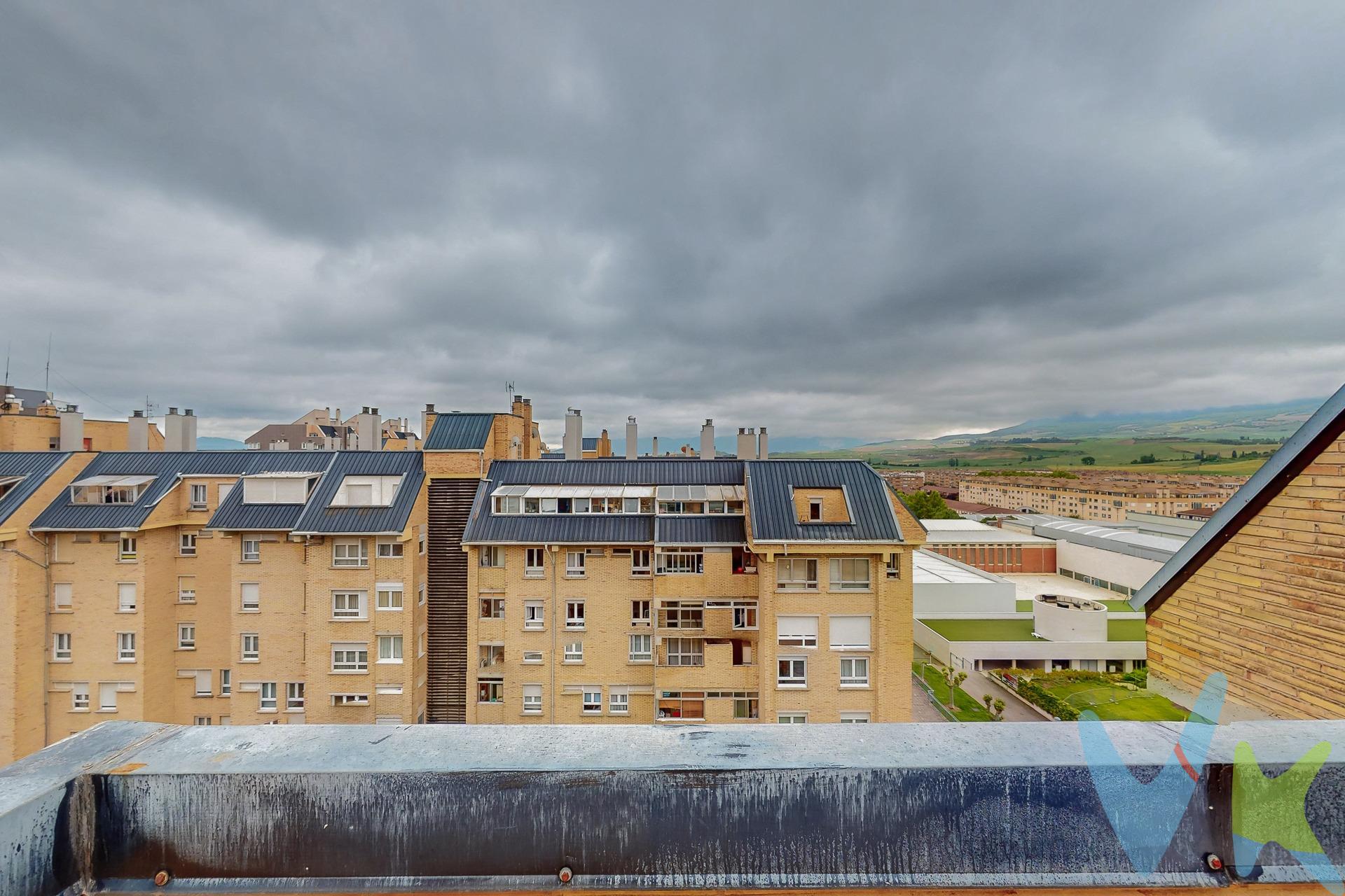 ¡EN VENTA! Estupendo Ático en Santa Cruz de Ardoy, Zizur Mayor – Última planta con terraza y orientación sur. Presentamos este ático situado en la octava y última planta de un edificio en Santa Cruz de Ardoy en Zizur Mayor,  concretamente en la segunda plaza con una superficie de  73 m2 construidos y 63 m2 útiles. La vivienda se distribuye en: hall de entrada, a mano izquierda accedemos a salón de 18,65 m2 con salida a terraza de 17,70 m2 con orientación sur (sol de tarde) y que cuenta con un pequeño trastero en la misma, 2 dormitorios bien iluminados de casi 7 m2 cada uno, dormitorio principal de 12,65 m2 con armario empotrado y baño con bañera. La vivienda cuenta con aire acondicionado. Cuenta con plaza de garaje en semisótano. Calefacción central . Agua caliente central con contador individual. Terraza con orientación sur, ideal para disfrutar del sol y las vistas hacia las piscinas municipales de Zizur. La vivienda cuenta con diversas reformas como suelo y ventanas cambiadas aunque necesita una mano de pintura y cierta actualización en cuanto a cocina (sin contar electrodomésticos) y baño.  . Ubicación ideal: Junto a todos los servicios (supermercados, escueles, ayuntamiento, polideportivo, piscinas municipales..). ¿Te interesa este ático con grandes posibilidades? No dudes en contactarnos, estaremos encantados de enseñártelo. (Los datos proporcionados son meramente informativos y no tienen valor contractual. El precio de venta indicado no incluye impuestos ni gastos de transmisión).