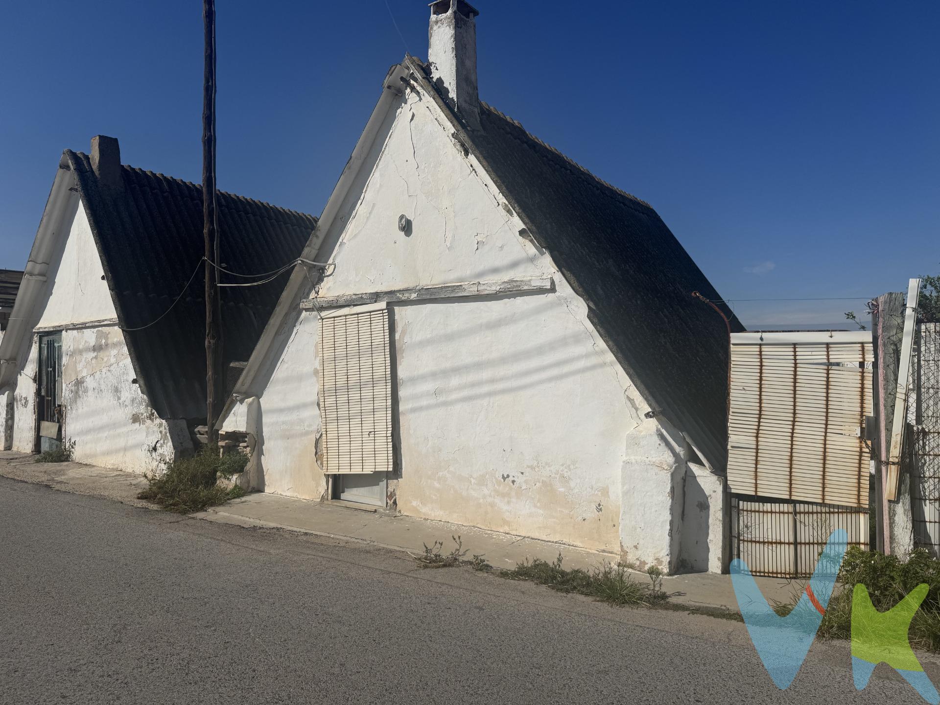 Se pone a la venta un conjunto excepcional de dos barracas valencianas tradicionales, con un gran potencial de rehabilitación, situadas en un enclave privilegiado: la Playa de Les Palmeretes, a lo largo del pintoresco Camino de Motilla. Características de la Propiedad:. Tipología: Dos barracas individuales, estructuras icónicas de la arquitectura rural valenciana. Barraca 1: 38 m2 construidos. Barraca 2: 41 m2 construidos. Superficie de la Parcela: Las propiedades se asientan sobre una parcela de 150m2, ofreciendo un espacio exterior manejable y con encanto. Estado: Ambas edificaciones están catalogadas como "para rehabilitar", lo que brinda al futuro propietario la libertad de diseñar y reformar a su gusto, respetando siempre la singularidad y el valor histórico de estas construcciones. Antigüedad: Las barracas datan del año 1950, portando consigo un testimonio palpable de la historia y las tradiciones de la zona. Situación Legal y Urbanística:. Es importante destacar que sobre las barracas existe un expediente de reparcelación en curso. Se certifica y se informa de manera clara que dicho expediente no afecta de modo alguno a la transmisión de la propiedad, garantizando una compraventa fluida y sin obstáculos legales en este aspecto. Localización y Valor Añadido:. La situación de esta propiedad es inmejorable, lo que la convierte en una verdadera joya. Entorno Natural: Las barracas se encuentran dentro del ámbito de protección del Parque Natural de la Albufera, un ecosistema de valor incalculable reconocido internacionalmente. Esta ubicación garantiza un entorno de paz, belleza natural y una calidad de vida incomparable. Proximidad a la Playa: A pesar de estar inmersas en un entorno natural protegido, se encuentran a un paso de la Playa de Les Palmeretes, permitiendo disfrutar de la brisa marina y del sol con una accesibilidad excepcional. Esta es una oportunidad única para inversores, amantes del patrimonio o particulares que sueñan con crear un refugio personalizado en uno de los parajes más auténticos y bellos de la costa valenciana. La rehabilitación de estas barracas no solo ofrece la posibilidad de crear una vivienda con carácter, sino también de preservar una parte esencial de la cultura y la arquitectura local.